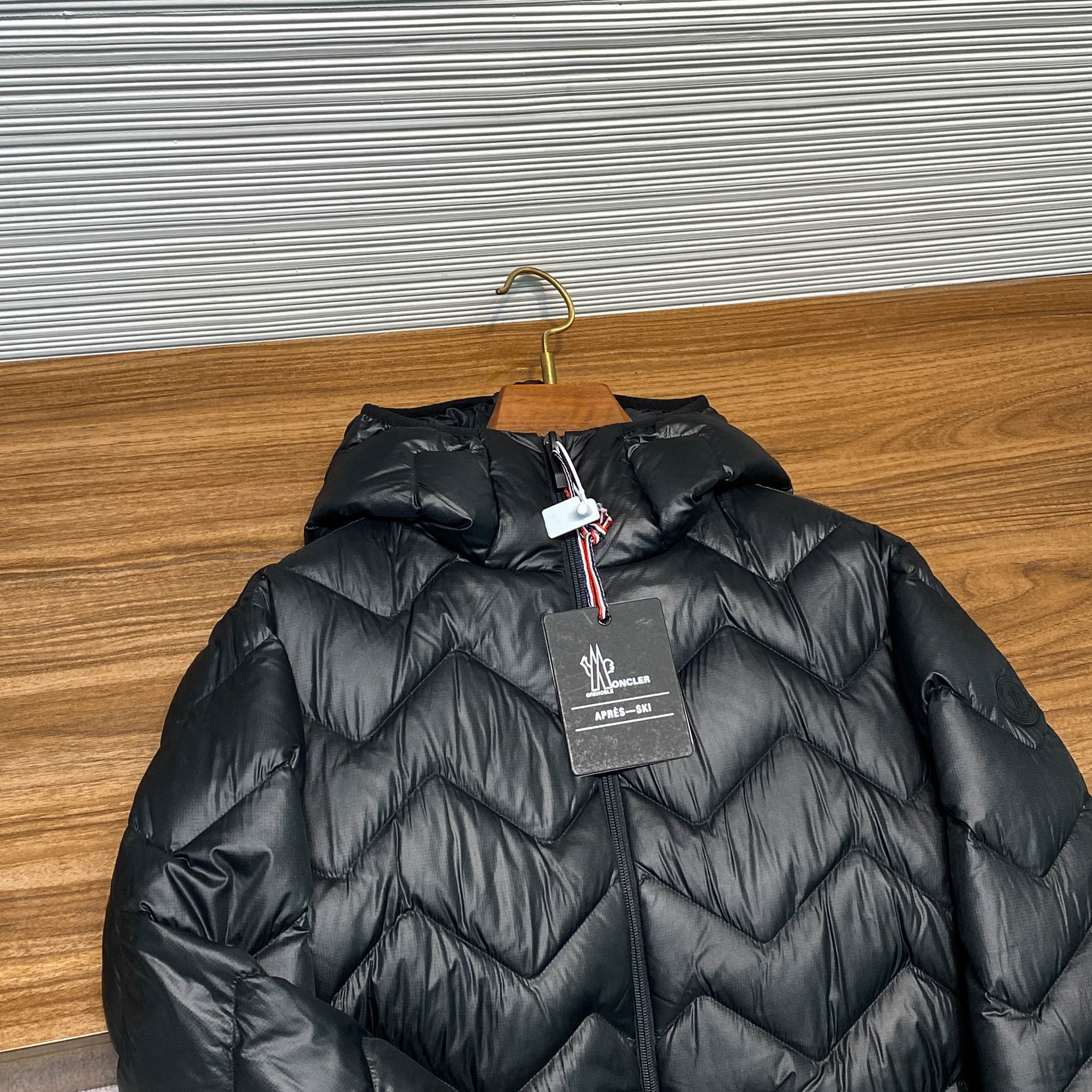 MOC25FW秋冬新款轻薄尼龙防水连帽羽绒夹克，男女同款时尚波浪形绗缝图案休闲拉链羽绒服外套！贸易公司渠