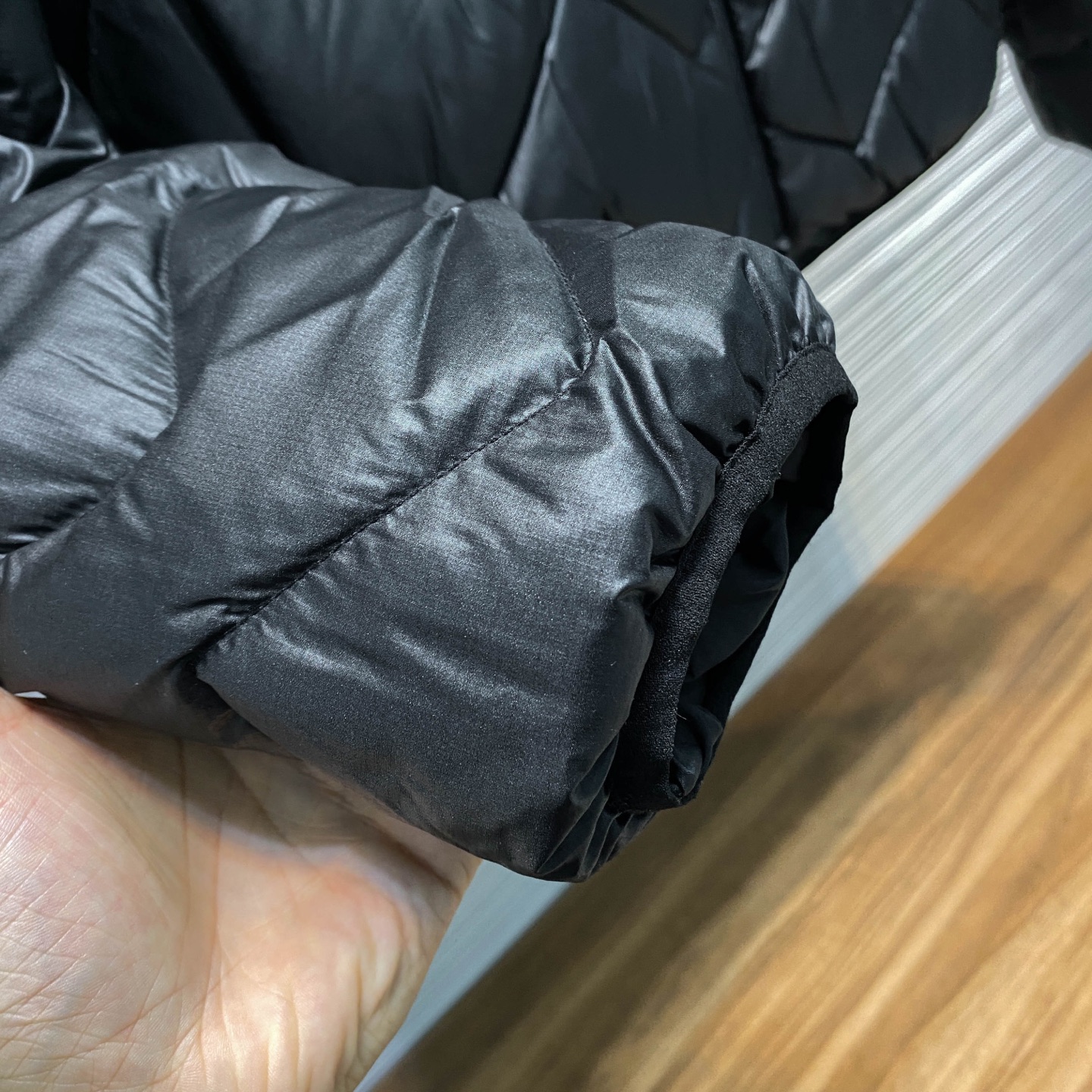 MOC25FW秋冬新款轻薄尼龙防水连帽羽绒夹克，男女同款时尚波浪形绗缝图案休闲拉链羽绒服外套！贸易公司渠