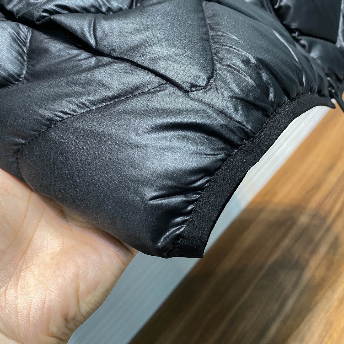 MOC25FW秋冬新款轻薄尼龙防水连帽羽绒夹克，男女同款时尚波浪形绗缝图案休闲拉链羽绒服外套！贸易公司渠