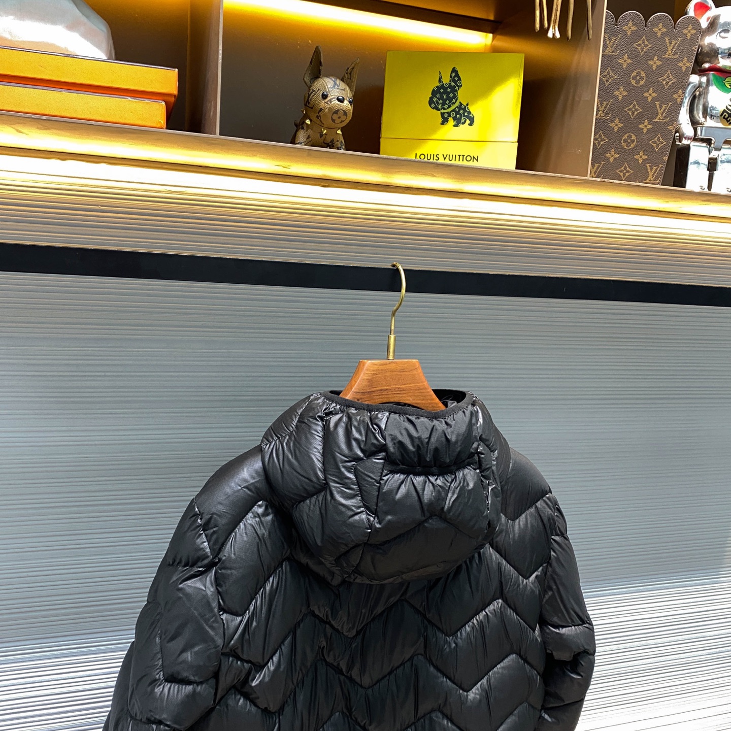 MOC25FW秋冬新款轻薄尼龙防水连帽羽绒夹克，男女同款时尚波浪形绗缝图案休闲拉链羽绒服外套！贸易公司渠