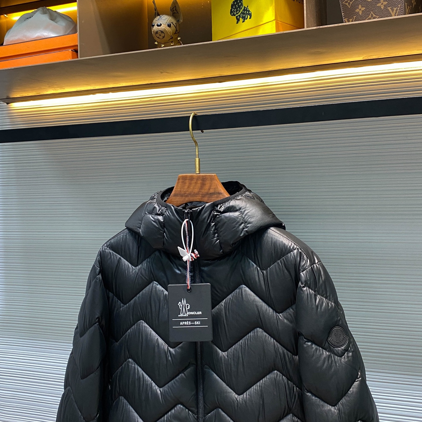 MOC25FW秋冬新款轻薄尼龙防水连帽羽绒夹克，男女同款时尚波浪形绗缝图案休闲拉链羽绒服外套！贸易公司渠