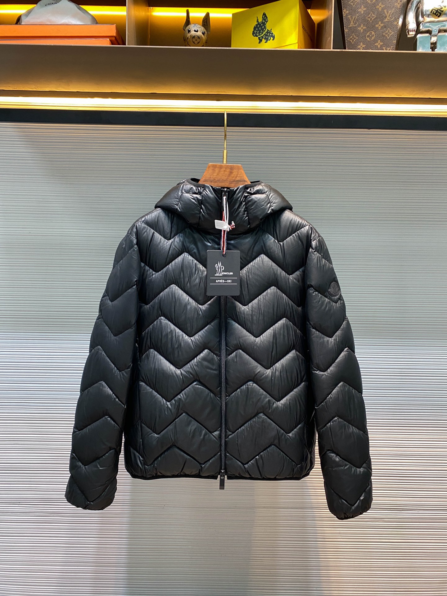 NO:573521,MOC25FW new autumn and winter lightweight nylon waterproof hooded down jacket, fashionable wavy quilted pattern casual zipper down jacket for men and women!  Trading company channels are rare, and it is available for sale on the official website simultaneously for 13,420 RMB!  Famen's new Laverq down jacket is a trend-setting masterpiece that cleverly combines cutting-edge fabrics and novel detailed designs, showing a unique fashion charm!  This down jacket is made of custom-made matte nylon waterproof material, with a light and delicate texture, which not only ensures wearing comfort, but also effectively resists wind and rain!  The inside is filled with down that meets the European standard 90, which is light and warm without being bulky, allowing you to maintain an elegant figure in the cold season!  The entire down jacket adopts a wavy pattern quilting design, which not only enhances the three-dimensional sense and layering of the clothing, but also highlights the unique charm of modern design!  The sleeve arms are decorated with black rubber brand logos, simple yet stylish!  The hood is equipped with a visor with a reflective printed logo, which not only improves the overall visual effect, but also adds a layer of safety for you at night!  The casual and loose fit design makes this down jacket not only suitable for men, but also can show the spontaneity and freedom of girls. Whether it is daily travel or outdoor adventure, it can become your indispensable fashion companion!  Sizes 1-4 Size 1 has shoulder width 48cm - bust 112cm - dress length 66cm - sleeve length 64cm Size 2 has shoulder width 49cm - chest 116cm - dress length 68cm - sleeve length 65cm Size 3 has shoulder width 50cm - chest 120cm - dress length 70cm - sleeve length 66cm Size 4 has shoulder width 51cm - chest 124cm - dress length 72cm - sleeve length 67cm  Size recommendation (standard version) Height 174-jin, try on size 2 which is suitable!  For boys, choose size 1 if you weigh less than 140 pounds, choose size 2 if you weigh between 146 pounds and 164 pounds, choose size 3 if you weigh 146-164 pounds, and choose size 4 if you weigh 164-184 pounds!  All girls can choose size 1!  ,,jackets & coats,jackets & coats,down jacket,hats,alexander wang19860909MOC25FW秋冬新款轻薄尼龙防水连帽羽绒夹克,男女同款时尚波浪形绗缝图案休闲拉链羽绒服外套！贸易公司渠道稀出,同步官网发售13420RMB！法蒙家新款Laverq羽绒服,一款引领潮流的佳作,巧妙融合了前沿面料与新颖细节设计,展现出独特的时尚魅力！ 这款羽绒服采用客供定制的哑光尼龙防水材质,质地轻薄细腻,既保证了穿着的舒适度,又有效抵御风雨侵袭！内里填充的是符合欧标90标准的羽绒,轻盈保暖而不显臃肿,让你在寒冷的季节里也能保持优雅身姿！羽绒服整体采用波浪形图案绗缝设计,不仅增强了衣物的立体感与层次感,更彰显出现代设计的独特韵味！ 袖臂上点缀着黑色的橡胶品牌标识,简约而不失格调！兜帽部分则配备了反光印花标识的帽舌,不仅提升了整体的视觉效果,更在夜间为你增添一份安全保障！休闲宽松的版型设计,使得这款羽绒服不仅适合男士穿着,同样也能展现出女生的率性与洒脱,无论是日常出行还是户外探险,它都能成为你不可或缺的时尚伴侣！尺码1-4 1码肩宽48cm-胸围112cm-衣长66cm-袖长64cm 2码肩宽49cm-胸围116cm-衣长68cm-袖长65cm 3码肩宽50cm-胸围120cm-衣长70cm-袖长66cm 4码肩宽51cm-胸围124cm-衣长72cm-袖长67cm 尺码推荐（标准版型） 身高174-斤,试穿2码合适！ 男生体重斤以内选择1码,-146斤选择2码,146-164斤选择3码,164-184斤选择4码！ 女生全部选择1码即可！,,jackets & coats,jackets & coats,down jacket,hats,alexander wang,Men's clothing