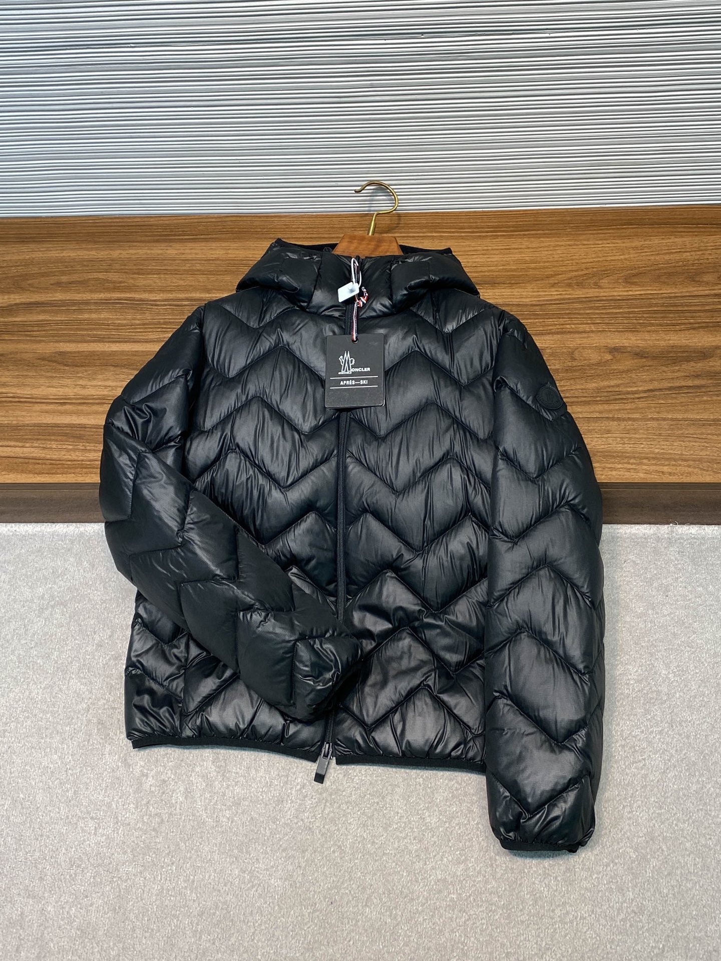 MOC25FW秋冬新款轻薄尼龙防水连帽羽绒夹克，男女同款时尚波浪形绗缝图案休闲拉链羽绒服外套！贸易公司渠