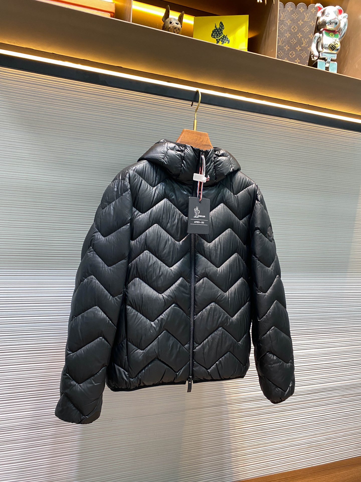 MOC25FW秋冬新款轻薄尼龙防水连帽羽绒夹克，男女同款时尚波浪形绗缝图案休闲拉链羽绒服外套！贸易公司渠