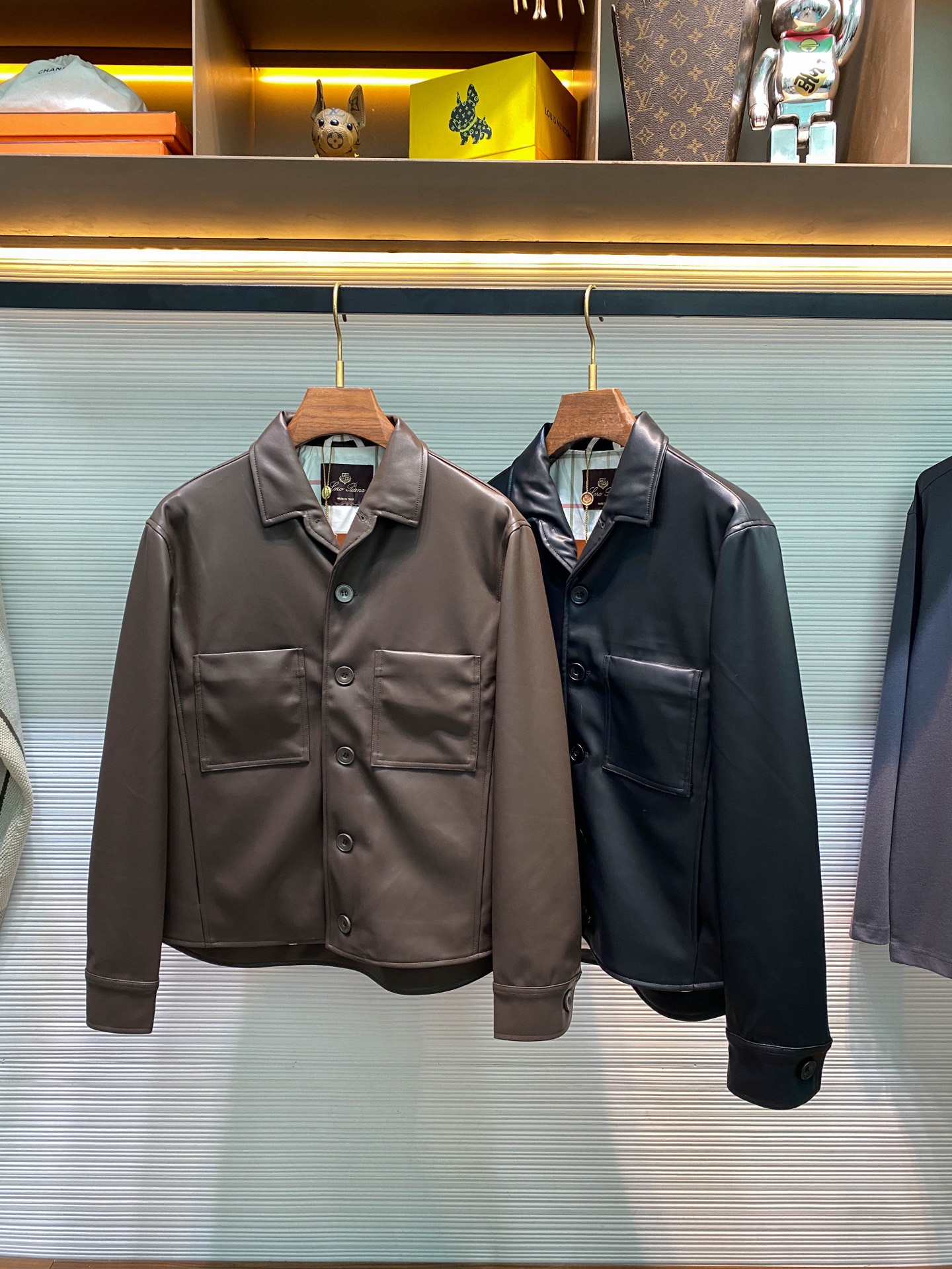 NO:573525,LFW autumn and winter new environmentally friendly PU leather lapel leather jacket, men's classic double pocket business casual versatile leather jacket! Trading company channels are rare and available on the official website simultaneously! The most worth buying leather jacket in autumn and winter, a classic that shows excellent quality and fashionable style, can resist the cold and show extraordinary charm! LP has always been known for its exquisite craftsmanship and high-quality materials, and this leather jacket is even more so. It is not only a piece of clothing, but also a reflection of an attitude towards life! Choosing it means choosing quality, fashion and comfort! The fabric is carefully crafted from PU leather, which is famous for its delicate texture, soft touch and excellent durability. The unique texture adds a low-key luxury to this PU leather jacket! The overall design presents a simple style, without too many complicated decorations, but it shows grandeur and stability in simplicity! This simple design style not only conforms to the aesthetic trend of modern fashion, but also can be easily matched with various clothing. Whether it is a business occasion or leisure time, it can make you show a confident and calm temperament! The chest pocket is both practical and adds a touch of exquisite detail to the overall look. The design of these two pockets perfectly balances simplicity and functionality, allowing this leather jacket to meet the needs of daily use while remaining simple! Black/coffee, two colors included! Size S-XXL S size shoulder width 48cm - bust 112cm - dress length 68cm - sleeve length 60cm M size shoulder width 49cm - chest circumference 116cm - dress length 70cm - sleeve length 61cm L size shoulder width 50cm - chest circumference 120cm - dress length 72cm - sleeve length 62cm XL size shoulder width 51cm - chest circumference 124cm - dress length 74cm - sleeve length 63cm XXL size has shoulder width 52cm - bust 128cm - dress length 76cm - sleeve length 64cm. Size recommendation (standard version). Height 174kg, try on size M which is suitable! Boys weighing less than 100 pounds should choose S size, -143 pounds should choose M size, 143-156 pounds should choose L size, 156-170 pounds should choose XL size, and 170-186 pounds should choose XXL size! ,,loro piana,jackets & coats,jackets & coats,leather jacket,alexander wang19860909LFW秋冬新款环保PU皮革翻领皮夹克,男士经典双口袋商务休闲百搭皮衣夹克外套！贸易公司渠道稀出,同步官网发售！秋冬时节最值得入手的皮衣外套,一款尽显卓越品质与时尚格调的经典之作,抵御寒冷,展现非凡魅力！ LP一直以来都以精湛的工艺和高品质的材料著称,这款皮衣更是如此,它不仅是一件衣服,更是一种生活态度的体现！选择它就是选择了品质、时尚与舒适！面料方面采用PU皮精心打造而成,以其细腻的纹理、柔软的触感和卓越的耐用性而闻名,独特质感为这款PU皮衣增添了一份低调的奢华！整体设计呈现简洁风,没有过多的繁复装饰,却在简约中彰显出大气与稳重！这种简洁的设计风格,不仅符合现代时尚的审美趋势,更能轻松搭配各种服饰,无论是商务场合还是休闲时光,都能让你展现出自信从容的气质！胸前的口袋,既实用又为整体造型增添了一抹精致的细节,这两个口袋的设计,恰到好处地平衡了简洁与功能性,让这款皮衣在保持简约的同时,也能满足日常的使用需求！黑色/咖啡,两色入！尺码S-XXL S码肩宽48cm-胸围112cm-衣长68cm-袖长60cm M码肩宽49cm-胸围116cm-衣长70cm-袖长61cm L码肩宽50cm-胸围120cm-衣长72cm-袖长62cm XL码肩宽51cm-胸围124cm-衣长74cm-袖长63cm XXL码肩宽52cm-胸围128cm-衣长76cm-袖长64cm 尺码推荐（标准版型） 身高174-斤,试穿M码合适！ 男生体重斤以内选择S码,-143斤选择M码,143-156斤选择L码,156-170斤选择XL码,170-186斤选择XXL码！,,loro piana,jackets & coats,jackets & coats,leather jacket,alexander wang,Men's clothing