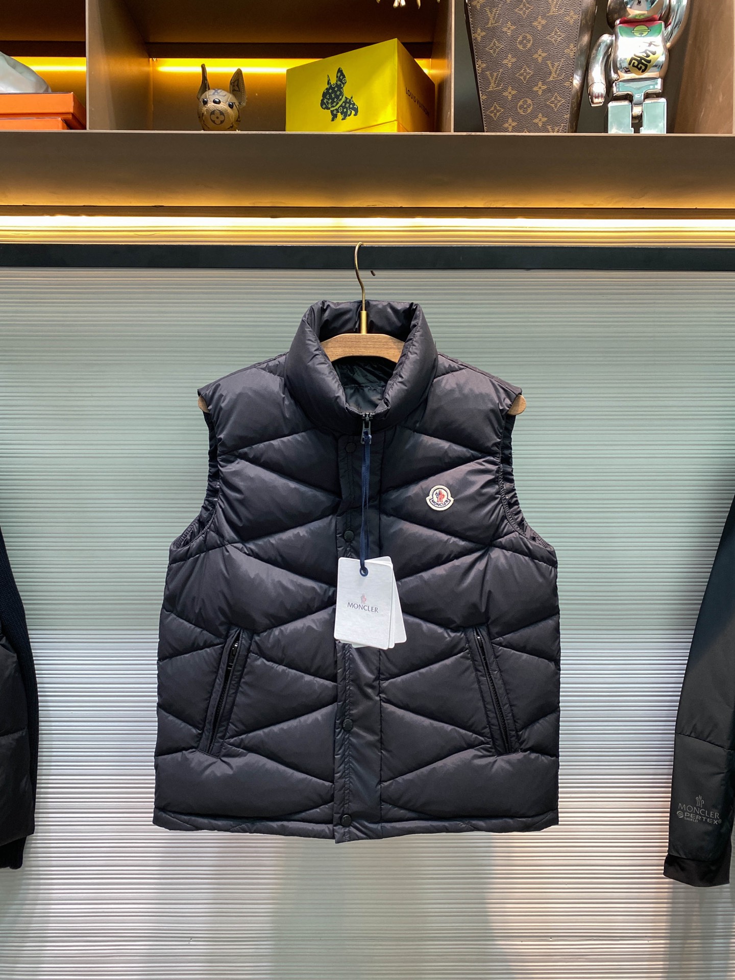 NO:573522,MOC25FW new autumn and winter diamond-shaped quilted nylon down vest, men's and women's same felt badge decorated zipper stand collar sleeveless down jacket!  Trading company channels are rare and available on the official website simultaneously!  The classic regular down vest once again opens a chapter of invincible avant-garde styling, with its own elegance and nobility!  This down vest is made of imported high-density nylon material. The fabric is extremely soft and delicate. It has good outdoor functions such as windproof and water-repellent, wear-resistant and scratch-resistant, and can easily cope with various environments!  The polyester fiber lining on the inside is spliced, and the full lock velvet treatment design prevents velvet from running away or picking out hair. The elasticity is also very good when the air is pressed by hand!  The customer-supplied DIST90 goose down is processed with advanced direct filling technology, which has strong thermal insulation and temperature locking properties!  The unique diamond-shaped quilting design adopts CNC positioning process, showing superb craftsmanship!  The classic felt badge embellishment on the chest is the enduring brand charm!  Fashionable stand-up collar zipper vest style cut, can easily switch between the workplace and weekend outdoor time, the same style is recommended for men and women!  Size 1-4 Size 1 has a shoulder width of 43cm - bust 110cm - dress length 64cm Size 2 has a shoulder width of 44cm - bust 114cm - dress length 66cm Size 3 has a shoulder width of 45cm - bust 118cm - dress length 68cm Size 4 has a shoulder width of 46cm - bust 122cm - dress length 70cm Size recommendation (standard version) Height 174kg, try on size 2 which is suitable!  For boys, choose size 1 if you weigh less than 145 pounds, choose size 2 if you weigh between 145 pounds and 162 pounds, choose size 3 if you weigh 145-162 pounds, and choose size 4 if you weigh 162-180 pounds!  All girls can choose size 1!  ,,jackets & coats,down jacket,alexander wang19860909MOC25FW秋冬新款菱形格绗缝尼龙羽绒马甲,男女同款毛毡徽章装饰拉链立领无袖羽绒服外套！贸易公司渠道稀出,同步官网发售！经典常规款的羽绒马甲背心,再次打开无敌前卫造型的篇章,造型自带优雅高贵！ 这款羽绒马甲采用客供进口高密度尼龙材质制成,面料柔软度与细腻感都异常优越,具有良好的防风拒水、耐磨防刮等户外功能性,轻松应对各种环境！内里聚酯纤维内衬拼接,十足的锁绒处理设计不跑绒不钻毛,用手抓压空气回弹性也是十足的好！客供DIST90鹅绒配合先进的直充绒技术处理,保暖锁温性强！独特的菱形格绗缝设计,采用数控定位工艺流程,展现精湛的工艺技巧！胸前经典毛毡徽章点缀,则是经久不变的品牌魅力！时尚立领拉链马甲版型裁剪,可轻松实现职场与周末户外时光的切换,男女同款推荐！尺码1-4 1码肩宽43cm-胸围110cm-衣长64cm 2码肩宽44cm-胸围114cm-衣长66cm 3码肩宽45cm-胸围118cm-衣长68cm 4码肩宽46cm-胸围122cm-衣长70cm 尺码推荐（标准版型） 身高174-斤,试穿2码合适！ 男生体重斤以内选择1码,-145斤选择2码,145-162斤选择3码,162-180斤选择4码！ 女生全部选择1码即可！,,jackets & coats,down jacket,alexander wang,Men's clothing