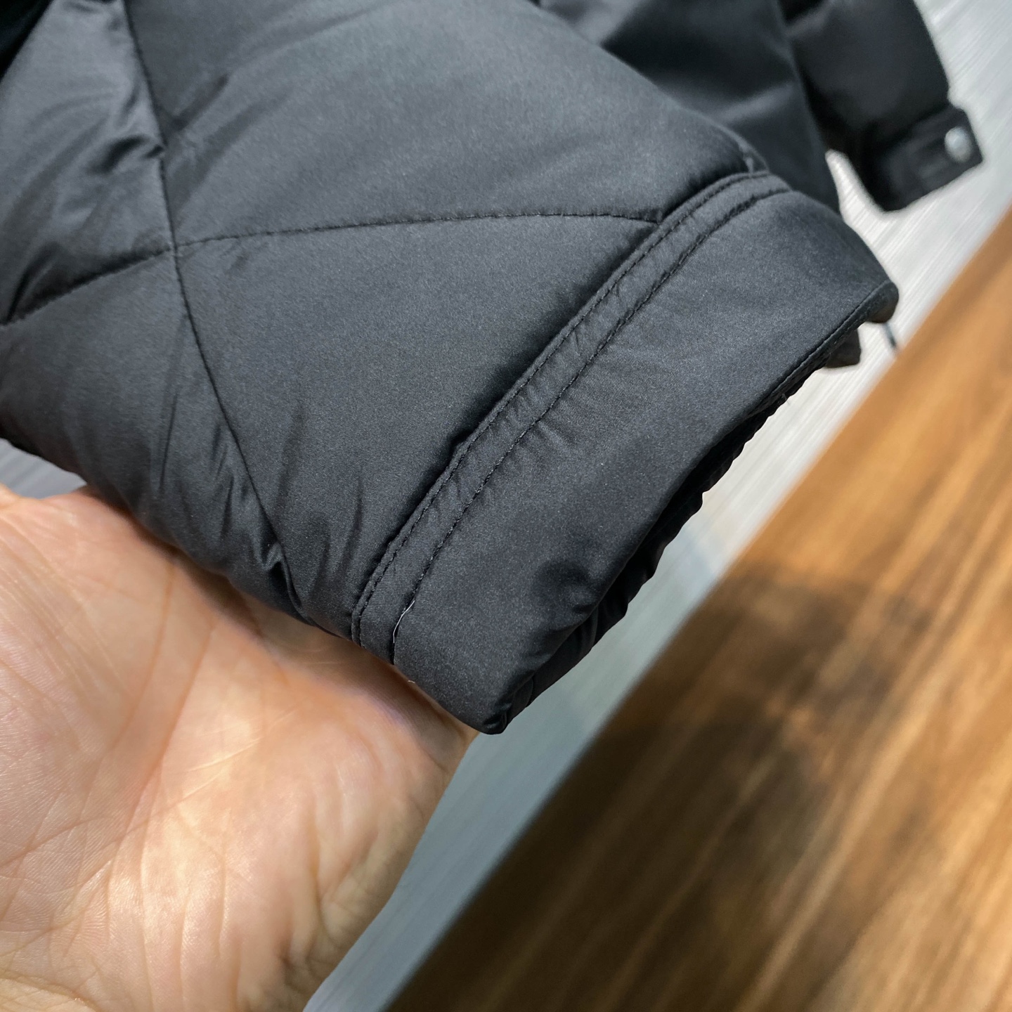 高版本认准细节 MOC25FW秋冬新款菱形格绗缝拉链羽绒夹克，男女同款袖臂徽章口袋可拆卸连帽立领羽绒服外