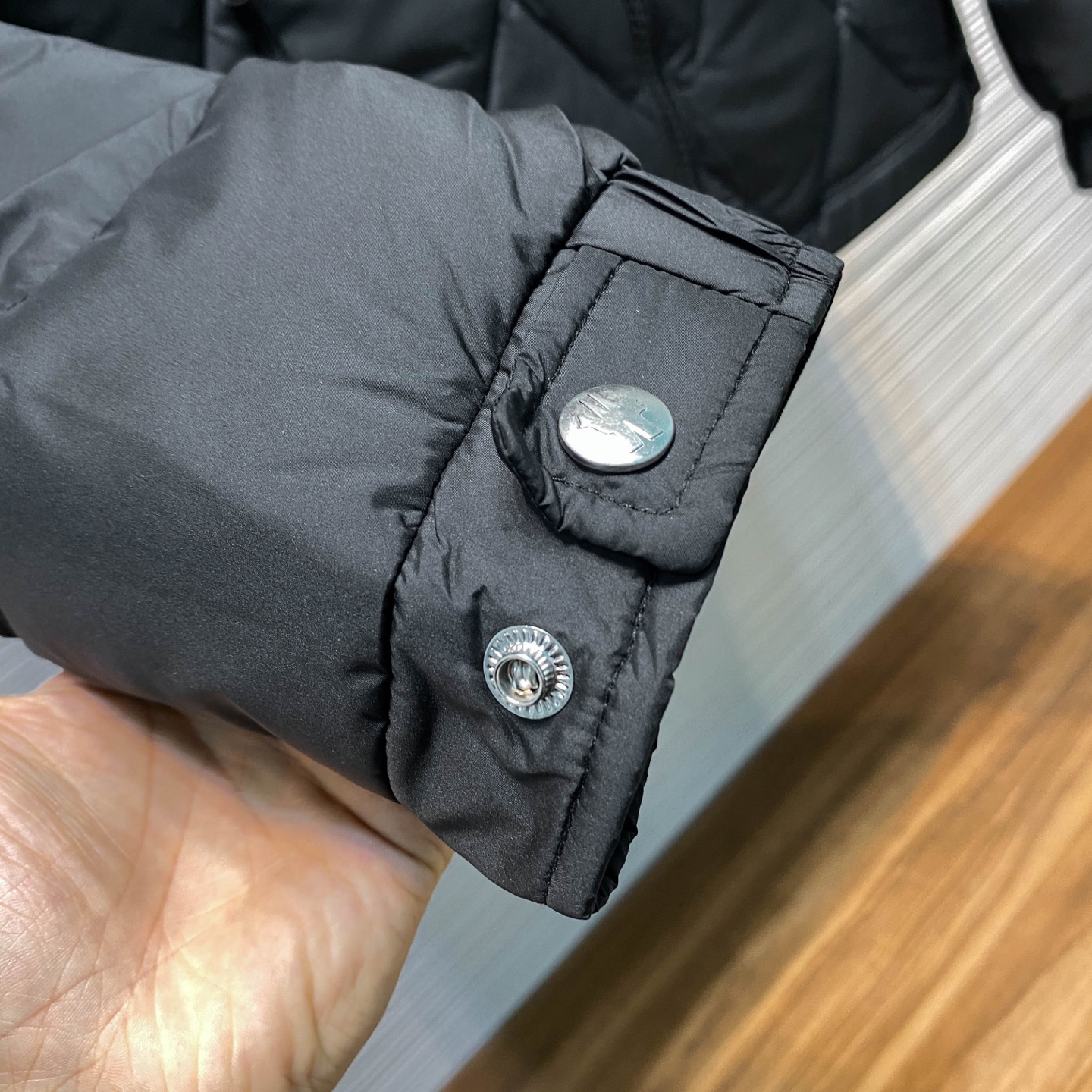 高版本认准细节 MOC25FW秋冬新款菱形格绗缝拉链羽绒夹克，男女同款袖臂徽章口袋可拆卸连帽立领羽绒服外