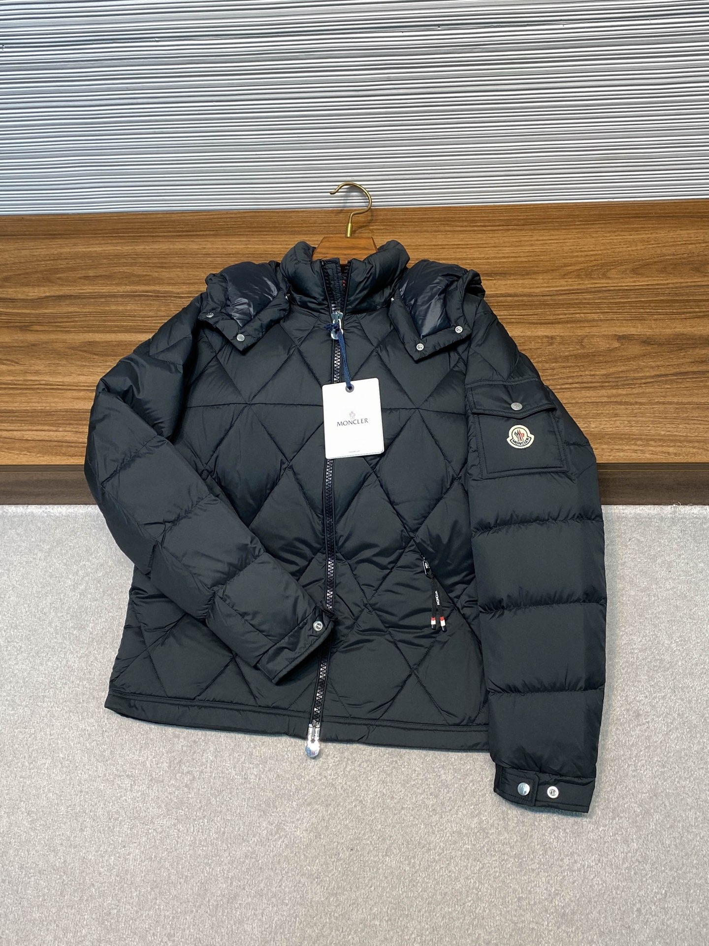 高版本认准细节 MOC25FW秋冬新款菱形格绗缝拉链羽绒夹克，男女同款袖臂徽章口袋可拆卸连帽立领羽绒服外