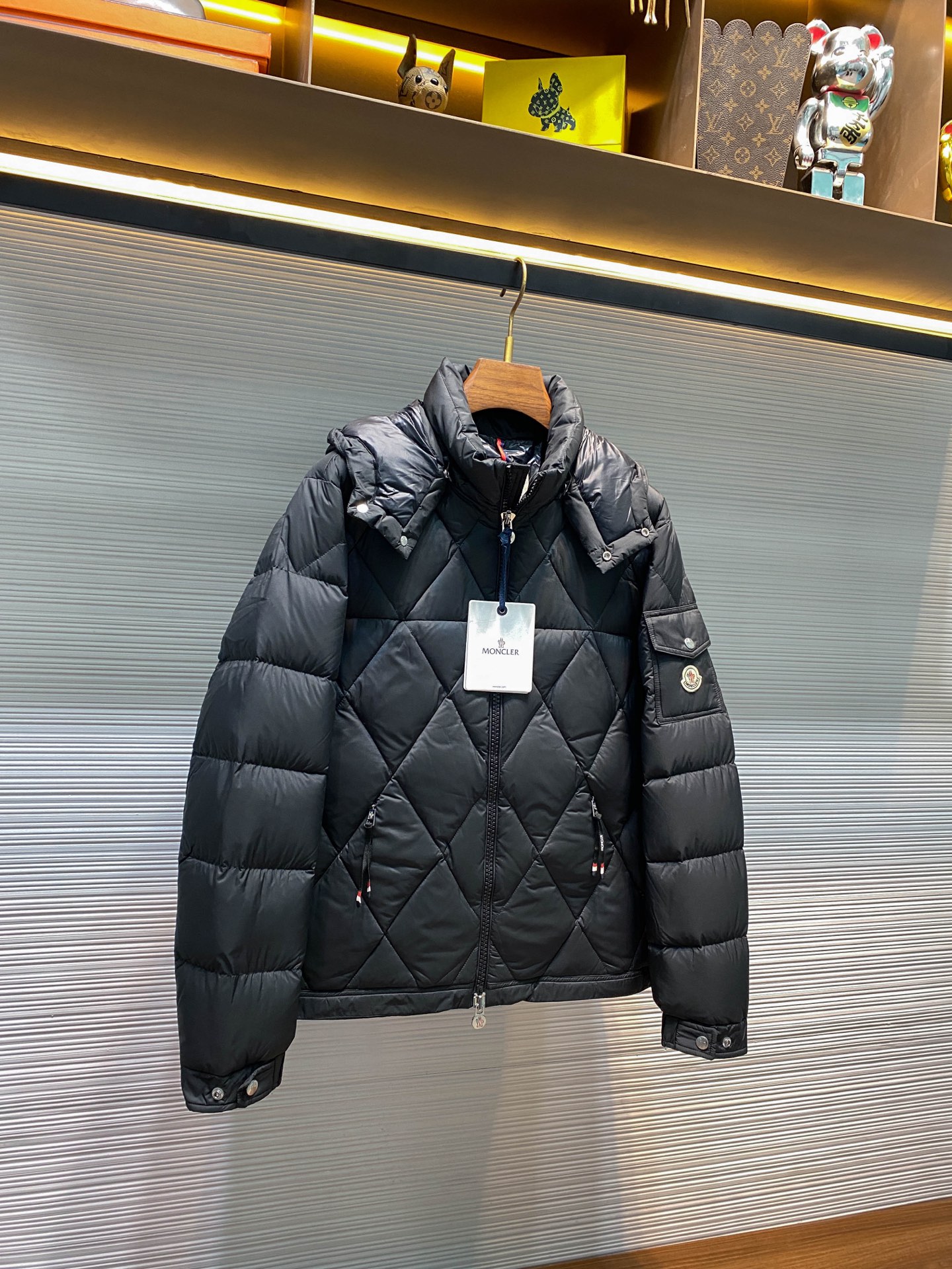 高版本认准细节 MOC25FW秋冬新款菱形格绗缝拉链羽绒夹克，男女同款袖臂徽章口袋可拆卸连帽立领羽绒服外