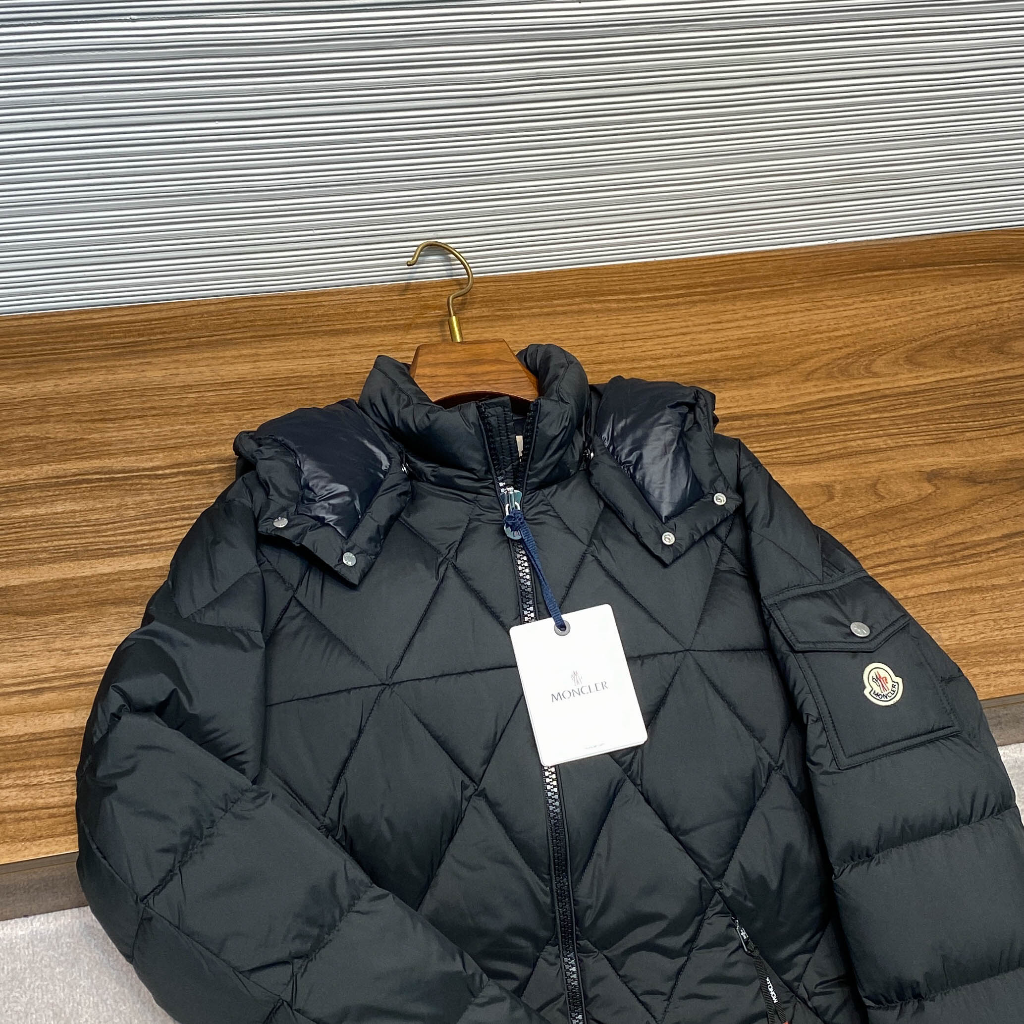 高版本认准细节 MOC25FW秋冬新款菱形格绗缝拉链羽绒夹克，男女同款袖臂徽章口袋可拆卸连帽立领羽绒服外