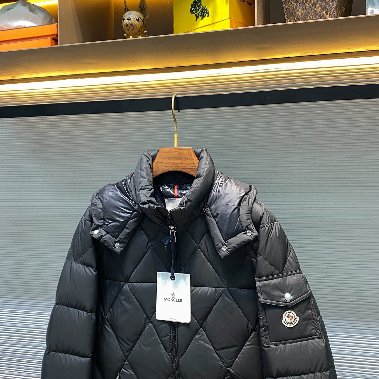 高版本认准细节 MOC25FW秋冬新款菱形格绗缝拉链羽绒夹克，男女同款袖臂徽章口袋可拆卸连帽立领羽绒服外