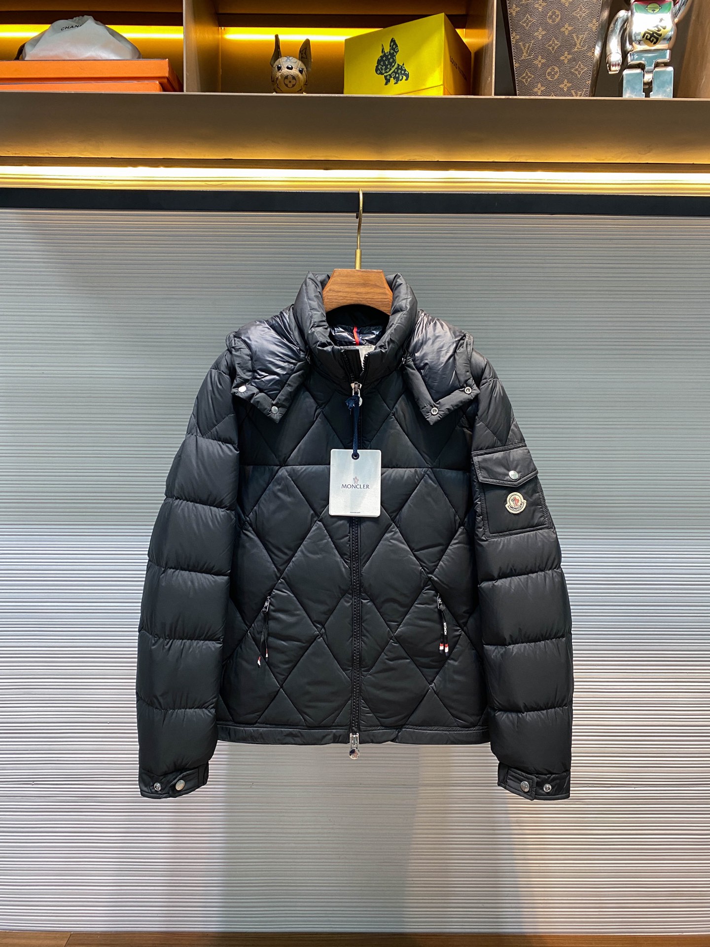 NO:573503,The high version pays attention to the details. MOC25FW new autumn and winter diamond quilted zipper down jacket, men's and women's same style sleeve arm badge pockets detachable hooded stand collar down jacket!  Trading company channels are rare and available on the official website simultaneously!  This down jacket is the latest fashionable and versatile item launched by Famengjia. It adopts a solid color basic design. Whether you pair it with jeans or sweatpants, you can easily show off a handsome and casual style!  Compared with other heavy jackets, this down jacket is not fussy at all and will not look bulky!  In order to create a better wearing experience, this down jacket is made of custom-made fabrics and three-proof high-tech fabrics. It is not only waterproof, windproof, anti-fouling, etc., but can also effectively resist the invasion of the body by cold weather. The direct down filling process makes the production process of this down jacket more complicated, but it also gives it a three-dimensional effect!  As for the filling material, we carefully selected 90% white goose down, and used super large and fluffy velvet for filling!  This choice allows the wearer to feel completely infinite when wearing the upper body, which can not only maintain a light feeling, but also enjoy sufficient warmth!  Wearing it is like a heater while walking, giving you all-round warmth and care!  The design is decorated with a rhombus pattern all over the body and is outlined using quilting technology. The overall design is simple, fashionable and yet has a high-end feel. It is paired with a hidden drawstring zipper and double pockets, making the outfit full of three-dimensionality!  The iconic felt badges on the sleeve arm pockets are even more of a status symbol!  In short, this quilted down jacket is an ideal choice that combines fashion, versatility and warmth. Whether you buy it for yourself or for your family, it will not let you down. Come and buy it!  Sizes 1-4 Size 1 has shoulder width 49cm - bust 118cm - dress length 70cm - sleeve length 65cm Size 2 has shoulder width 50cm - chest 122cm - dress length 71cm - sleeve length 66cm Size 3 has shoulder width 51cm - chest 126cm - dress length 72cm - sleeve length 67cm Size 4 has shoulder width 52cm - chest 130cm - dress length 73cm - sleeve length 68cm  Size recommendation (standard version) Height 174-jin, try on size 2 which is suitable!  Boys weighing less than 130 kilograms choose size 1, 130-145 kilograms choose size 2, 145-166 kilograms choose size 3, 166-185 kilograms choose size 4!  All girls can choose size 1!  ,,jeans,jackets & coats,jackets & coats,down jacket,hats,alexander wang19860909高版本认准细节 MOC25FW秋冬新款菱形格绗缝拉链羽绒夹克,男女同款袖臂徽章口袋可拆卸连帽立领羽绒服外套！贸易公司渠道稀出,同步官网发售！这款羽绒服是法蒙家最新推出的一款时尚百搭单品,它采用了纯色基础设计,无论你是搭配牛仔裤还是运动裤,都能轻松展现帅气又休闲的风格！与其他厚重的外套相比,这款羽绒服在穿着上完全不挑人,不会显得臃肿！ 为了打造出更好的穿着体验,这款羽绒服采用了客供定制面料和三防高科技面料制作,它不仅具备防水、防风、防污等功能,还能有效抵御寒冷天气对身体的侵袭,而直充绒工艺使得该羽绒服制作过程更加复杂,但也使得其呈现出立体效果！在填充材料上,精挑细选了90白鹅绒,并且使用超大朵高蓬松的绒朵进行填充！这种选择使得穿着者在上身时完全无量感,既能保持轻盈的感觉,又能享受到充足的保暖！穿上它就像是行走中的暖气一样,给你全方位的温暖呵护！ 设计上通体菱形格图案装饰,采用绗缝工艺进行勾勒,整体简约时髦又不失高级感,搭配隐藏式抽绳拉链双插口袋,着身立体感十足！袖臂口袋上标志性毛毡徽章点缀,更是身份的象征！总之该绗缝羽绒服是一款集时尚、百搭和保暖于一身的理想选择,无论是购买给自己还是为家人准备,它都不会让你失望,快来选购吧！尺码1-4 1码肩宽49cm-胸围118cm-衣长70cm-袖长65cm  2码肩宽50cm-胸围122cm-衣长71cm-袖长66cm  3码肩宽51cm-胸围126cm-衣长72cm-袖长67cm  4码肩宽52cm-胸围130cm-衣长73cm-袖长68cm 尺码推荐（标准版型） 身高174-斤,试穿2码合适！ 男生体重130斤以内选择1码,130-145斤选择2码,145-166斤选择3码,166-185斤选择4码！ 女生全部选择1码即可！,,jeans,jackets & coats,jackets & coats,down jacket,hats,alexander wang,Men's clothing