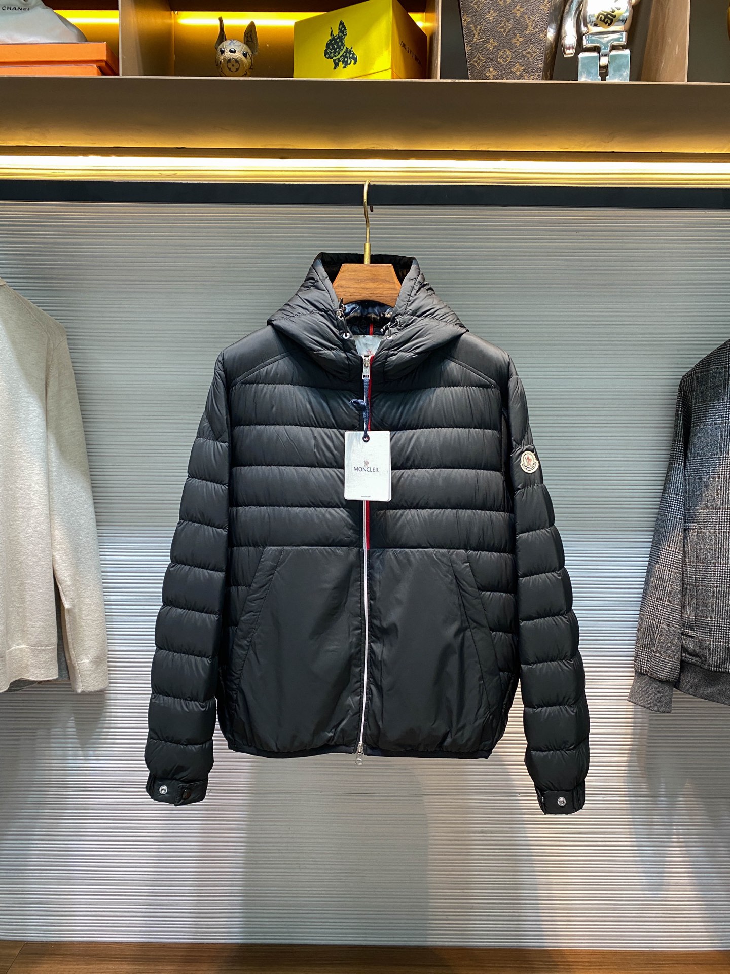 NO:573523,MOC25FW new autumn and winter matte nylon waterproof lightweight down jacket, same style for men and women with three-color webbing decoration casual zipper hooded down jacket!  The trading company channel is rarely available, and it is available for sale on the official website simultaneously for 14520RMB!  The brand new Glarey short down jacket from Fameng family draws inspiration from tradition to create a charming modern look!  This down jacket is made of custom-made matte nylon fabric. This fabric feels delicate and soft, and feels as comfortable as a second skin!  At the same time, it also has excellent windproof and waterproof properties. Whether it is a cold winter street or a sudden rain or snow, it can provide you with all-round protection!  The interior is filled with European standard 90 goose down, which is lightweight and has excellent thermal insulation performance. The horizontal quilting design not only makes the down distribution more even, but also ensures a comfortable experience when wearing!  The thin and light design allows you to keep warm without feeling any weight, making it easy to cope with various winter activities!  The placket and hood are cleverly embellished with the iconic three-color webbing. This classic element not only adds a traditional style, but also gives the entire down jacket a modern charm!  The classic felt badge decoration on the sleeve arm is a symbol of identity and taste, highlighting your unique temperament!  The casual hooded cut is both fashionable and comfortable!  The front zippered large pocket design is not only convenient for you to store your belongings, but also adds to the overall practicality!  This down jacket is suitable for both men and women, and can be easily matched with various styles!  Size 1-4 Size 1 has a shoulder width of 49cm - bust 116cm - dress length 68cm - sleeve length 64cm Size 2 has a shoulder width of 50cm - bust 120cm - dress length 69cm - sleeve length 65cm Size 3 has a shoulder width of 51cm - chest 124cm - dress length 70cm - sleeve length 66cm Size 4 has a shoulder width of 52cm - chest 128cm - dress length 71cm - sleeve length 67cm  Size recommendation (standard version) Height 174-jin, try on size 2 which is suitable!  For boys, choose size 1 if you weigh less than 145 pounds, choose size 2 if you weigh between 145 pounds and 163 pounds, choose size 3 if you weigh 145-163 pounds, and choose size 3 if you weigh 163-183 pounds!  All girls can choose size 1!  ,,jackets & coats,jackets & coats,down jacket,hats,alexander wang19860909MOC25FW秋冬新款哑光尼龙防水轻薄羽绒夹克,男女同款门襟三色织带装饰休闲拉链连帽羽绒服外套！贸易公司渠道稀出,同步官网发售14520RMB！法蒙家全新Glarey短款羽绒夹克奉献,从传统中汲取灵感,打造富有魅力的现代造型！ 这款羽绒服选用客供定制的哑光尼龙面料,这种面料触感细腻软糯,仿佛第二层肌肤般贴合舒适！同时它还具有出色的防风防水性能,无论是寒风凛冽的冬日街头,还是突如其来的雨雪天气,都能为您带来全方位的防护！内里采用欧标90鹅绒填充,轻盈且保暖性能卓越,横向绗缝设计不仅使绒朵分布更加均匀,更确保了穿着时的舒适体验！轻薄款设计让您在保暖的同时,毫无负重感,轻松应对各种冬季活动！ 门襟及帽兜处巧妙融入标志性的三色织带点缀,这一经典元素不仅增添了传统格调,更让整款羽绒服焕发出现代魅力！袖臂上的经典毛毡徽章装饰,更是身份与品味的象征,彰显您的独特气质！休闲连帽版型裁剪,既符合时尚潮流,又兼顾穿着的舒适性！前幅拉链插兜大口袋设计,不仅方便您存放随身物品,更增添了整体的实用性！这款羽绒服男女皆宜,轻松驾驭各种风格搭配！尺码1-4 1码肩宽49cm-胸围116cm-衣长68cm-袖长64cm 2码肩宽50cm-胸围120cm-衣长69cm-袖长65cm 3码肩宽51cm-胸围124cm-衣长70cm-袖长66cm 4码肩宽52cm-胸围128cm-衣长71cm-袖长67cm 尺码推荐（标准版型） 身高174-斤,试穿2码合适！ 男生体重斤以内选择1码,-145斤选择2码,145-163斤选择3码,163-183斤选择3码！ 女生全部选择1码即可！,,jackets & coats,jackets & coats,down jacket,hats,alexander wang,Men's clothing