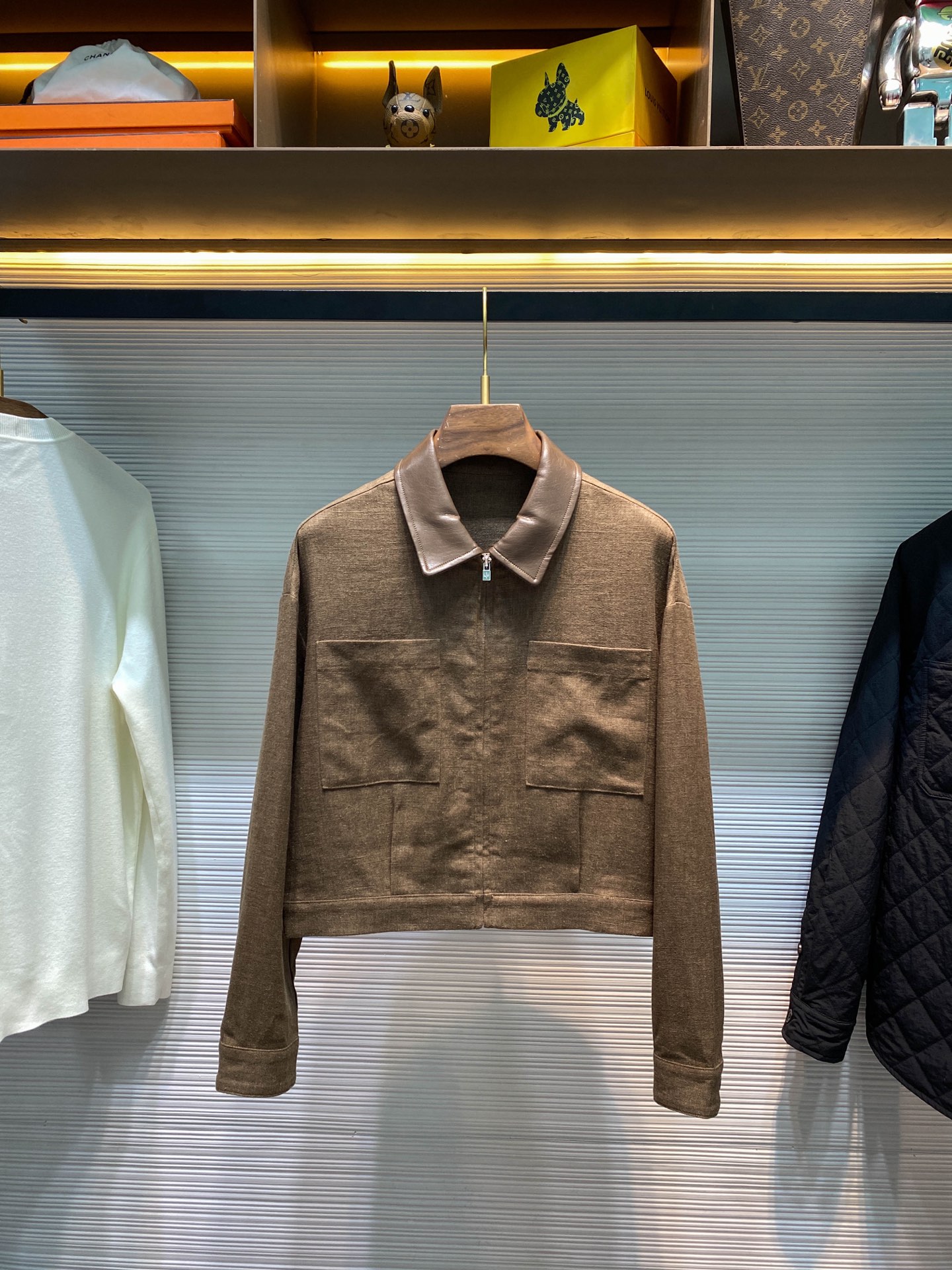 NO:638734,-LFW early autumn new linen and Tencel blended short jacket, women's retro old money style leather lapel zipper jacket!  Trading company channels are rare and available on the official website simultaneously!  A jacket that is especially suitable for the chaotic dressing season. It is a seasonal transitional style full of attitude. Linen + Tencel + protein leather breaks the boundaries of conventional materials. The upper body will collide with unexpected effects. It is an everlasting style for autumn and winter wardrobes!  In terms of fabrics, imported 85% linen + 15% Tencel blend is selected from customers. The matte matte surface reveals a low-key layering. When the rustic texture of linen meets the smooth luster of Tencel, it becomes a dance between nature and technology!  The three-dimensional version is soft and sinewy. The collar and cuffs are made of protein leather. It is a slightly short style that shows your figure. It is specially designed to solve the embarrassment of not knowing what to wear during the change of seasons. It is just right!  The feeling of 'I'm too lazy to dress up but still look a little bit dressy' was instantly grasped. Compared with pure leather jackets, it is less tough and more restrained in elegance, which is exactly in line with this autumn and winter's soft but stylish fashion trend!  Sizes S-L S size shoulder width 54cm - chest circumference 106cm - dress length 51cm - sleeve length 51cm M size shoulder width 55cm - bust cm - dress length 52cm - sleeve length 52cm L size shoulder width 56cm - chest circumference 114cm - dress length 53cm - sleeve length 53cm Size recommendation (standard version) Height 163kg, try on size M which is suitable!  Girls weighing less than 95 pounds should choose size S, those weighing 95-jin should choose size M, and those weighing more than 95 pounds should choose size L!  ,women's clothing,loro piana,jackets & coats,jackets & coats,leather jacket,alexander wang19860909-LFW早秋新款亚麻天丝混纺短款夹克,女士复古老钱风拼皮翻领拉链夹克外套！贸易公司渠道稀出,同步官网发售！一件特别适合乱穿衣季节的夹克外套,写满态度的季节过渡款,亚麻+天丝+蛋白皮,打破常规材质界限,上身会碰撞出令人意想不到的效果,秋冬季衣柜长青款！ 面料方面甄选客供进口85亚麻+15天丝混纺,哑光雾面透出低调层次感,当亚麻的质朴肌理邂逅天丝的柔滑光泽,便成了自然与科技共舞之作！立体版型柔软有筋骨,领子和袖口都做了蛋白皮拼接,显身材的微短款,专治换季不知穿啥的尴尬,穿它刚刚好！那种“懒得打扮看起来又有点讲究”的感觉瞬间拿捏了,比起纯皮衣,少了一些硬朗,多了一些内敛的贵气感,正好契合今年秋冬软乎乎但有型的流行趋势！尺码S-L S码肩宽54cm-胸围106cm-衣长51cm-袖长51cm M码肩宽55cm-胸围cm-衣长52cm-袖长52cm L码肩宽56cm-胸围114cm-衣长53cm-袖长53cm 尺码推荐（标准版型） 身高163-斤,试穿M码合适！ 女生体重95斤以内选择S码,95-斤选择M码,斤以上选择L码！,女装,loro piana,jackets & coats,jackets & coats,leather jacket,alexander wang,Women's clothing