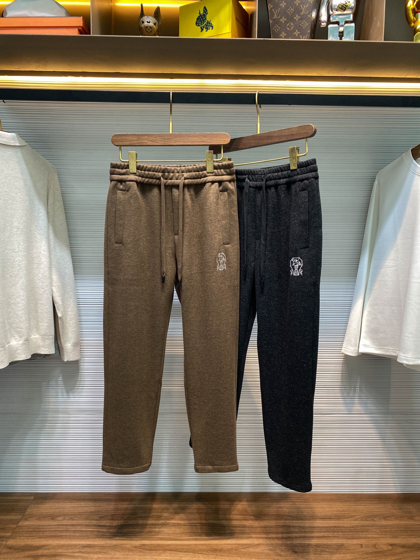 NO:568254,BC25FW new autumn and winter heavyweight acetate wool drawstring straight casual pants, men's classic badge embroidered metal nameplate decoration fashionable casual pants!  Trading company channels are rare, leading official website sales!  BC's new autumn and winter casual pants are made of high-quality custom-made densely woven acetate wool fabric, unique contrasting color badge embroidery on the front panel and metal nameplate design on the back pocket, as well as the perfect combination of drawstring elastic waistband and straight fit. They have become a model of the perfect fusion of fashion and quality!  This trousers is made of custom-made densely woven acetate wool fabric. It feels thick and crisp. It is not the kind of stiff and heavy, but has the right texture, giving people a sense of reliability and comfort!  At the same time, it also has excellent thermal insulation properties. In the cold season, it can protect you from the biting cold wind and make you feel as warm as spring!  The front panel is embroidered with a contrasting color badge. This detailed design is like the finishing touch, adding a unique fashion charm to the entire pair of pants!  The metal nameplate on the back pocket echoes the badge embroidery on the front, forming a harmonious and unified aesthetic!  The design of the drawstring elastic waistband fully considers the needs of people with different body shapes. Whether you have a thinner or thicker waist, you can adjust the drawstring to find the tightness that best suits you, making it comfortable and comfortable to wear!  The straight version is a classic among classics. It can well modify the leg lines and make the legs look straighter and slender. Whether paired with a simple T-shirt, a fashionable shirt or a casual jacket, it can easily create a fashionable and versatile effect!  Brown/black, two colors available!  Size M-3XL M size waist 72/78cm - hip 100cm - front 32cm - thigh 60cm - trouser length 95cm - trouser leg 36cm L size waist 76/82cm - hip 104cm - front 33cm - thigh 62cm - trouser length 96cm - trouser leg 37cm  XL size waist 80/86cm - hip 108cm - front 33cm - thigh 64cm - trouser length 97cm - trouser leg 38cm XXL size waist 84/90cm - hip 112cm - front 34cm - thigh 66cm - trouser length 98cm - trouser leg 39cm  3XL size waist 88/94cm - hip 116cm - front 34cm - thigh 68cm - trouser length 100cm - trouser leg 41cm Recommended size (standard version) Height 174-140 catties, try on L size!  Boys weighing less than 130 kilograms should choose M code, 130-143 kilograms should choose L code, 143-156 kilograms should choose XL code, 156-170 kilograms should choose XXL code, and 170-185 kilograms should choose 3XL code!  ,,jackets & coats,shirts,tees,t-shirt,alexander wang19860909BC25FW秋冬新款重磅醋酸羊毛抽绳直筒休闲裤,男士经典徽章刺绣金属铭牌装饰时尚休闲长裤！贸易公司渠道稀出,领先官网发售！BC秋冬新款休闲裤以其优质的客供定制密织醋酸羊毛面料、独具匠心的前幅对比色徽章刺绣与后兜金属铭牌设计,以及抽绳松紧裤腰和直筒版型的完美结合,成为了时尚与品质完美融合的典范儿！ 这款裤装采用客供定制密织醋酸羊毛面料,手感厚实挺括,并非是那种生硬的厚重,而是一种恰到好处的质感,给人以可靠和舒适的感觉！与此同时,它还具备出色的保暖性能,在寒冷的季节里,能为你抵御凛冽的寒风,让你感受到温暖如春的呵护！前幅采用了对比色徽章刺绣,这一细节设计犹如点睛之笔,为整条裤子增添了一份独特的时尚魅力！而后兜的金属铭牌则与前幅的徽章刺绣相互呼应,形成了一种和谐统一的美感！抽绳松紧裤腰的设计,充分考虑了不同身材人群的需求,无论是腰围较细还是稍粗的人,都能通过调节抽绳来找到最适合自己的松紧度,穿着起来既舒适又自在！而直筒的版型则是经典中的经典,它能够很好地修饰腿部线条,让双腿看起来更加笔直修长,无论是搭配简约的T恤、时尚的衬衫还是休闲的外套,都能轻松营造出时髦百搭的效果！褐色/黑色,两色入！尺码M-3XL M码腰围72/78cm-臀围100cm-前档32cm-大腿围60cm-裤长95cm-裤脚36cm L码腰围76/82cm-臀围104cm-前档33cm-大腿围62cm-裤长96cm-裤脚37cm XL码腰围80/86cm-臀围108cm-前档33cm-大腿围64cm-裤长97cm-裤脚38cm XXL码腰围84/90cm-臀围112cm-前档34cm-大腿围66cm-裤长98cm-裤脚39cm 3XL码腰围88/94cm-臀围116cm-前档34cm-大腿围68cm-裤长100cm-裤脚41cm 尺码推荐（标准版型） 身高174-140斤,试穿L码合适！ 男生体重130斤以内选择M码,130-143斤选择L码,143-156斤选择XL码,156-170斤选择XXL码,170-185斤选择3XL码！,,jackets & coats,shirts,tees，t-shirt,alexander wang,Men's clothing