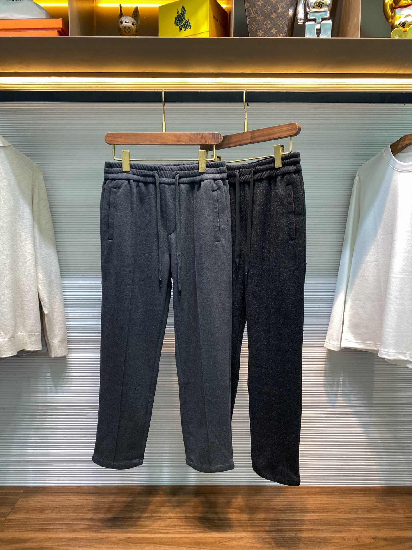 NO:568259,EZ25FW new heavyweight acetate wool drawstring casual pants for autumn and winter, men's classic XXX logo embroidered three-dimensional center seam straight casual pants!  Trading company channels are rare, leading official website sales!  On the fashion stage, there are always some items that can stand out with their unique design and excellent quality and become the focus of everyone's attention!  Z’s new casual pants are such an exciting thing!   This trousers is made of custom-made densely woven acetate wool fabric, which feels thick and crisp. It is not as soft and weak as some ordinary fabrics, but has just the right sense of support!  And it also has excellent thermal insulation and breathability properties, effectively blocking the cold wind and letting you feel a steady stream of warmth!  The inside of the pockets and the back waist adopt a classic parallel-bar webbing design, which adds a unique sense of fashion to the entire pair of pants!  The iconic XXX logo embroidery on the back is the finishing touch of these pants, representing the brand's unique identity and charm!  The design of the drawstring elastic waistband is very considerate. Whether you are slim or a little chubby, you can easily adjust the tightness that suits you best!  The three-dimensional center seam on the legs combined with the straight version is the perfect combination of fashion and comfort. The three-dimensional center seam is like a straight track, making the trouser legs more crisp and stylish, and will not collapse or deform!  The straight version is very versatile. It neither restricts the legs like tight pants, nor is it too loose and exaggerated like wide-leg pants!  Wearing it will make your legs longer and straighter, making you look more energetic!  Black/dark gray, two colors available!  Size M-3XL M size waist 72/78cm - hip 100cm - front 32cm - thigh 60cm - trouser length 95cm - trouser leg 36cm L size waist 76/82cm - hip 104cm - front 33cm - thigh 62cm - trouser length 96cm - trouser leg 37cm  XL size waist 80/86cm - hip 108cm - front 33cm - thigh 64cm - trouser length 97cm - trouser leg 38cm XXL size waist 84/90cm - hip 112cm - front 34cm - thigh 66cm - trouser length 98cm - trouser leg 39cm  3XL size waist 88/94cm - hip 116cm - front 34cm - thigh 68cm - trouser length 100cm - trouser leg 41cm Recommended size (standard version) Height 174-140 catties, try on L size!  Boys weighing less than 130 kilograms should choose M code, 130-143 kilograms should choose L code, 143-156 kilograms should choose XL code, 156-170 kilograms should choose XXL code, and 170-185 kilograms should choose 3XL code!  ,,alexander wang19860909EZ25FW秋冬新款重磅醋酸羊毛抽绳休闲裤,男士经典XXX徽标刺绣立体中缝线直筒休闲长裤！贸易公司渠道稀出,领先官网发售！在时尚的舞台上,总有一些单品能凭借独特的设计与卓越的品质脱颖而出,成为众人瞩目的焦点！Z家全新休闲裤便是这样一款令人心动的存在！  这款裤装采用客供定制密织醋酸羊毛面料,触感厚实挺括,不像一些普通面料那样软塌无力,而是有着恰到好处的支撑感！而且它还具备出色的保暖与透气性能,有效阻挡寒风,让你感受到源源不断的温暖！口袋内侧与后腰采用了经典双杠织带拼接设计,为整条裤子增添了独特的时尚感！而后幅标志性的XXX徽标刺绣,更是这条裤子的点睛之笔,代表着品牌独有的身份与魅力！抽绳松紧裤腰的设计,这种设计非常贴心,无论你是身材苗条还是有些微胖,都能轻松调节到最适合自己的松紧度！腿部立体中缝线结合直筒版型,简直是时尚与舒适的完美结合,立体中缝线如同一条笔直的轨道,让裤腿更加挺括有型,不会出现软塌变形的情况！而直筒的版型则非常百搭,它既不会像紧身裤那样过于束缚腿部,也不会像阔腿裤那样过于宽松夸张！穿上它你的腿部线条会被修饰得更加修长笔直,整个人看起来更加精神抖擞！黑色/深灰,两色入！尺码M-3XL M码腰围72/78cm-臀围100cm-前档32cm-大腿围60cm-裤长95cm-裤脚36cm L码腰围76/82cm-臀围104cm-前档33cm-大腿围62cm-裤长96cm-裤脚37cm XL码腰围80/86cm-臀围108cm-前档33cm-大腿围64cm-裤长97cm-裤脚38cm XXL码腰围84/90cm-臀围112cm-前档34cm-大腿围66cm-裤长98cm-裤脚39cm 3XL码腰围88/94cm-臀围116cm-前档34cm-大腿围68cm-裤长100cm-裤脚41cm 尺码推荐（标准版型） 身高174-140斤,试穿L码合适！ 男生体重130斤以内选择M码,130-143斤选择L码,143-156斤选择XL码,156-170斤选择XXL码,170-185斤选择3XL码！,,alexander wang,Men's clothing