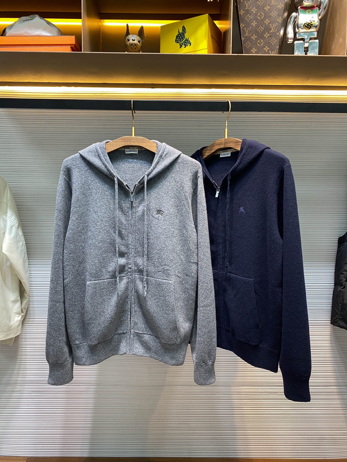 NO:677444,【D120】-BU25FW new autumn and winter top-quality cashmere blended knitted zipper hoodie, the same style for men and women with war horse badge embroidery casual knitted hooded cardigan jacket!  The trading company seeks derivatives and sells them simultaneously on the official website!  In the vast world of fashion, there are always some items that stand out with their unique charm and become the focus of everyone's attention!  B's new knitted hoodie is one of them. It is like a carefully crafted work of art, perfectly integrating excellent fabrics and exquisite design, bringing an unparalleled experience to the wearer!  This knitted hoodie is carefully woven with imported cashmere blended yarn. Cashmere is known as 'soft gold' and its fibers are slender, soft and elastic!  Blending it with other high-quality fibers not only retains the natural advantages of cashmere, but also further improves the overall performance of the sweater!  The iconic war horse badge embroidery on the chest is particularly eye-catching. It is like a bright pearl, embedded on the soft sweater, exuding a unique and charming light!  This badge is not just a simple decoration, but also a symbol of the brand's profound history and excellent quality!  The embroidery craftsmanship is exquisite, every stitch and thread are just right, showing the shape of the war horse vividly!  The drawstring hood design, zipper fly closure, and carefully tailored fit-fitting silhouette can perfectly fit the body curves and show off the wearer's figure advantages!  Gray/navy blue, two colors available!  Sizes S-XL S size shoulder width 47cm - chest circumference 106cm - dress length 68cm - sleeve length 68cm M size shoulder width 48cm - chest circumference 110cm - dress length 69cm - sleeve length 69cm L size shoulder width 49cm - chest circumference 114cm - dress length 70cm - sleeve length 70cm XL size shoulder width 50cm - chest circumference 118cm - dress length 71cm - sleeve length 71cm  Recommended size (standard version) If you are 174-140 pounds tall, try on size M, which is suitable!  Boys weighing less than 130 kilograms should choose S size, 130-145 kilograms should choose M size, 145-162 kilograms should choose L size, and 162-180 kilograms should choose XL size!  All girls can choose size S!  ,Burberry-clothing,jackets & coats,sweaters,gold,hats,19860909【D120】-BU25FW秋冬新款顶级山羊绒混纺针织拉链帽衫,男女同款战马徽章刺绣休闲针织连帽开衫外套！贸易公司求导稀出,同步官网发售！在时尚的广袤天地中,总有一些单品能凭借独特的魅力脱颖而出,成为众人瞩目的焦点！B家新款针织帽衫便是其中之一,它宛如一件精心雕琢的艺术品,将卓越的面料、精致的设计完美融合,为穿着者带来无与伦比的体验！ 这款针织帽衫采用客供进口山羊绒混纺纱线精心织造,山羊绒素有“软黄金”的美誉,其纤维细长、柔软且富有弹性！将它与其他优质纤维混纺,不仅保留了山羊绒的天然优势,还进一步提升了毛衣的综合性能！胸前标志性的战马徽章刺绣格外引人注目,它宛如一颗璀璨的明珠,镶嵌在柔软的毛衣之上,散发着独特而迷人的光芒！这枚徽章不仅仅是一个简单的装饰,更是品牌深厚历史与卓越品质的象征！刺绣工艺精湛绝伦,每一针每一线都恰到好处,将战马的形态栩栩如生地展现出来！抽绳连帽设计,门襟拉链开合,搭配合身的版型精心剪裁,能够完美贴合人体曲线,展现出穿着者的身材优势！灰色/藏青,两色入！尺码S-XL S码肩宽47cm-胸围106cm-衣长68cm-袖长68cm M码肩宽48cm-胸围110cm-衣长69cm-袖长69cm L码肩宽49cm-胸围114cm-衣长70cm-袖长70cm XL码肩宽50cm-胸围118cm-衣长71cm-袖长71cm 尺码推荐（标准版型） 身高174-140斤,试穿M码合适！ 男生体重130斤以内选择S码,130-145斤选择M码,145-162斤选择L码,162-180斤选择XL码！ 女生全部选择S码即可！,博柏利-服装,jackets & coats,sweaters,gold,hats,,Women's clothing