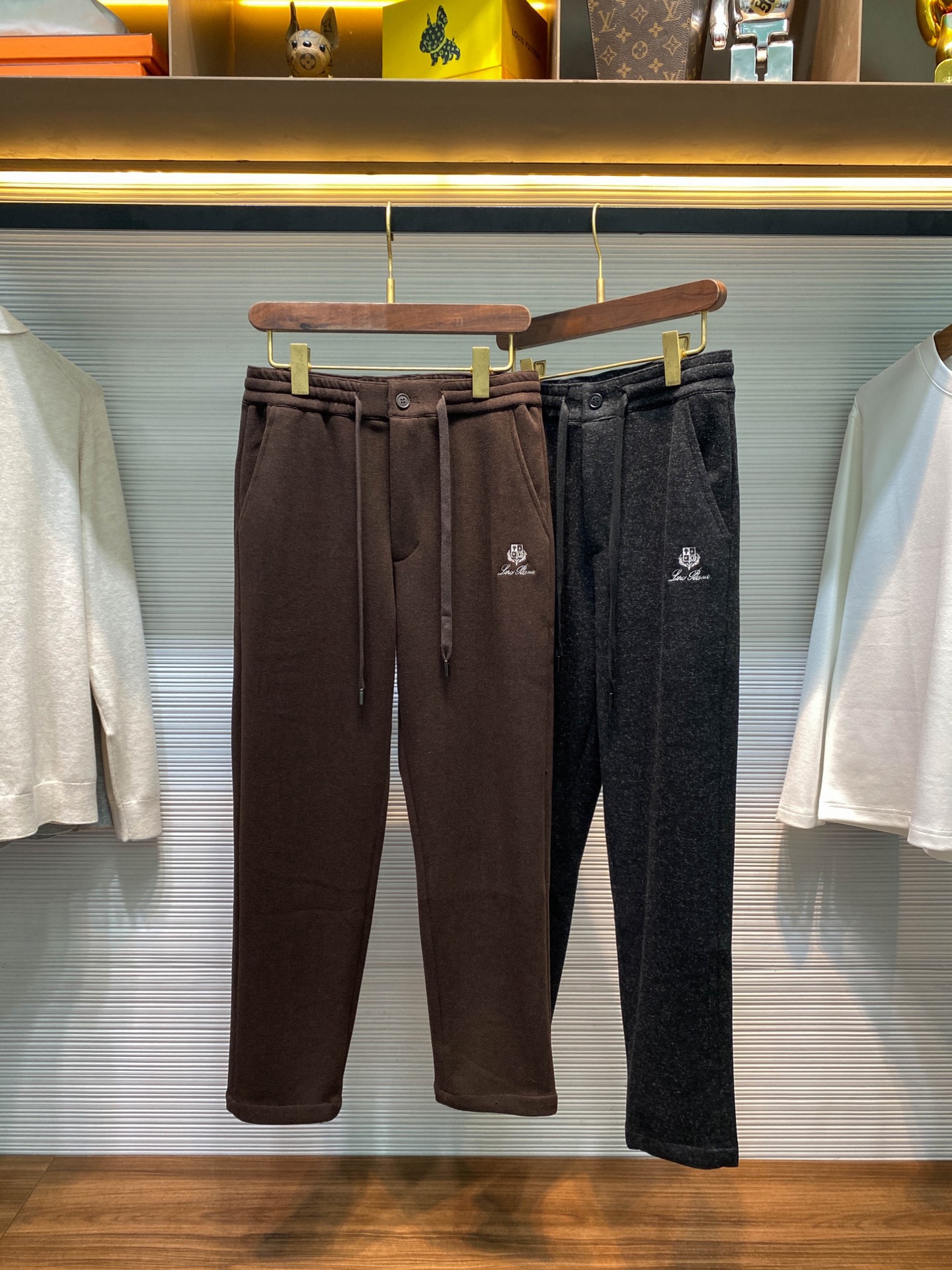 NO:568244,-LFW's new heavyweight acetate wool drawstring casual pants for autumn and winter, men's fashionable and versatile casual pants with contrasting color badge embroidery!  Trading company channels are rare, leading official website sales!  LP's new casual pants, with their unique fabrics, exquisite designs and versatile styles, have become an indispensable fashion item for fashion people!  It not only makes you feel comfortable and warm when wearing it, but also allows you to show your unique fashion taste and personal charm!  These casual pants are made of imported acetate wool fabric. The thick feel is not the kind of clumsy that makes people feel heavy, but a solid and reliable texture, which seems to tell its high quality!  It gives you extremely warm care when worn close to the body, making it the first choice for autumn and winter!  The classic contrasting color badge embroidery on the front is presented in contrasting colors, which is both simple and high-end!  It is not as dazzling as some overly fancy decorations, but shows a fashionable attitude in a low-key and elegant way, allowing the wearer to stand out from the crowd and show his unique taste and personality!  The waist part of the pants adopts a drawstring elastic design. This seemingly simple design contains great practicality. Whether you are slim or a little fat, you can find the most suitable tightness for you by adjusting the drawstring, so that the pants fit your waist perfectly without any tightness or looseness!  The placket adopts a button and zipper opening and closing method, which not only ensures the practicality of the pants, but also adds a sense of sophistication!  The straight-leg design is a classic style in the fashion industry. It doesn't care about body shape. No matter you are tall or short, whether your legs are straight or slightly curved, you can easily control them!  The straight version can well modify the leg lines and make your legs look longer and straighter!  Black/coffee, two colors available!  Size M-3XL M size waist 72/76cm - hip 100cm - front 32cm - thigh 60cm - trouser length 96cm - trouser leg 34cm L size waist 76/80cm - hip 104cm - front 33cm - thigh 62cm - trouser length 97cm - trouser leg 35cm  XL size waist 80/84cm - hip 108cm - front 33cm - thigh 64cm - trouser length 98cm - trouser leg 36cm XXL size waist 84/88cm - hip 112cm - front 34cm - thigh 66cm - trouser length 99cm - trouser leg 37cm   3XL size waist 88/92cm - hip 116cm - front 34cm - thigh 68cm - trouser length 101cm - trouser leg 38cm Recommended size (standard version) Height 174-140 catties, try on L size!  Boys weighing less than 130 kilograms should choose M code, 130-143 kilograms should choose L code, 143-156 kilograms should choose XL code, 156-170 kilograms should choose XXL code, and 170-185 kilograms should choose 3XL code!  ,,loro piana,alexander wang19860909-LFW秋冬新款重磅醋酸羊毛抽绳休闲裤,男士对比色徽章刺绣时尚百搭休闲长裤！贸易公司渠道稀出,领先官网发售！LP新款休闲裤以其独特的面料、精致的设计和百搭的版型,成为了时尚人士不可或缺的时尚单品！它不仅让你在穿着时感受到舒适和温暖,更能让你展现出独特的时尚品味和个人魅力！ 这款休闲裤采用客供进口醋酸羊毛面料,厚实的手感并非是那种让人感到沉重的笨拙,而是一种扎实、可靠的质感,仿佛在诉说着它的高品质！贴身穿着时给予你无比温暖的呵护,是秋冬时节穿搭首选！前幅的经典对比色徽章刺绣,以对比鲜明的色彩呈现,既简约又高级！它不像一些过于花哨的装饰那样让人眼花缭乱,而是以一种低调而又优雅的方式展现着时尚态度,让穿着者在人群中脱颖而出,彰显出与众不同的品味和个性！ 裤腰部分采用了抽绳松紧设计,这看似简单的设计却蕴含着极大的实用性,无论你是身材苗条还是有些微胖,都可以通过调节抽绳来找到最适合自己的松紧度,让裤子完美贴合你的腰部,不会有紧绷感或者松垮感！门襟处采用了纽扣拉链开合的方式,既保证了裤子的实用性,又增添了一份精致感！直筒版型设计是时尚界的经典款式,它不挑身材,无论是高个子还是矮个子,无论是腿型笔直还是有些弯曲,都能轻松驾驭！直筒的版型能够很好地修饰腿部线条,让你的双腿看起来更加修长笔直！黑色/咖啡,两色入！尺码M-3XL M码腰围72/76cm-臀围100cm-前档32cm-大腿围60cm-裤长96cm-裤脚34cm  L码腰围76/80cm-臀围104cm-前档33cm-大腿围62cm-裤长97cm-裤脚35cm  XL码腰围80/84cm-臀围108cm-前档33cm-大腿围64cm-裤长98cm-裤脚36cm  XXL码腰围84/88cm-臀围112cm-前档34cm-大腿围66cm-裤长99cm-裤脚37cm  3XL码腰围88/92cm-臀围116cm-前档34cm-大腿围68cm-裤长101cm-裤脚38cm 尺码推荐（标准版型） 身高174-140斤,试穿L码合适！ 男生体重130斤以内选择M码,130-143斤选择L码,143-156斤选择XL码,156-170斤选择XXL码,170-185斤选择3XL码！,,loro piana,alexander wang,Men's clothing