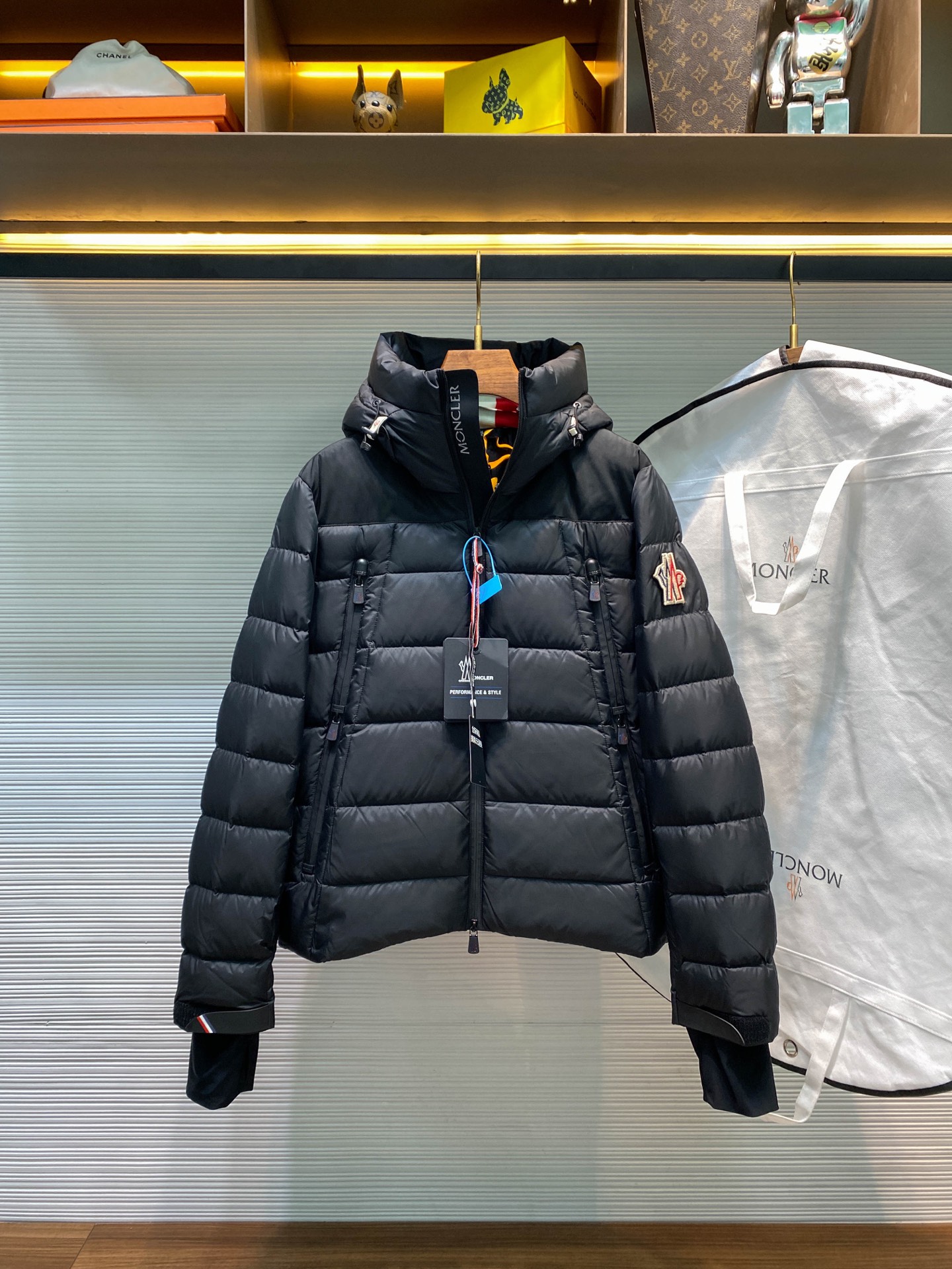 NO:573506,MOC25FW new autumn and winter double-layer technical twill fabric hooded down jacket, men's sleeves and arms with classic badge decoration, fully taped windproof zipper ski down jacket!  Trading company channels are rare, and it is available for sale on the official website simultaneously for 21,120 RMB!  With its excellent quality, excellent functionality, unique brand features and thoughtful detailed design, Famengjia's new ski down jacket has become the ideal choice for ski enthusiasts in the world of ice and snow!  Wear it and you will be able to gallop freely in the cold and enjoy the fun and passion of skiing!  This down jacket is carefully made of custom-made double-layer technical twill fabric. Its light texture will not bring any extra burden to the wearer!  Not only that, the fabric also has excellent windproof and water-repellent properties, keeping cold wind and snow out, keeping the interior dry and warm!  The interior is filled with 90% white duck down, which is not only soft and delicate, but also has excellent warmth retention properties!  It is filled with enough down but does not look bloated at all. The designer skillfully uses exquisite craftsmanship to evenly distribute the down in various parts, so that the entire down jacket maintains smooth lines and a slim appearance while ensuring the warmth effect!  Let’s look at its detailed design. Every detail shows the perfect combination of functionality and practicality. The drawstring-adjustable hood provides all-round protection for your head!  During skiing, you can easily adjust the tightness of the hood according to actual needs to ensure that your head is always warm and comfortable!  The placket and front zipper are fully taped, which not only looks neat and beautiful, but also has excellent sealing performance!  The Velcro windproof cuffs can be freely adjusted according to the thickness of your wrist, fitting your wrist tightly and keeping the cold wind out!  In addition to its excellent functionality, this down jacket also has brand characteristics!  The reflective logo on the inside of the placket emits an eye-catching light at night or in a dark environment!  The classic badge embellishment on the sleeve arms adds a sense of fashion and personality to the entire down jacket. The design is exquisite and the craftsmanship is exquisite. Every detail shows the long history and excellent quality of the brand!  The internal design is also very thoughtful. It has a dedicated electronic device pocket, a goggle mesh bag and a matching lens cleaning cloth, which provides great convenience for ski enthusiasts!  The fitted design is neither too loose, making you feel sluggish when skiing, nor too tight, restricting your movements!  The fitted version can fit the body curve well and show the wearer's graceful figure!  Whether paired with ski pants or other sports equipment, you can easily match it with a fashionable and practical look!  Comes with dust bag packaging!  Sizes 1-4 Size 1 has shoulder width 48cm - bust 118cm - dress length 69cm - sleeve length 69cm Size 2 has shoulder width 49cm - chest 122cm - dress length 70cm - sleeve length 70cm Size 3 has shoulder width 50cm - chest 126cm - dress length 71cm - sleeve length 71cm Size 4 has shoulder width 51cm - chest 130cm - dress length 73cm - sleeve length 72cm  Size recommendation (standard version) Height 174-jin, try on size 2 which is suitable!  For boys, choose size 1 if you weigh less than 150 pounds, choose size 2 if you weigh up to 150 pounds, choose size 3 if you weigh 150-168 pounds, and choose size 4 if you weigh 168-186 pounds!  ,,jackets & coats,jackets & coats,down jacket,hats,alexander wang19860909MOC25FW秋冬新款双层科技斜纹面料连帽羽绒夹克,男士袖臂经典徽章装饰全压胶防风拉链滑雪羽绒服外套！贸易公司渠道稀出,同步官网发售21120RMB！法蒙家全新滑雪羽绒服以其卓越的品质、出色的功能性、独特的品牌特色和贴心的细节设计,成为了滑雪爱好者们在冰雪世界中的理想之选！穿上它你将能够在严寒中自由驰骋,尽情享受滑雪带来的乐趣与激情！ 该羽绒服采用客供定制双层科技斜纹面料精心制成,质地轻盈丝毫不会给穿着者带来额外的负担！不仅如此面料还具备出色的防风拒水性能,将寒风与雪水拒之门外,保持内部的干燥与温暖！内里90白鸭绒进行填充,不仅柔软细腻,而且保暖性能极佳！充绒量足却丝毫不会显得臃肿,设计师巧妙地运用了精湛的工艺,将羽绒均匀地分布在各个部位,使得整件羽绒服在保证保暖效果的同时,依然保持着流畅的线条和修身的外观！再来看它的细节设计,每一处都彰显着功能性与实用性的完美结合,抽绳调节式帽兜,为你的头部提供了全方位的保护！在滑雪过程中,你可以根据实际需要,轻松地调整帽兜的松紧程度,确保头部始终处于温暖舒适的状态！门襟及前幅全压胶拉链,不仅外观整洁美观,而且密封性极佳！魔术贴防风袖口,则可以根据你的手腕粗细进行自由调节,紧紧地贴合手腕,将寒风拒之门外！ 除了出色的功能性,这款羽绒服还极具品牌特色！门襟内侧的反光标识 Logo,在夜晚或是光线较暗的环境中,能够发出醒目的光芒！袖臂上的经典徽章点缀,更是为整件羽绒服增添了一份时尚与个性,设计精美、工艺精湛,每一个细节都展现出品牌的悠久历史和卓越品质！在内部设计方面同样考虑得十分周全,它设有专门的电子设备口袋、护目镜网袋和搭配的擦镜布,更是为滑雪爱好者提供了极大的便利！合体版型设计,既不会过于宽松,让你在滑雪时感觉拖沓,也不会过于紧身,限制你的动作！合体的版型能够很好地贴合身体曲线,展现出穿着者的优美身姿！无论是搭配滑雪裤还是其他运动装备,都能轻松搭配出时尚又实用的造型！配备防尘袋包装！尺码1-4 1码肩宽48cm-胸围118cm-衣长69cm-袖长69cm 2码肩宽49cm-胸围122cm-衣长70cm-袖长70cm 3码肩宽50cm-胸围126cm-衣长71cm-袖长71cm 4码肩宽51cm-胸围130cm-衣长73cm-袖长72cm 尺码推荐（标准版型） 身高174-斤,试穿2码合适！ 男生体重斤以内选择1码,-150斤选择2码,150-168斤选择3码,168-186斤选择4码！,,jackets & coats,jackets & coats,down jacket,hats,alexander wang,Men's clothing