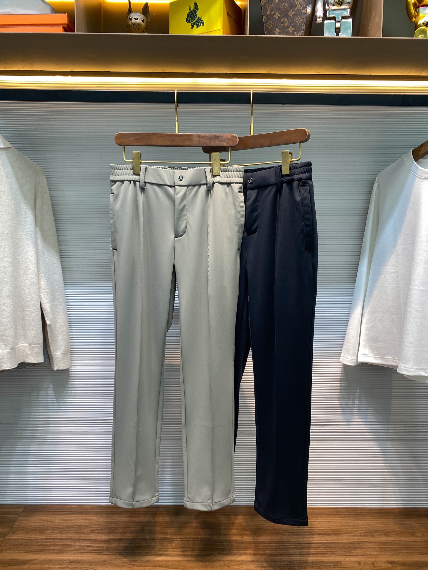 NO:568249,EZ25FW autumn and winter new high-end technical composite fabric straight casual trousers, men's classic webbing offset letter back pocket three-dimensional center seam casual trousers!  Trading company channels are rare, leading official website sales!  Z's new autumn and winter casual pants have become a shining star in the fashion industry with their unique fabrics, exquisite designs and excellent styles!  It is not just a pair of pants, but also a symbol of a life attitude and a relentless pursuit of quality and fashion!  This casual trousers is made of custom-made technical composite fabric. This fabric has been carefully developed and blended, and combines the advantages of a variety of advanced fiber materials. When you touch it lightly, you will immediately feel a crisp texture, as if every fiber is telling its toughness and high quality!  While ensuring the style, you don’t lose your comfort!  The back pocket of the trousers cleverly incorporates classic webbing elements, which not only increases the layering of the trousers, but also highlights a unique charm of retro and fashion!  Combined with the offset letter logo, the font is simple and powerful, clearly showing the unique spirit and charm of the brand!  Each letter is like a fashion code, announcing to the world the wearer's unique taste and pursuit of quality life!  The design of the waistband is also unique, using a semi-elastic zipper waistband design. This design not only takes into account the convenience of wearing, but also takes into account comfort and beauty!  The front is also dotted with exquisite Z-shaped metal buckles, which play a finishing touch in the overall design!  The straight version is classic and versatile, suitable for people of all body types. Whether they have slender legs or a slightly plump figure, the straight version can well modify the leg lines and make the legs look straighter and slender!  The design of the middle seam of the trouser legs is a highlight. This middle seam extends from the waistband to the trouser legs, like an invisible line, perfectly fixing the shape of the trousers!  After wearing it, the three-dimensional effect of the pants emerges spontaneously, and every angle shows a sense of uprightness and confidence!  Black/apricot, two colors available!  Size M-3XL M size waist 74/78cm - hip 100cm - front 28cm - thigh 60cm - trouser length 100cm - trouser leg 36cm L size waist 78/82cm - hip 104cm - front 29cm - thigh 62cm - trouser length 101cm - trouser leg 37cm  XL size waist 82/86cm - hip 108cm - front 29cm - thigh 64cm - trouser length 102cm - trouser leg 38cm XXL size waist 86/90cm - hip 112cm - front 30cm - thigh 66cm - trouser length 103cm - trouser leg 39cm   3XL size waist 90/94cm - hip 116cm - front 30cm - thigh 68cm - trouser length 104cm - trouser leg 40cm Recommended size (standard version) Height 174-140 catties, try on L size!  Boys weighing less than 130 kilograms should choose M code, 130-143 kilograms should choose L code, 143-156 kilograms should choose XL code, 156-170 kilograms should choose XXL code, and 170-186 kilograms should choose 3XL code!  ,,alexander wang19860909EZ25FW秋冬新款高端科技复合面料直筒休闲裤,男士经典织带胶印字母后兜立体中缝线休闲长裤！贸易公司渠道稀出,领先官网发售！Z家秋冬全新休闲裤以其独特的面料、精致的设计和卓越的版型,成为了时尚界的一颗璀璨明星！它不仅仅是一条裤子,更是一种生活态度的象征,一种对品质和时尚的不懈追求！ 这款休闲裤采用客供定制科技复合面料,这种面料经过精心研发与调配,融合了多种先进纤维材质的优点.当你轻轻触摸它时,会立刻感受到一种挺括的质感,仿佛每一根纤维都在诉说着它的坚韧与高品质！在保证版型的同时,不失着身的舒适性！裤身后兜巧妙地融入了经典的织带元素,不仅增加了裤子的层次感,更彰显出一种复古与时尚交织的独特韵味！结合了胶印字母标识,字体简洁而富有力量感,清晰地展现出品牌独有的精神与魅力！每一个字母都仿佛是一个时尚密码,向世界宣告着穿着者的独特品味和对品质生活的追求！ 裤腰部分的设计也别具匠心,采用了半松紧拉链裤腰的设计,这种设计既考虑到了穿着的便捷性,又兼顾了舒适度和美观度！正面还点缀着精致的Z字金属扣,在整体设计中起到了画龙点睛的作用！直筒版型经典而又百搭,适合各种身材的人穿着,无论是修长的双腿还是略显丰满的体型,直筒版型都能很好地修饰腿部线条,让双腿看起来更加笔直修长！而裤腿中缝线的设计更是一大亮点,这条中缝线从裤腰一直延伸到裤脚,仿佛是一条无形的线条,将裤子的版型完美地固定下来！着身之后裤子的立体感油然而生,每一个角度都展现出一种挺拔与自信！黑色/杏色,两色入！尺码M-3XL M码腰围74/78cm-臀围100cm-前档28cm-大腿围60cm-裤长100cm-裤脚36cm  L码腰围78/82cm-臀围104cm-前档29cm-大腿围62cm-裤长101cm-裤脚37cm  XL码腰围82/86cm-臀围108cm-前档29cm-大腿围64cm-裤长102cm-裤脚38cm  XXL码腰围86/90cm-臀围112cm-前档30cm-大腿围66cm-裤长103cm-裤脚39cm  3XL码腰围90/94cm-臀围116cm-前档30cm-大腿围68cm-裤长104cm-裤脚40cm 尺码推荐（标准版型） 身高174-140斤,试穿L码合适！ 男生体重130斤以内选择M码,130-143斤选择L码,143-156斤选择XL码,156-170斤选择XXL码,170-186斤选择3XL码！,,alexander wang,Men's clothing