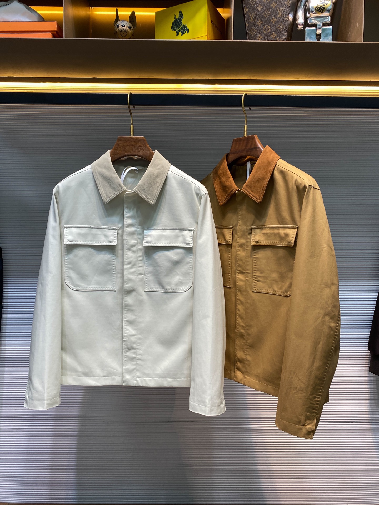 NO:639188,-FD25FW new autumn and winter high-thread count cotton and fur lapel jacket, men's chest patch pocket design Italian minimalist dark placket jacket!  Trading company channels are rare and available on the official website simultaneously!  When minimalist design meets top craftsmanship, this jacket is a perfect example!  It best understands the dressing philosophy of modern elites, which requires both quality and low-key. It is appropriate to wear with trousers on workdays, and very casual with jeans on weekends!  The jacket is made of high-count cotton fabric, combined with the exquisite use of suede sheepskin, making this seemingly simple jacket exude low-key luxury. This is not the kind of item that relies on a logo to show its value, but uses real craftsmanship details to conquer the eyes of knowledgeable people!  The first moment I picked it up, I was amazed by the texture of the fabric. The high-count and high-density cotton has a silky luster, and the surface is so delicate that the texture of the fabric is almost invisible!  The best thing is the contrasting shearling sheepskin collar. The color is one shade darker than the body, creating a subtle layering. The soft touch of the sheepskin is close to the neck, which is both warm and noble!   The 5-button placket design hides a lot of knowledge. The metal snap buttons on the collar and bottom are easy to put on and take off. The three hand-stitched buttons in the middle continue the tradition of Italian craftsmen!  The placket cover button design makes the placket lines extra clean, and the hand-made arc stitching on the edges is so even that it looks like it was measured and sewn with a ruler. This kind of persistence in details is the true value of luxury!  The design of the patch pocket on the chest seems simple, but in fact it tests the craftsmanship. The two metal snap buttons under the bag flap prevent the edges from warping. The arch stitching around the bag flap and patch pocket echoes the arch stitch line on the shoulder, forming a clever visual coherence!  The diagonal pockets on the side are perfectly hidden in the dividing line. From a distance, you can’t even notice the existence of the pockets. This hidden design is really clever!  The shirt-style straight cuffs are equipped with a four-button button, and the tightness can be adjusted at will. The two-part cut on the back is combined with the shrink seams on the shoulders, so there is no sense of restraint during activities!  The smooth-colored lining inside has a patch pocket hidden on the front, which is perfect for storing your mobile phone and ID!  Glacier gray/caramel brown, two colors available!  Size M-3XL M size shoulder width 49cm - bust 120cm - dress length 64cm - sleeve length 59cm L size shoulder width 50cm - chest size 124cm - dress length 65cm - sleeve length 60cm  3XL size, shoulder width 53cm-bust 136cm-length 68cm-sleeve length 63cm. Recommended size (loose fit). Height 174-140 catties, try on size L!  Boys weighing less than 135 pounds should choose M size, 135-150 pounds should choose L size, 150-168 pounds should choose XL size, and 168-188 pounds should choose 3XL size!  ,Fendi-clothing,fendi,jeans,jackets & coats,jackets & coats,shirts,sheepskin,alexander wang19860909-FD25FW秋冬新款高支数棉质拼翻毛皮翻领夹克,男士胸前贴袋设计意式极简暗门襟夹克外套！贸易公司渠道稀出,同步官网发售！当极简设计遇上顶级工艺,这件外套给出了完美示范！它最懂现代精英的穿衣哲学,既要品质又要低调,工作日搭配西裤足够得体,周末配上牛仔裤又很休闲！ 该外套采用高支棉面料,配合翻毛绵羊皮的精巧运用,让这件看似简单的外套处处流露着低调的奢华,这不是那种靠logo彰显价值的单品,而是用实打实的工艺细节征服懂行人的眼睛！上手的第一刻就被面料的质感惊艳,高支高密棉布带着丝绸般的光泽,表面细腻得几乎看不到织物的纹理！最妙的是那个撞色翻毛绵羊皮领子,比衣身深一度的色调营造出微妙的层次感,羊皮柔软的触感贴着脖颈,既温暖又显贵气！  5粒扣的门襟设计藏着不少学问,领口和底部的金属四合扣方便穿脱,中间三颗手缝纽扣则延续着意式工匠的传统！门襟盖扣设计让门襟线条格外干净,边缘的手工拱针走线均匀得像是用尺子量着缝出来的,这种细节处的坚持才是顶奢的真正价值！胸前的贴袋设计看似简单,实则考验工艺,袋盖下的两颗金属四合扣防止翘边,袋盖和贴袋一周的拱针走线与肩部拱针线条呼应,形成巧妙的视觉连贯！侧面的斜插口袋完美隐藏在分割线里,远看根本发现不了口袋的存在,这种隐藏式设计实在高明！衬衫式直袖口配上一颗四合扣,可以随意调节松紧,后背的二分式剪裁配合肩部收缩缝,活动时完全不会有束缚感！内里的顺色里布前侧藏着贴袋,放手机证件再合适不过！冰川灰/焦糖棕,两色入！尺码M-3XL M码肩宽49cm-胸围120cm-衣长64cm-袖长59cm L码肩宽50cm-胸围124cm-衣长65cm-袖长60cm XL码肩宽51cm-胸围128cm-衣长66cm-袖长61cm XXL码肩宽52cm-胸围132cm-衣长67cm-袖长62cm 3XL码肩宽53cm-胸围136cm-衣长68cm-袖长63cm 尺码推荐（宽松版型） 身高174-140斤,试穿L码合适！ 男生体重135斤以内选择M码,135-150斤选择L码,150-168斤选择XL码,168-188斤选择3XL码！,芬迪-服装,fendi,jeans,jackets & coats,jackets & coats,shirts,sheepskin,alexander wang,Women's clothing