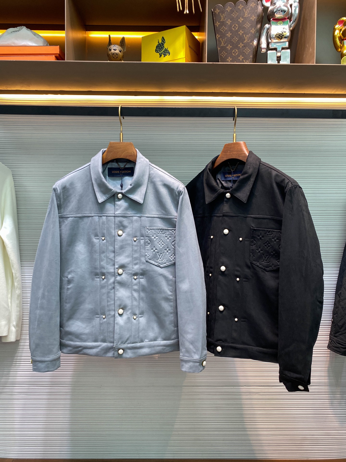 NO:639184,-1V25FW new autumn and winter eco-friendly suede lapel jacket, men's classic embossed pocket patch, pearlescent button fashion leather jacket!  Trading company channels are rare and available on the official website simultaneously!  A fashionable item full of B style and tonality, it is the first choice for autumn and winter temperament. Fashionable men must not miss it!  This jacket is made of imported eco-friendly suede material, which has a delicate and smooth touch, a unique matte texture, and a high-end retro style!  The inner lining is polyester fiber, which ensures comfort and breathability when wearing, while enhancing the stiffness of the jacket!  The embossed logo pocket patch on the chest cleverly integrates the brand's classic elements, highlighting the brand's recognition in a low-key manner!  The embossing process is exquisite, the pattern has a strong three-dimensional effect, and the details are full of luxury!  Pearl-effect denim-style buttons and pearl-effect rivets, with the brand logo printed on the buttons, are exquisitely designed and rich in texture, adding a playboy-like elegance to the jacket while being both practical and decorative!  The regular fit fits most body shapes, allowing you to wear it well and move freely!  The pleated design on the front adds layering and three-dimensionality to the clothing, breaking the monotony of the solid-color jacket!  The waist and cuffs are adjustable and the tightness can be adjusted according to personal needs, improving the fit and practicality of wearing!  Black/blue, two colors included!  Sizes S-XXL S size shoulder width 47cm - bust 110cm - dress length 65cm - sleeve length 62cm M size shoulder width 48cm - chest circumference 114cm - dress length 66cm - sleeve length 63cm L size shoulder width 49cm - chest circumference 118cm - dress length 67cm - sleeve length 64cm XL size shoulder width 50cm - chest circumference 122cm - dress length 68cm - sleeve length 65cm  XXL size has shoulder width 51cm - bust 126cm - dress length 69cm - sleeve length 66cm. Recommended size (standard version). Height 174-140 catties. Try on size M which is suitable!  Boys weighing less than 130 kilograms should choose S code, 130-143 kilograms should choose M code, 143-156 kilograms should choose L code, 156-170 kilograms should choose XL code, and 170-185 kilograms should choose XXL code!  ,Louis Vuitton-clothing,louis vuitton,jackets & coats,jackets & coats,leather jacket,chamois leather,alexander wang19860909-1V25FW秋冬新款环保麂皮绒翻领夹克,男士经典压花口袋贴饰珠光纽扣时尚皮衣夹克外套！贸易公司渠道稀出,同步官网发售！充满B格与调性的时尚单品,秋冬气质款穿搭的首选,各位潮男们千万不要错过它！ 这款夹克采用客供进口环保麂皮绒材质制成,触感细腻柔滑,具有独特的哑光质感,呈现出高级的复古风格！内衬为聚酯纤维,保障穿着时的舒适度与透气性,同时增强外套的挺括感！胸前压花Logo口袋贴饰,将品牌经典元素巧妙融入,低调中彰显品牌辨识度！压花工艺精湛,图案立体感强,细节处尽显奢华！珍珠效果牛仔风格纽扣与珍珠效果铆钉,纽扣上印有品牌标识,设计精致且富有质感,为外套增添了花花公子式的优雅格调,同时兼具实用性与装饰性！常规版型适配多数身形,穿着得体且活动自如！正面设有褶裥设计,增加了服装的层次感与立体感,打破了纯色外套的单调感！腰部和袖口采用可调节设计,可根据个人需求调整松紧,提升穿着的贴合度与实用性！黑色/蓝色,两色入！尺码S-XXL S码肩宽47cm-胸围110cm-衣长65cm-袖长62cm M码肩宽48cm-胸围114cm-衣长66cm-袖长63cm L码肩宽49cm-胸围118cm-衣长67cm-袖长64cm XL码肩宽50cm-胸围122cm-衣长68cm-袖长65cm XXL码肩宽51cm-胸围126cm-衣长69cm-袖长66cm 尺码推荐（标准版型） 身高174-140斤,试穿M码合适！ 男生体重130斤以内选择S码,130-143斤选择M码,143-156斤选择L码,156-170斤选择XL码,170-185斤选择XXL码！,路易威登-服装,louis vuitton,jackets & coats,jackets & coats,leather jacket,chamois leather,alexander wang,Women's clothing