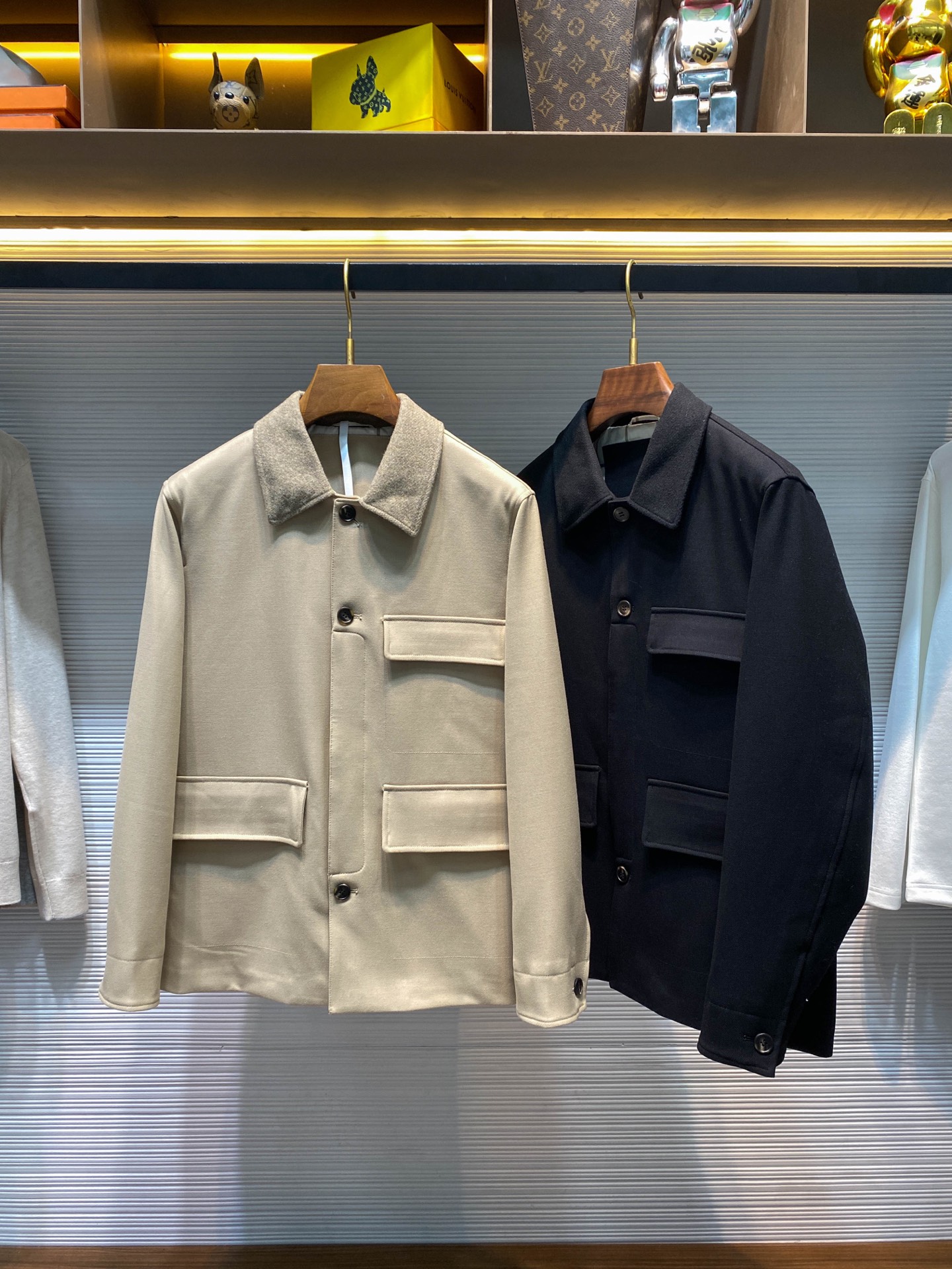 NO:639180,-LFW's new autumn and winter sheep wool fiber blend contrasting color splicing lapel jacket, men's retro Barn style three-pocket business casual jacket!  Trading company channels are rare and available on the official website simultaneously!  This jacket from LP understands the dressing needs of modern people best, which is to be both decent and comfortable!  Meeting clients during the week is not too casual, and weekend dates are stylish enough!  The genuine leather hidden under the collar, the buttons covered by the placket, and the widened pocket flaps are all little surprises for the knowledgeable!  The fabric ratio is very impressive. 68.1 polyester fiber ensures a crisp silhouette, 23.8 regenerated cellulose fiber increases skin-friendliness, and the addition of 2.2 sheep wool is the finishing touch, giving the entire jacket a more natural texture!  The thickness is cleverly designed, so it's perfect for wearing alone when the weather is over 10 degrees Celsius, and it can easily cope with even lower temperatures when layered with a sweater!  The version is the most popular micro-wide design at the moment, which is more fashionable than traditional windbreakers without being too loose!  The most surprising thing is the exquisite wool collars with contrasting colors hidden in the dark. What’s even better is the sheepskin used for the collar base. This detail will only be discovered when you stand up the collar. It’s like a little secret just for you!  4 imitation horn buttons are arranged along the placket, and the third one is cleverly covered by the one-piece placket, which not only maintains the simple lines, but also adds a layer of design!  The pocket decoration on the chest is neatly routed, and the vertical pocket flaps on both sides have been widened, making it practical and beautiful!  The one-piece straight cuffs are equipped with a button, so you can adjust the tightness at will!  The two-piece split design on the back allows for more freedom of movement, and the classic plaid lining reveals the consistent taste of the brand!  Black/khaki, two colors available!  Sizes M-3XL M size shoulder width 47cm-bust 114cm-shirt length 70cm-sleeve length 61cm L size shoulder width 48cm-chest 118cm-shirt length 71cm-sleeve length 62cm  3XL size, shoulder width 51cm - bust 130cm - length 74cm - sleeve length 65cm Recommended size (standard version) Height 174kg, try on L size!  Boys weighing less than 133 pounds should choose M size, 133-146 pounds should choose L size, 146-146 pounds should choose XL size, -174 pounds should choose XXL size, and 174-188 pounds should choose 3XL size!  ,menswear,loro piana,jackets & coats,jackets & coats,sweaters,sheepskin,alexander wang19860909-LFW秋冬新款绵羊毛纤维混纺撞色拼接翻领夹克,男士复古巴恩风三口袋商务休闲夹克外套！贸易公司渠道稀出,同步官网发售！LP这件外套最懂现代人的穿衣需求,既要体面得体,又要舒适自在！工作日见客户不会太随意,周末约会又足够有型！那些藏在领底的真皮、被门襟遮盖的纽扣、加宽的袋盖,都是给懂行人的小惊喜！ 面料配比就很见功力,68.1聚酯纤维保证廓形挺括,23.8再生纤维素纤维增加亲肤感,那2.2绵羊毛的加入更是点睛之笔,让整件外套多了分自然质感！厚度设计得聪明,十几度的天气单穿正好,内搭毛衣也能轻松应对更低温！版型是当下最火的微阔设计,比传统风衣更时髦,又不会过于宽松！最让人惊喜的是那些藏在暗处的精致,撞色设计的羊毛毛呢领子已经足够特别,更妙的是领底座用的绵羊皮,这个细节只有当你立起领子时才会被发现,像是专属于你的小秘密！4颗仿牛角纽扣沿着门襟排列,其中第三颗被一片式门襟巧妙遮盖,既保持了简洁线条,又多了设计层次！胸前的挖袋装饰走线工整利落,两侧的竖插袋盖做了加宽处理,实用又好看！一片式直袖口配上一颗纽扣,可以随意调节松紧！后背的两片分割设计让活动更自如,经典格纹里布透着品牌一贯的品味！黑色/卡其色,两色入！尺码M-3XL M码肩宽47cm-胸围114cm-衣长70cm-袖长61cm L码肩宽48cm-胸围118cm-衣长71cm-袖长62cm XL码肩宽49cm-胸围122cm-衣长72cm-袖长63cm XXL码肩宽50cm-胸围126cm-衣长73cm-袖长64cm 3XL码肩宽51cm-胸围130cm-衣长74cm-袖长65cm 尺码推荐（标准版型） 身高174-斤,试穿L码合适！ 男生体重133斤以内选择M码,133-146斤选择L码,146-斤选择XL码,-174斤选择XXL码,174-188斤选择3XL码！,男装,loro piana,jackets & coats,jackets & coats,sweaters,sheepskin,alexander wang,Women's clothing