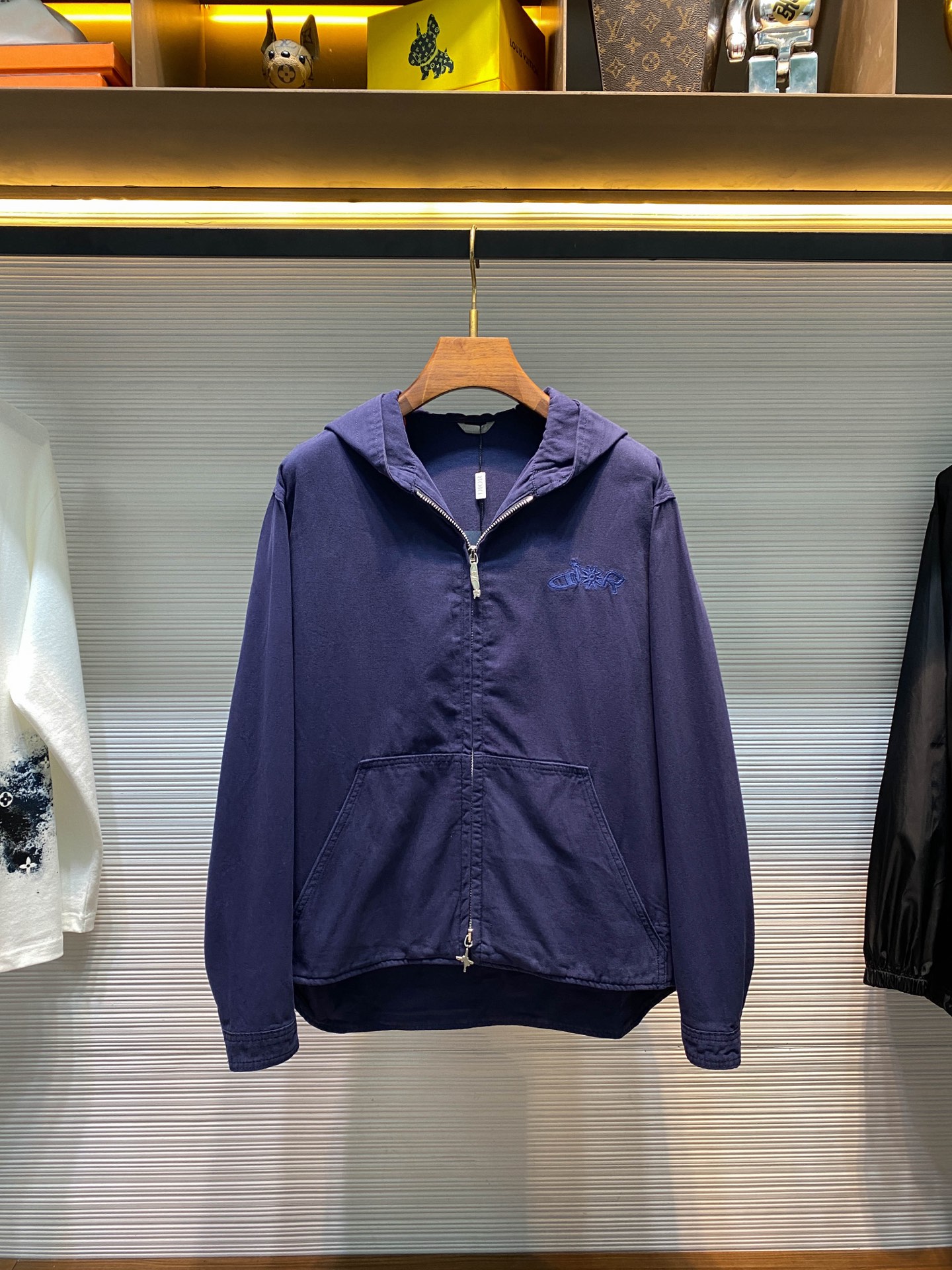 NO:639173,-CD25FW autumn and winter co-branded new blue densely woven thick cotton hooded jacket, the same fashionable logo embroidered loose casual zipper jacket for men and women!  Trading company channels are rare, and the official website is selling for 21,000 RMB!  From the CD AND LEWIS HAMILTON joint series, this joint brand itself is a model of the cross-border integration of fashion and sports!  The combination of the two creates amazing fashion sparks!  The jacket is made of custom-dyed gray-blue ancient densely woven thick cotton. The ancient dense weaving process gives the thick cotton a unique texture. Each fiber is tightly intertwined, as if telling the story of the years!  The texture is delicate and weighty, and the skin is comfortable and comfortable like being wrapped by a layer of soft clouds, making you feel unparalleled freedom and comfort while wearing it!  Stepping into this gray and blue realm is like entering a new fashion dimension!  The designer reconstructs the aesthetics of speed with color temperature, making this jacket not only a piece of clothing, but also a unique interpretation of fashion trends!  The gray-blue tone will show subtle changes under different lights, sometimes deep and restrained, sometimes bright and lively, as if dancing with your pace and mood!  The co-branded code is hidden in the same color embroidery on the chest of the jacket. The delicate embroidery craftsmanship, every stitch and every thread is precise, as if it is a fashion poem written by the designer on the fabric!  The embroidery and the background color of the jacket form a microscopic echo. From a distance, they seem to blend into one, but when you look closely, you can find the secret hidden in it. This clever echo creates a strong visual tension, which makes people can't help but stop for it!  It adopts a loose-fitting design, which not only conforms to the pursuit of comfort and ease in the current fashion trend, but also can well modify the figure. Whether you are tall and straight, or petite and exquisite, the loose-fitting style allows you to control it easily and show your own unique charm!  Size 46-52 Size 46 has shoulder width 50cm - bust 130cm - mid-length 73cm - sleeve length 64cm Size 48 has shoulder width 51cm - bust 134cm - mid-length 74cm - sleeve length 65cm Size 50 has shoulder width 52cm - bust 138cm - mid-length 75cm - sleeve length 66cm  Size 52, shoulder width 53cm - bust 142cm - mid length 76cm - sleeve length 67cm. Recommended size (loose fit). Height 174kg, trying on size 46 which is suitable!  Boys weighing less than 100 pounds should choose size 46, -168 pounds should choose size 48, 168-186 pounds should choose size 50, and 186-206 pounds should choose size 52!  All girls can choose size 46!  ,Dior-clothing,dior,jackets & coats,jackets & coats,hats,alexander wang19860909-CD25FW秋冬联名新款蓝色密织厚棉连帽夹克,男女同款时尚徽标刺绣宽松休闲拉链夹克外套！贸易公司渠道稀出,同步官网发售21000RMB！来自CD AND LEWIS HAMILTON联名系列,这一联名本身就是时尚与体育跨界融合的典范！两者的结合,碰撞出了令人惊叹的时尚火花！ 该夹克采用定制定染灰蓝古法密织厚棉,古法密织工艺赋予了厚棉一种别样的质感,每一根纤维都紧密交织,仿佛在诉说着岁月的故事！质感细腻而又有分量的触感,贴肤舒适就像被一层轻柔的云朵包裹着,让你在穿着的过程中感受到无与伦比的自在与惬意！踏入这灰蓝之境,就如同进入了一个全新的时尚维度！设计师以色温重构速度美学,让这件外套不仅仅是一件衣物,更是一种对时尚潮流的独特诠释！灰蓝的色调,在不同的光线下会呈现出微妙的变化,时而深沉内敛,时而明亮活泼,仿佛在随着你的步伐和心情而舞动！ 外套的胸前以同色调刺绣暗藏联名密码,那细腻的刺绣工艺,每一针每一线都精准无误,仿佛是设计师在布料上书写的一首时尚诗篇！刺绣与外套底色形成微观呼应,从远处看,它们似乎融为一体,但当你走近仔细观察,又能发现其中隐藏的奥秘,这种巧妙的呼应,营造出一种强烈的视觉张力,让人忍不住为之驻足！采用了宽松版型设计,不仅符合当下时尚潮流中对舒适与自在的追求,还能很好地修饰身材,无论你是高挑挺拔,还是娇小玲珑,宽松版型都能让你轻松驾驭,展现出属于自己的独特魅力！尺码46-52 46码肩宽50cm-胸围130cm-衣中长73cm-袖长64cm  48码肩宽51cm-胸围134cm-衣中长74cm-袖长65cm  50码肩宽52cm-胸围138cm-衣中长75cm-袖长66cm  52码肩宽53cm-胸围142cm-衣中长76cm-袖长67cm  尺码推荐（宽松版型） 身高174-斤,试穿46码合适！ 男生体重斤以内选择46码,-168斤选择48码,168-186斤选择50码,186-206斤选择52码！ 女生全部选择46码即可！,迪奥-服装,dior,jackets & coats,jackets & coats,hats,alexander wang,Women's clothing