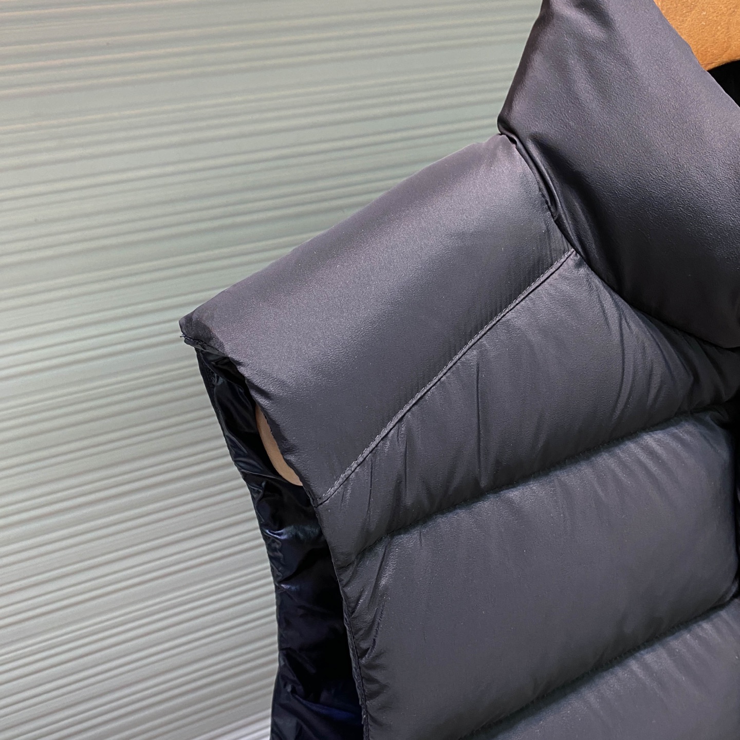 MOC25RFW秋冬新款黑色哑光尼龙立领羽绒马甲，男女同款经典毛毡徽章时尚保暖羽绒马甲外套！贸易公司渠道