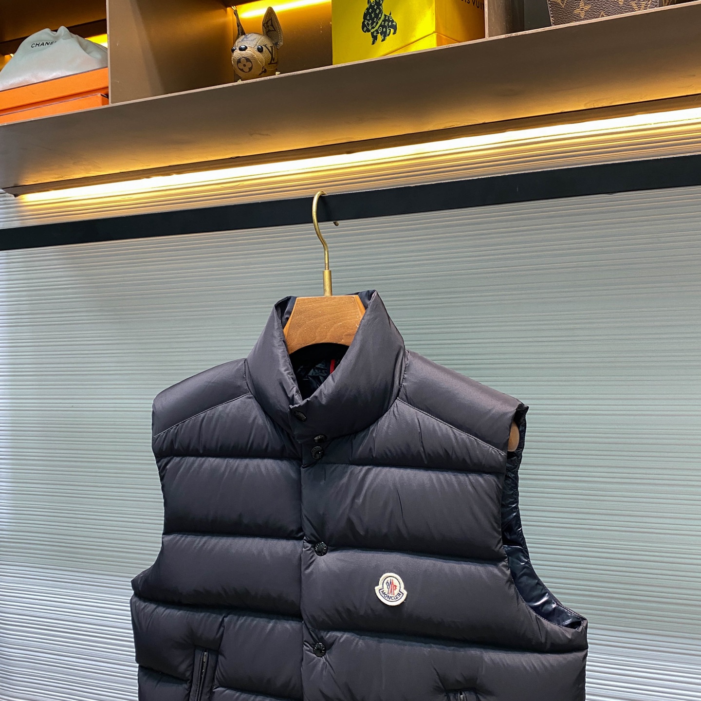 MOC25RFW秋冬新款黑色哑光尼龙立领羽绒马甲，男女同款经典毛毡徽章时尚保暖羽绒马甲外套！贸易公司渠道