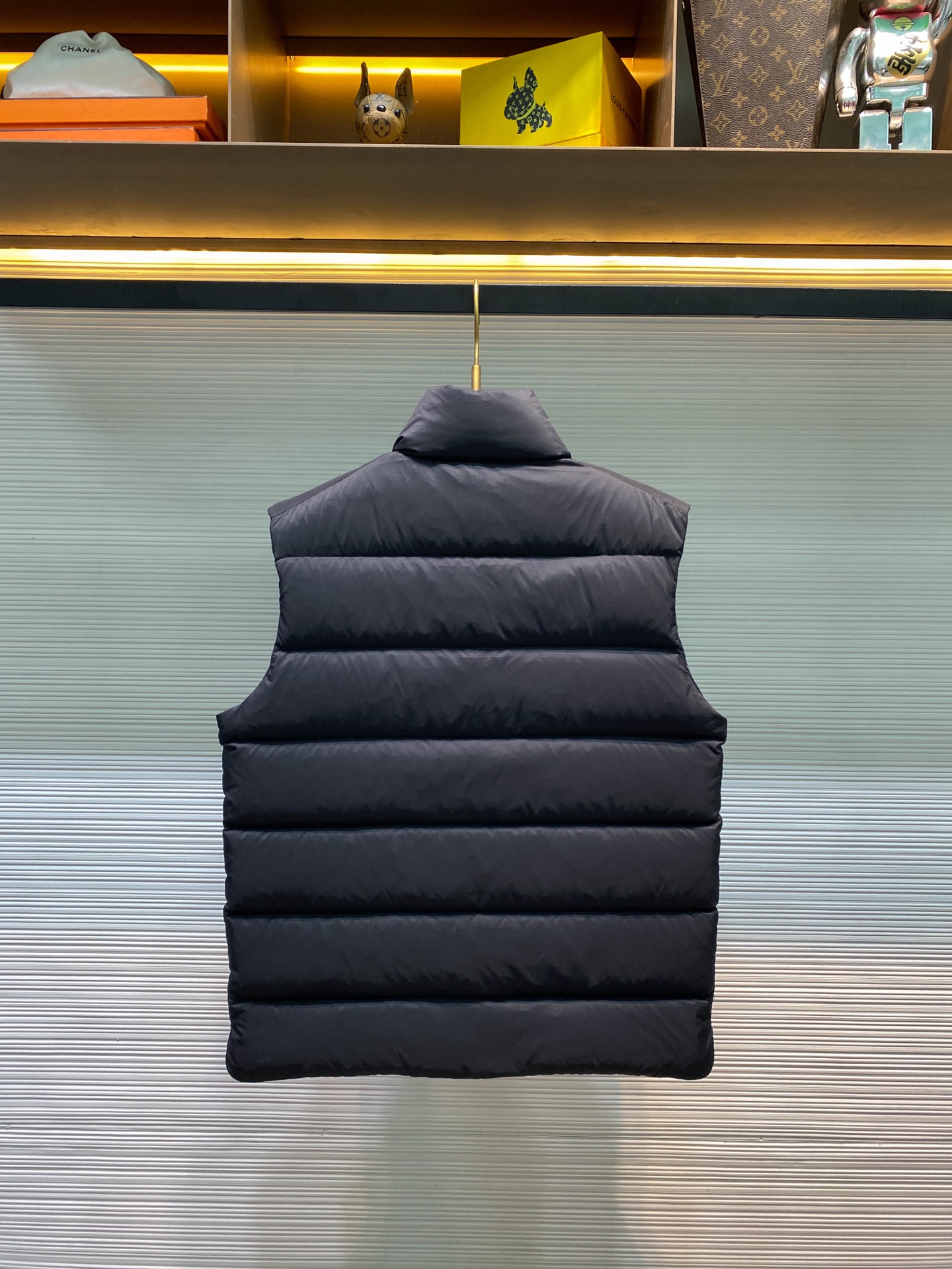 MOC25RFW秋冬新款黑色哑光尼龙立领羽绒马甲，男女同款经典毛毡徽章时尚保暖羽绒马甲外套！贸易公司渠道