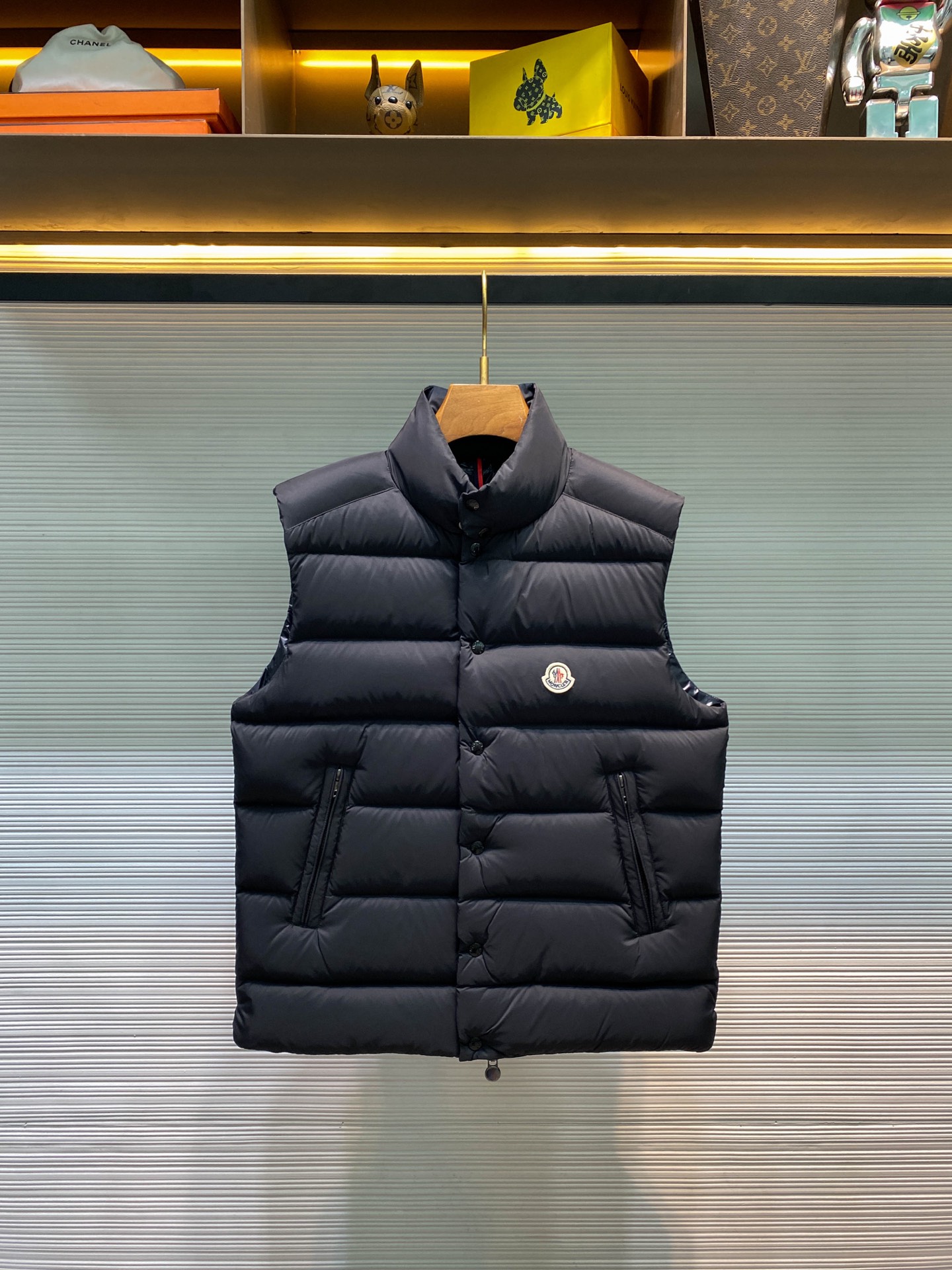 NO:612947,MOC25RFW new autumn and winter black matte nylon stand collar down vest, the same classic felt badge fashion warm down vest jacket for men and women!  The trading company channel is rarely available, and it is available for sale on the official website simultaneously for 10610RMB!  Fameng's new down vest uses high-end materials, exquisite craftsmanship and thoughtful design to bring you a dual experience of warmth and fashion!  In this cold season, wear it to make yourself the most dazzling presence on the street!   This vest is made of imported black matte nylon material. Compared with ordinary nylon fabrics, it is a little less ostentatious and shiny, but has a little more low-key and luxurious charm!  The contrasting paint nylon lining is ingeniously designed and has good breathability. Even in cold winters, the heat and moisture generated by the body can be quickly discharged, keeping the body dry and comfortable!  At the same time, it can also effectively prevent down from drilling out, avoiding the embarrassing situation that traditional down jackets tend to have, greatly improving the comfort of wearing it!  The interior is filled with high-quality 90% white duck down, and every feather is light and fluffy, as if it contains endless warm energy!  The designer cleverly used horizontal quilting technology to evenly fill the inside of the vest with white duck down. This grid filling method not only makes the vest look fuller and more stylish, but also effectively fixes the down to prevent it from accumulating or shifting during wearing!  The classic felt badge on the chest is beautifully designed and crafted with exquisite craftsmanship, and every detail is handled just right!  It not only adds a unique personality and sense of fashion to the vest, but also acts as a status symbol, highlighting the wearer's pursuit of quality and taste!  The placket adopts a four-button zipper double opening and closing method. This design not only ensures the firmness and sealing of the placket, but also makes it easier for the wearer to put on and take off!  When you zip up the zipper and fasten the snap button, the entire fly is like a solid line of defense, keeping the cold out!  All accessories are engraved with the brand logo, which not only reflects the brand's strict control of quality, but also highlights the brand's unique charm and cultural connotation!  The small stand-up collar design is simple yet elegant. It can not only protect the neck from the cold wind, but also show a capable and neat temperament!  The fitted version follows the curves of the body and is neither too loose and bulky nor too tight to restrict movement!  Sizes 1-5 Size 1 has a shoulder width of 44cm - bust 114cm - dress length 68cm Size 2 has a shoulder width of 45cm - bust 118cm - dress length 69cm Size 3 has a shoulder width of 46cm - bust 122cm - dress length 70cm Size 4 has a shoulder width of 47cm - bust 126cm - dress length 72cm Size 5 has a shoulder width of 48cm - bust cm - dress length 74cm Size recommendations (standard version)  Height 174-jin, tried on size 2 and it fits!  For boys, choose size 1 if you weigh less than 143 pounds, choose size 2 if you weigh -143 pounds, choose size 3 if you weigh 143-156 pounds, choose size 4 if you weigh 156-172 pounds, and choose size 5 if you weigh 172-188 pounds!  All girls can choose size 1!  ,,jackets & coats,down jacket,alexander wang19860909MOC25RFW秋冬新款黑色哑光尼龙立领羽绒马甲,男女同款经典毛毡徽章时尚保暖羽绒马甲外套！贸易公司渠道稀出,同步官网发售10610RMB！法蒙家新款羽绒马甲奉献,采用高级的材质、精湛的工艺和贴心的设计,为你带来温暖与时尚的双重体验！在这个寒冷的季节里,穿上它让自己成为街头最耀眼的存在！  该马甲采用客供进口黑色哑光尼龙材质,与普通的尼龙面料相比,它少了几分张扬的光泽,却多了几分低调而奢华的韵味！撞色漆面尼龙内衬,设计堪称巧妙,具有良好的透气性,即使在寒冷的冬日里,身体产生的热气和湿气也能迅速排出,保持身体的干爽舒适！同时它还能有效防止羽绒钻出,避免了传统羽绒服容易出现钻绒的尴尬情况,大大提升了穿着的舒适性！内里选用了优质的90白鸭绒作为填充物,每一根羽毛都轻盈蓬松,仿佛蕴含着无尽的温暖能量！设计师巧妙地采用了横向绗缝技术,将白鸭绒均匀地分格填充在马甲内部,这种分格填充的方式不仅让马甲看起来更加饱满有型,还能有效地固定羽绒,防止其在穿着过程中出现堆积或移位的情况！ 胸前经典毛毡徽章,设计精美工艺精湛,每一个细节都处理得恰到好处！它不仅为马甲增添了一份独特的个性和时尚感,更像是一种身份的象征,彰显着穿着者对品质和品味的追求！门襟采用了四合扣拉链双重开合的方式,这种设计既保证了门襟的牢固性和密封性,又方便了穿着者的穿脱！当你拉上拉链,再扣上四合扣,整个门襟就像一道坚固的防线,将寒冷隔绝在外！所有的辅料均刻有品牌 Logo,这不仅体现了品牌对品质的严格把控,更彰显了品牌的独特魅力和文化内涵！小立领设计简约而不失优雅,既能很好地保护颈部免受寒风的侵袭,又能展现出一种干练利落的气质！合体的版型则贴合身体曲线,既不会过于宽松显得臃肿,也不会过于紧身限制活动！尺码1-5 1码肩宽44cm-胸围114cm-衣长68cm 2码肩宽45cm-胸围118cm-衣长69cm 3码肩宽46cm-胸围122cm-衣长70cm 4码肩宽47cm-胸围126cm-衣长72cm 5码肩宽48cm-胸围cm-衣长74cm 尺码推荐（标准版型） 身高174-斤,试穿2码合适！ 男生体重斤以内选择1码,-143斤选择2码,143-156斤选择3码,156-172斤选择4码,172-188斤选择5码！ 女生全部选择1码即可！,,jackets & coats,down jacket,alexander wang,Men's clothing