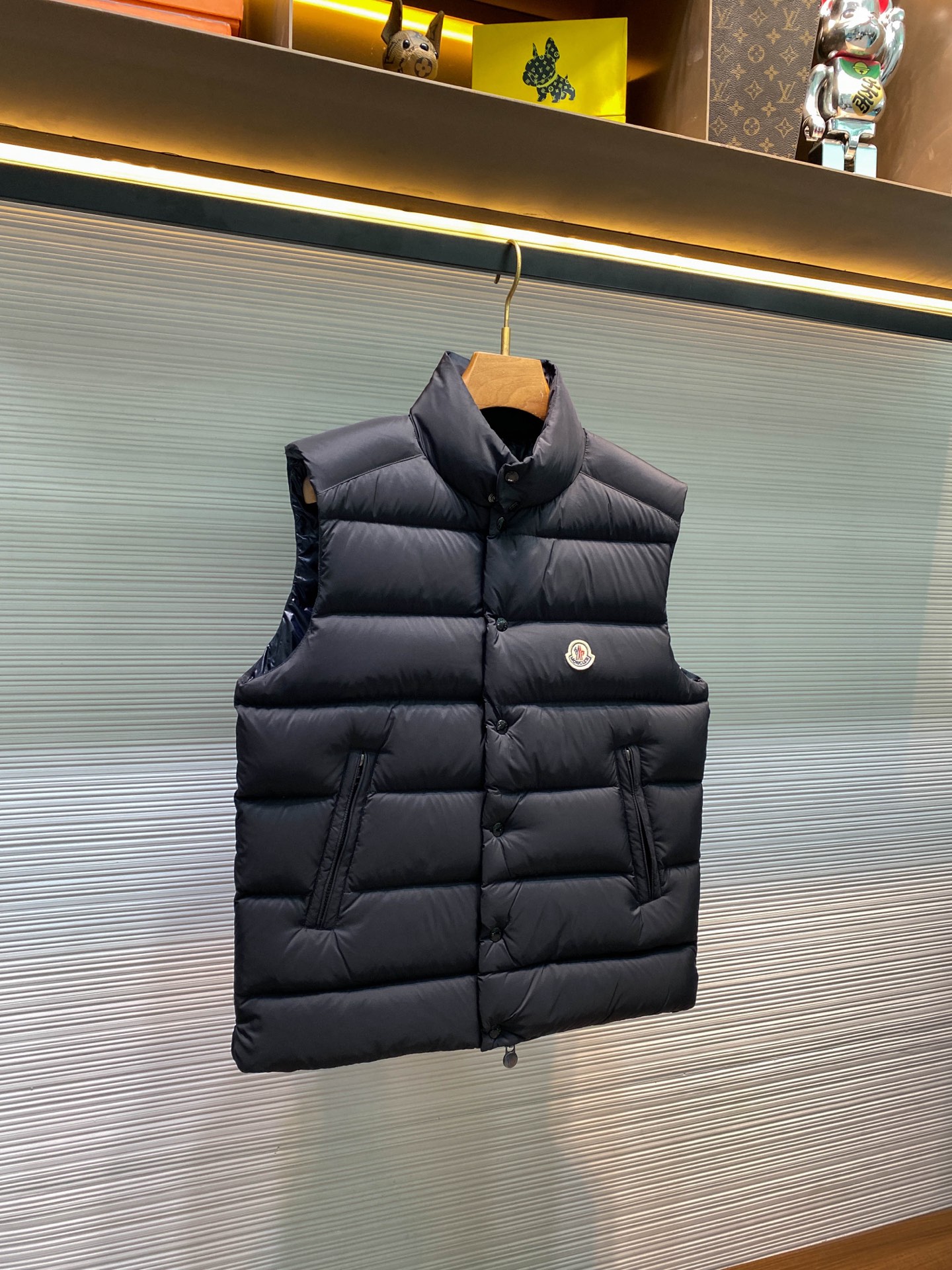 MOC25RFW秋冬新款黑色哑光尼龙立领羽绒马甲，男女同款经典毛毡徽章时尚保暖羽绒马甲外套！贸易公司渠道