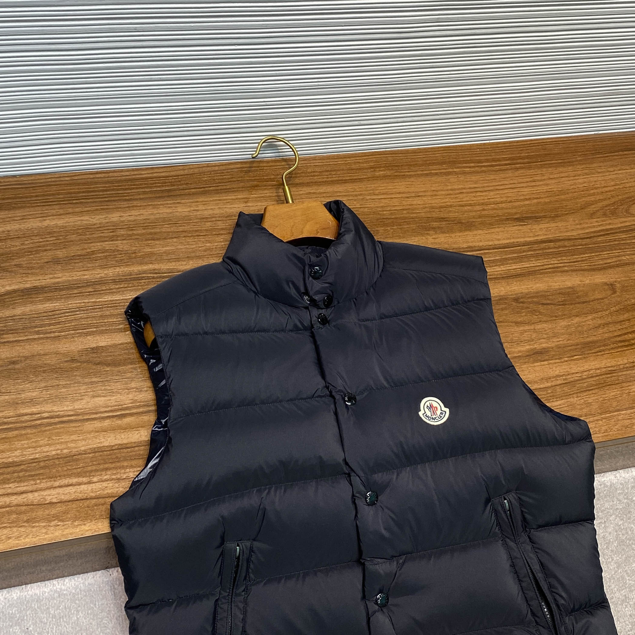 MOC25RFW秋冬新款黑色哑光尼龙立领羽绒马甲，男女同款经典毛毡徽章时尚保暖羽绒马甲外套！贸易公司渠道