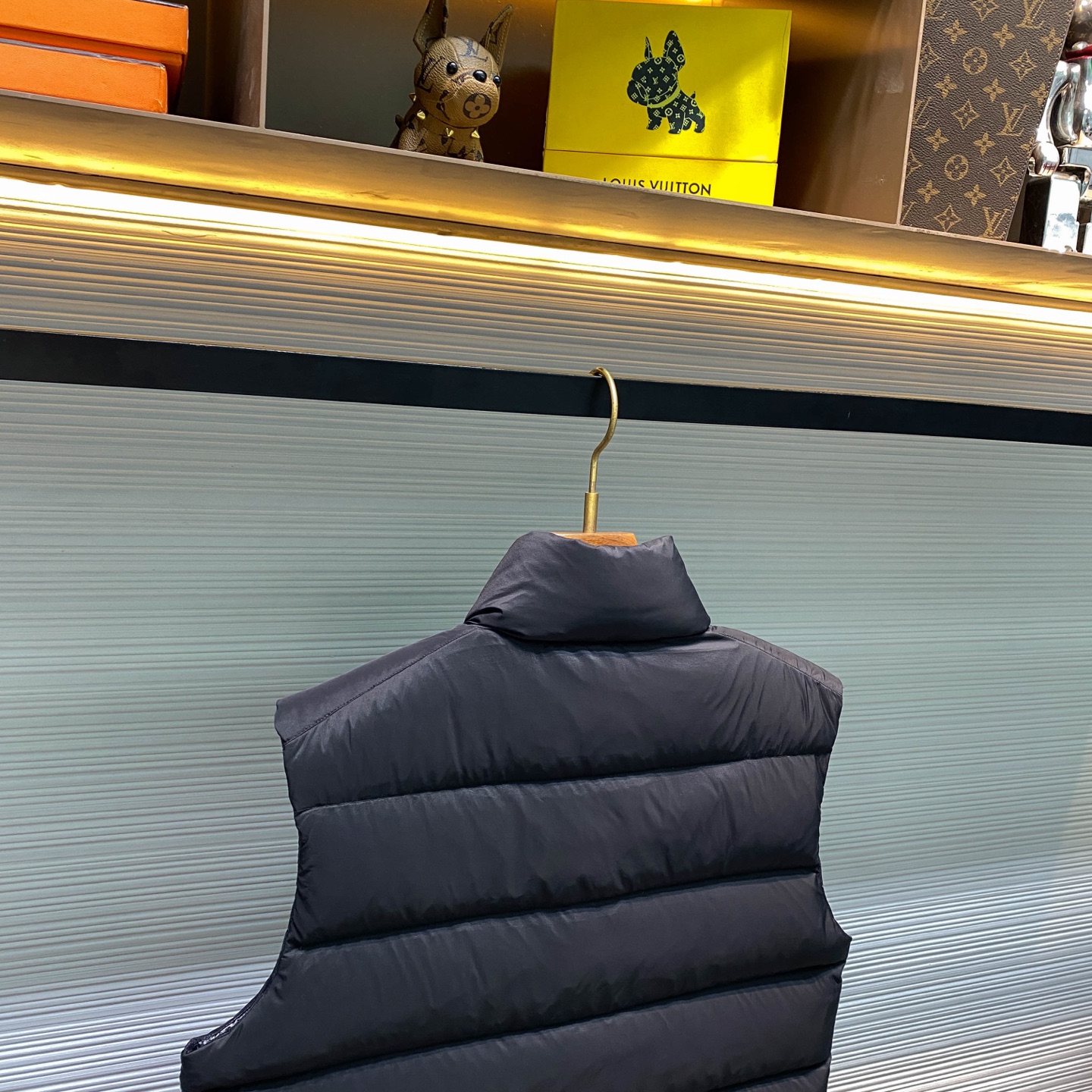 MOC25RFW秋冬新款黑色哑光尼龙立领羽绒马甲，男女同款经典毛毡徽章时尚保暖羽绒马甲外套！贸易公司渠道