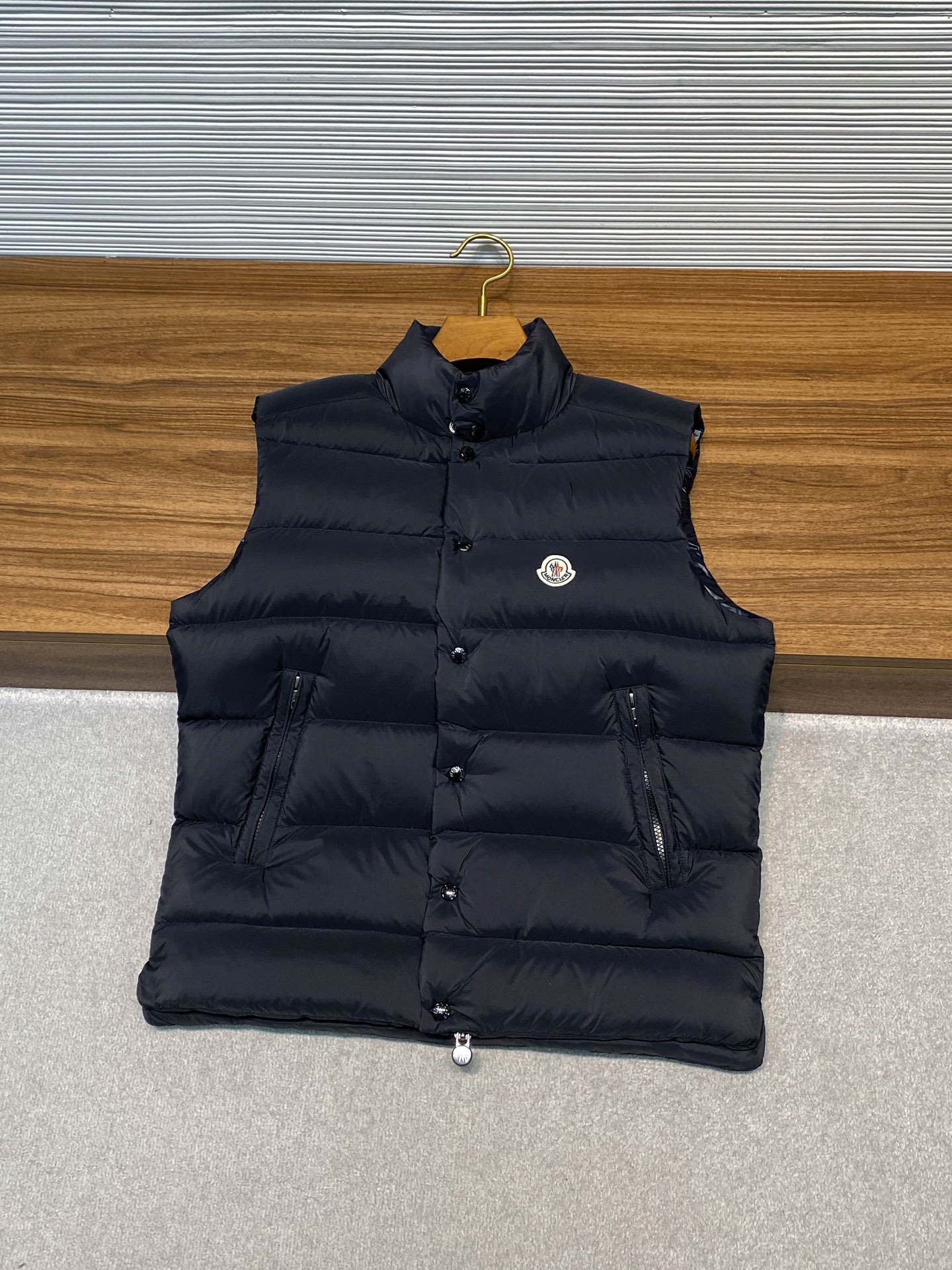 MOC25RFW秋冬新款黑色哑光尼龙立领羽绒马甲，男女同款经典毛毡徽章时尚保暖羽绒马甲外套！贸易公司渠道