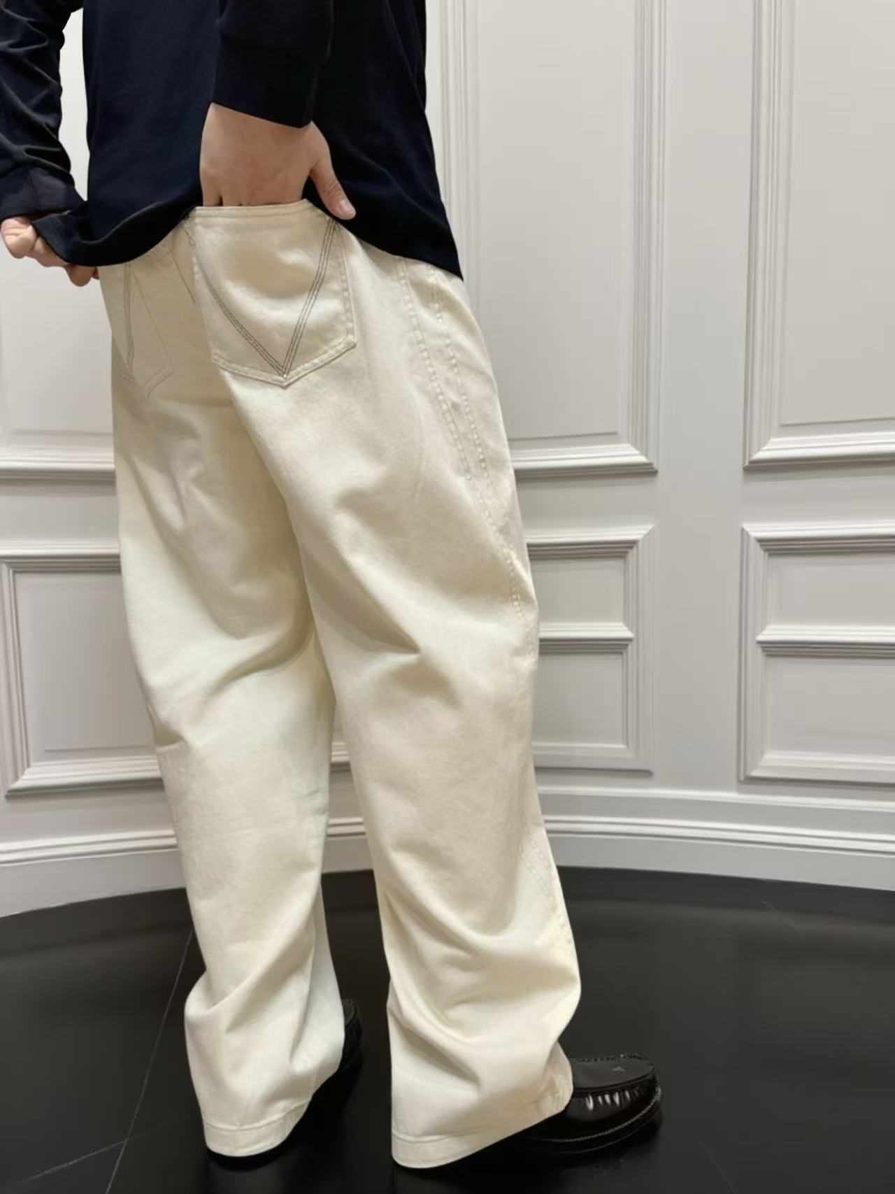 NO:572158,-1V25FW early autumn new off-white twill cotton jeans, men's fashionable turquoise buttons embellished loose wide-leg denim trousers!  Trading company channels are rare and available on the official website simultaneously!  V's new early autumn off-white jeans have become a dazzling pearl in the early autumn fashion world with their unique fabrics, exquisite details and comfortable fit!  These jeans are made of custom-made twill denim cotton fabric. The cotton fabric is as light and thin as a cloud in autumn. It is not burdensome to wear on the body, but it has an amazing crisp and drapey feel!  It truly achieves the perfect fusion of lightness and stiffness, and is undoubtedly the best choice for trousers in early autumn!  The details are in the details. This pair of jeans is designed with the utmost care!  The turquoise button on the placket is like the most dazzling star in the night sky, it can be called the finishing touch!  It has been carefully selected and has a rich and pure color. Set against the off-white denim, it looks particularly noble and elegant!  The V-shaped contrast stitching on the back pocket complements the turquoise buttons. The designer cleverly used contrasting elements to match two different but harmonious colors together, forming a sharp visual contrast!  The V-shaped design not only increases the three-dimensionality of the rear part of the trousers, but also adds a sense of fashion and dynamics to the overall look!  The semi-elastic waistband design is the perfect combination of comfort and practicality. For those who have slight changes in figure or who like freedom and comfort, the semi-elastic waistband is like a considerate partner!  The loose and wide-legged version breaks the tight-fitting style of traditional jeans and presents it with an elegant, free and easy attitude!  Loose trouser legs are like a fashionable container, which can well modify the leg lines. Whether your leg shape is not perfect enough, or you want to create a lazy and casual fashion sense, it can easily meet your needs!  Wearing these trousers makes you feel like you have become the protagonist on the fashion stage. You are confident and elegant with every step you take, leaving your own fashion mark on the streets of early autumn!  Sizes XS-L M size waist 82cm - hip 120cm - front 34cm - thigh 72cm - trouser length 107cm - trouser leg 48cm L size waist 86cm - hip 124cm - front 34cm - thigh 74cm - trouser length 107cm - trouser leg 50cm Recommended size (loose fit) Height 174-140 catties, try on size S!  Boys weighing less than 133 pounds should choose XS size, 133-148 pounds should choose S size, 148-165 pounds should choose M size, and 165-183 pounds should choose L size!  ,,jeans,alexander wang19860909-1V25FW早秋新款米白色斜纹棉质牛仔裤,男士时尚绿松石纽扣点缀宽松阔腿牛仔长裤！贸易公司渠道稀出,同步官网发售！V家早秋全新米白色牛仔裤以其独特的面料、精致的细节和舒适的版型,成为了早秋时尚界的一颗耀眼明珠！ 这款牛仔裤采用客供定制斜纹牛仔棉布,棉布质地轻薄得如同秋日里的一片云朵,穿在身上毫无负担,却又有着令人惊叹的挺括垂感！真正做到了轻盈与挺括的完美融合,无疑是早秋时节裤装的不二首选！细节之处见真章,这款牛仔裤在细节设计上可谓用心至极！门襟处那颗绿松石纽扣,宛如夜空中最耀眼的星辰,堪称画龙点睛般的存在！它经过精心挑选,色泽浓郁而纯净,在米白色牛仔布的映衬下,显得格外高贵典雅！而后兜的V型撞色缝线更是与绿松石纽扣相得益彰,设计师巧妙地运用了撞色元素,将两种不同却又和谐的颜色搭配在一起,形成了鲜明的视觉对比！V型的设计不仅增加了裤装的后部立体感,还为整体造型增添了一份时尚与动感！ 半松紧裤腰设计,简直是舒适与实用的完美结合,对于那些身材略有变化或者喜欢自由舒适感的人来说,半松紧裤腰就像是一个贴心的伙伴！宽松阔腿的版型,打破了传统牛仔裤紧身束缚的风格,以一种大气、洒脱的姿态呈现！宽松的裤腿就像是一个时尚的容器,能够很好地修饰腿部线条,无论你是腿型不够完美,还是想要营造出一种慵懒随性的时尚感,它都能轻松满足你的需求！穿上这条裤装你仿佛化身为时尚舞台上的主角,每一步都走出自信与风采,在早秋的街头留下属于自己的时尚印记！尺码XS-L XS码腰围74cm-臀围112cm-前档33cm-大腿围70cm-裤长106cm-裤脚46cm S码腰围78cm-臀围116cm-前档33cm-大腿围71cm-裤长106cm-裤脚47cm M码腰围82cm-臀围120cm-前档34cm-大腿围72cm-裤长107cm-裤脚48cm L码腰围86cm-臀围124cm-前档34cm-大腿围74cm-裤长107cm-裤脚50cm 尺码推荐（宽松版型） 身高174-140斤,试穿S码合适！ 男生体重133斤以内选择XS码,133-148斤选择S码,148-165斤选择M码,165-183斤选择L码！,,jeans,alexander wang,Men's clothing