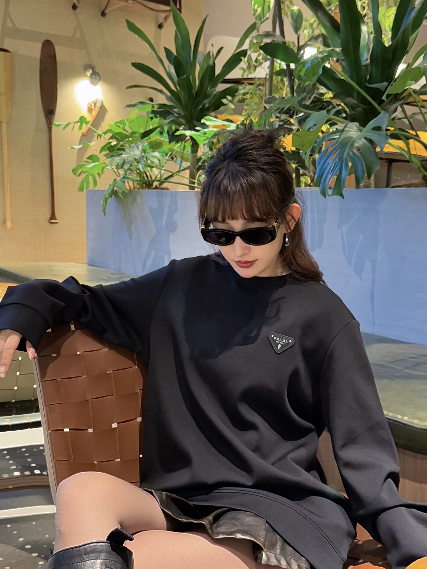 NO:572160,-PRA25FW new autumn and winter Lenzing modal blended round-neck sweatshirt, the same black triangle logo badge basic casual pullover sweatshirt for men and women!  Trading company channels are rare and available on the official website simultaneously!  P's new sweatshirt has become a shining star in the fashion industry with its unique fabric, classic logo and fitting style, allowing everyone who wears it to stand out from the crowd and show their own unique charm!  This sweatshirt is made of customized Lenzing Modal, milk silk and Modal gold blend. When milk silk and Modal are perfectly blended, it creates an unprecedented comfortable experience!  It is as soft and delicate as a baby's skin. With a gentle touch, you can feel the gentle care from nature!  The addition of modal further improves the elasticity and durability of the fabric, making this sweatshirt fit more closely to the body and move freely during wearing!  The black triangle badge on the chest is like a bright pearl, embedded in the center of the sweatshirt!  As the classic symbol of P family, the triangle logo carries the history and culture of the brand!  The black color scheme perfectly echoes the body of the dress, forming a harmonious and unified aesthetic!  The fit-fitting design is neither too loose to look procrastinating, nor too tight to make people feel restrictive. This just-right version design can perfectly outline the wearer's body curves, showing a healthy and confident beauty!  Sizes XS-L  Size recommendation (standard version) If you are 174-140 pounds tall, try on size S which is suitable!  Boys weighing less than 133 kilograms should choose XS size, 133-148 kilograms should choose S size, 148-163 kilograms should choose M size, and 163-180 kilograms should choose L size!  All girls can choose size XS!  ,,prada,hoodie,sweatshirts,gold,alexander wang19860909-PRA25FW秋冬新款兰精莫代尔混纺圆领卫衣,男女同款黑色三角标徽章基础休闲套头卫衣衫！贸易公司渠道稀出,同步官网发售！P家新款卫衣以其独特的面料、经典的标志和合身的版型,成为了时尚界的一颗璀璨明星,让每一个穿着它的人都能在人群中脱颖而出,展现出属于自己的独特魅力！ 该卫衣采用客供定制兰精莫代尔,牛奶丝和莫代尔黄金混纺,牛奶丝和莫代尔完美融合时,便创造出了一种前所未有的舒适体验！柔软细腻得如同婴儿的肌肤,轻轻触碰,便能感受到那股来自大自然的温柔呵护！而莫代尔的加入,则进一步提升了面料的弹性和耐用性,让这件卫衣在穿着过程中更加贴合身体,活动自如！胸前黑色三角标徽章宛如一颗璀璨的明珠,镶嵌在卫衣的正中央！三角标作为P家的经典标志,承载着品牌的历史与文化！而黑色的配色,则与衣身完美呼应,形成了一种和谐统一的美感！合身版型设计既不会过于宽松而显得拖沓,也不会过于紧身而让人感到束缚,这种恰到好处的版型设计,能够完美地勾勒出穿着者的身材曲线,展现出一种健康而自信的美感！尺码XS-L XS码肩宽42cm-胸围104cm-衣长67cm-袖长62cm S码肩宽43cm-胸围108cm-衣长69cm-袖长63cm M码肩宽44cm-胸围112cm-衣长71cm-袖长64cm L码肩宽45cm-胸围116cm-衣长73cm-袖长65cm 尺码推荐（标准版型） 身高174-140斤,试穿S码合适！ 男生体重133斤以内选择XS码,133-148斤选择S码,148-163斤选择M码,163-180斤选择L码！ 女生全部选择XS码即可！,,prada,hoodie,sweatshirts,gold,alexander wang,Men's clothing