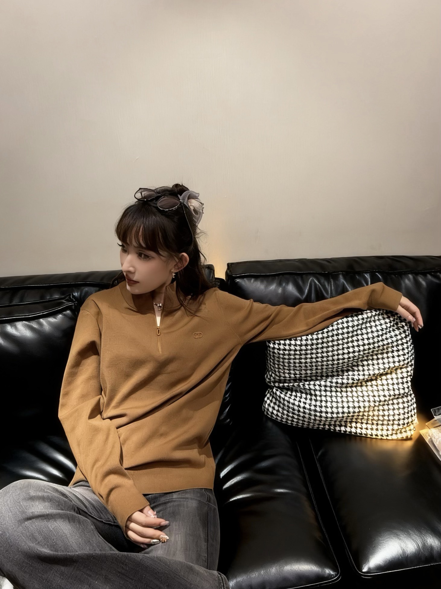 NO:572173,-CD25FW new autumn and winter imported wool blended half-zip stand-up collar sweater, same style for men and women with three-dimensional embossed CD logo fashion pullover sweater and sweater!  Trading company channels are rare and available on the official website simultaneously!  D’s new autumn and winter bottoming sweater is recommended. With its unique design and excellent quality, it has attracted the attention of countless fashion lovers and has become a classic choice in people’s wardrobes!  This sweater is woven with custom-made wool blended yarn, which cleverly combines the natural advantages of wool with the characteristics of other fibers. Wool itself has excellent warmth retention. In the cold winter, it can be like a layer of soft clouds, tightly wrapping the body to resist the biting cold wind, so that warmth is always with you!  The iconic three-dimensional embossed CD logo on the chest is undoubtedly the finishing touch of the entire sweater!  Carefully crafted using three-dimensional relief technology, every line is clear and smooth, and every detail is lifelike, as if it is a work of art carefully carved by craftsmen's hands!  As a well-known brand in the fashion industry, D's logo itself represents a fashion attitude and high-quality pursuit. This three-dimensional relief logo not only demonstrates the unique charm of the brand, but also allows the wearer to stand out from the crowd and become the focus of fashion!  The half-zip opening placket and small stand-up collar design, the half-zip opening and closing are not only convenient for putting on and taking off, but also can be adapted to different occasions and needs!  The design of the small stand-up collar looks delicate and capable. It does not restrict the neck like a traditional turtleneck sweater, but it can also play a role in keeping warm and modifying the face to a certain extent!  The fitted version can fit the body curve just right, showing the wearer's figure advantages, allowing the wearer to move more freely without any sense of restraint!  Black/grey/khaki, three colors included!  Sizes S-L S size shoulder width 44cm - chest circumference 100cm - dress length 64cm - sleeve length 61cm M size shoulder width 45cm - chest circumference 106cm - dress length 66cm - sleeve length 62cm L size shoulder width 46cm - chest circumference 112cm - dress length 68cm - sleeve length 63cm Size recommendation (standard version) Height 174-140 catties, try on M size!  Boys weighing less than 130 kilograms should choose S size, 130-150 kilograms should choose M size, and 150-175 kilograms should choose L size!  All girls can choose size S!  ,,dior,sweaters,alexander wang19860909-CD25FW秋冬新款进口羊毛混纺半拉链立领毛衣,男女同款立体浮雕CD标识时尚套头毛衣针织衫！贸易公司渠道稀出,同步官网发售！D家秋冬新款打底毛衣推荐,它以独特的设计和卓越的品质,吸引着无数时尚爱好者的目光,成为人们衣橱里的经典之选！ 这款毛衣采用客供定制羊毛混纺纱线织造,巧妙地融合了羊毛的天然优势与其他纤维的特性,羊毛本身就具有极佳的保暖性,在寒冷的冬日里,它能像一层轻柔的云朵,紧紧包裹着身体,抵御刺骨的寒风,让温暖时刻相伴！胸前标志性的立体浮雕CD标识,无疑是整件毛衣的点睛之笔！采用立体浮雕工艺精心打造而成,每一个线条都清晰流畅,每一个细节都栩栩如生,仿佛是工匠们用双手精心雕琢出来的艺术品！D家作为时尚界的知名品牌,其标识本身就代表着一种时尚态度和高品质追求,这个立体浮雕标识,不仅彰显了品牌的独特魅力,更让穿着者在人群中脱颖而出,成为时尚的焦点！半拉链开合门襟及小立领设计,半拉链开合既方便了穿脱,又能根据不同的场合和需求！小立领的设计则显得精致而干练,它不像传统的高领毛衣那样束缚颈部,又能在一定程度上起到保暖和修饰脸型的作用！合体版型可以恰到好处地贴合身体曲线,展现出穿着者的身材优势,让穿着者在活动时更加自如,不会有任何的拘束感！黑色/灰色/卡其,三色入！尺码S-L S码肩宽44cm-胸围100cm-衣长64cm-袖长61cm M码肩宽45cm-胸围106cm-衣长66cm-袖长62cm L码肩宽46cm-胸围112cm-衣长68cm-袖长63cm 尺码推荐（标准版型） 身高174-140斤,试穿M码合适！ 男生体重130斤以内选择S码,130-150斤选择M码,150-175斤选择L码！ 女生全部选择S码即可！,,dior,sweaters,alexander wang,Men's clothing