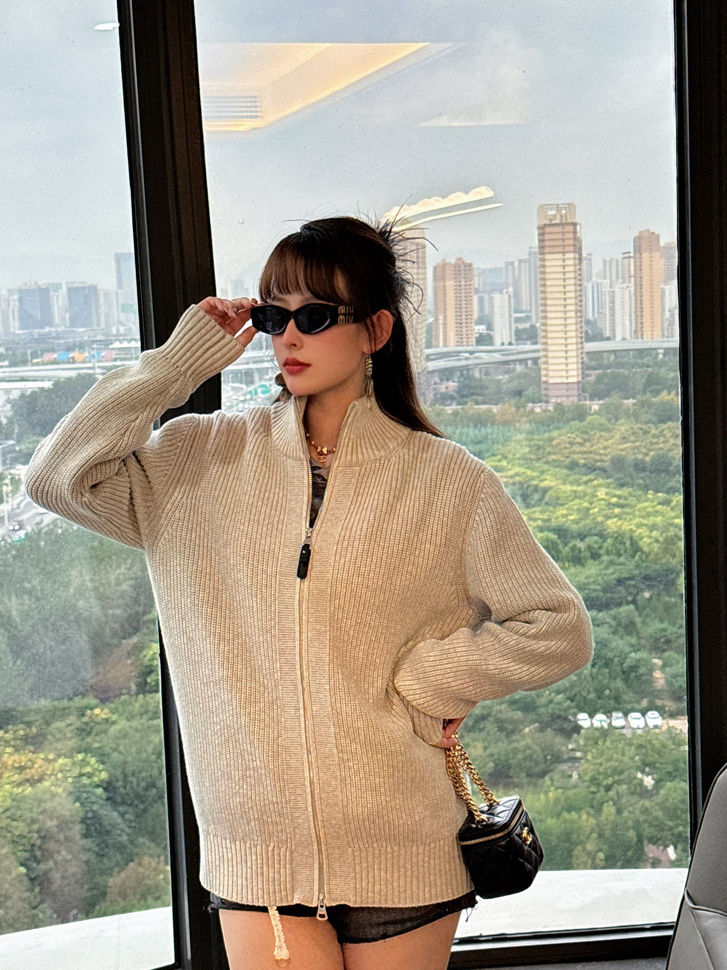 NO:572171,-MM6 25FW new autumn and winter cotton yarn knitted stand-collar cardigan, the same classic four-corner stitched casual zipper knitted cardigan jacket for men and women!  Trading company channels are rare and available on the official website simultaneously!  MM6’s new zipper cardigan has become a shining star in the fashion industry with its custom-made pure cotton fabric, iconic four-corner stitching on the back collar, unique placket zipper and small stand-up collar design, and fitted version!  This cardigan is carefully woven with custom-made pure cotton yarn. It is not only comfortable to touch, but also has an excellent drape. When worn on the body, it naturally fits the body curves without appearing too tight or loose. Every line is smooth and elegant, as if it is a carefully crafted work of art, showing off your stylish look!  The iconic four-corner stitching design on the back collar, which seems to be a simple four-corner stitching, actually contains the designer’s ingenuity!  It doesn't have too many complicated decorations, but it shows its unique charm in a simple and advanced way!  The placket adopts a zipper opening and closing method. This design is not only convenient to put on and take off, but also adds a sense of fashion and practicality!  The combined small stand-up collar design adds a bit of sophistication and elegance to the entire cardigan. The small stand-up collar is slightly raised, which appropriately modifies the neck line. It does not appear too formal and stiff, but also shows a refined temperament!  The fitted version is not as casual as the loose version, nor is it as restrictive as the tight version. The fitted tailoring can fit the body contours well and show off your figure advantages. Whether it is a slim figure or a slightly chubby figure, it can be cleverly modified to make you look more confident and charming!  Gray/Coffee/Blue, three colors included!  Sizes XS-L  Size recommendation (standard version) If you are 174-140 pounds tall, try on size S which is suitable!  Boys weighing less than 135 kilograms should choose XS size, 135-150 kilograms should choose S size, 150-165 kilograms should choose M size, and 165-180 kilograms should choose L size!  All girls can choose size XS!  ,,masion margiela,jackets & coats,alexander wang19860909-MM6 25FW秋冬新款全棉纱线针织立领开衫,男女同款经典四角缝线休闲拉链针织开衫外套！贸易公司渠道稀出,同步官网发售！MM6新款拉链开衫以其客供定制的纯棉面料、后领处标志性的四角缝线、独特的门襟拉链与小立领造型设计以及合身的版型,成为了时尚界的一颗璀璨明星！ 这款开衫采用客供定制纯棉纱精心织造,不仅触感舒适,更有着出色的垂顺感,穿在身上它自然地贴合身体曲线,又不会显得过于紧绷或松垮,每一处线条都流畅而优雅,仿佛是经过精心雕琢的艺术品,尽显有型之态！后领处标志性的四角缝线设计,这看似简单的四角缝线,实则蕴含着设计师的匠心独运！它没有过多繁杂的装饰,却以一种简约而高级的方式展现着独特的魅力！门襟采用了拉链开合的方式,这种设计不仅方便穿脱,更增添了一份时尚感与实用性！而结合的小立领造型设计,则为整件开衫增添了几分干练与优雅,小立领微微竖起,恰到好处地修饰了颈部线条,既不会显得过于正式呆板,又能展现出一种精致的气质！合身版型不像宽松版型那样过于随性,也不像紧身版型那样束缚身体,合身的剪裁能够很好地贴合身体轮廓,展现出你的身材优势,无论是苗条的身材还是微胖的体型,它都能巧妙地修饰,让你看起来更加自信和迷人！灰色/咖色/蓝色,三色入！尺码XS-L XS码肩宽42cm-胸围104cm-衣长62cm-袖长60cm S码肩宽43cm-胸围108cm-衣长63cm-袖长61cm M码肩宽44cm-胸围112cm-衣长64cm-袖长62cm L码肩宽45cm-胸围116cm-衣长65cm-袖长63cm 尺码推荐（标准版型） 身高174-140斤,试穿S码合适！ 男生体重135斤以内选择XS码,135-150斤选择S码,150-165斤选择M码,165-180斤选择L码！ 女生全部选择XS码即可！,,masion margiela,jackets & coats,alexander wang,Men's clothing