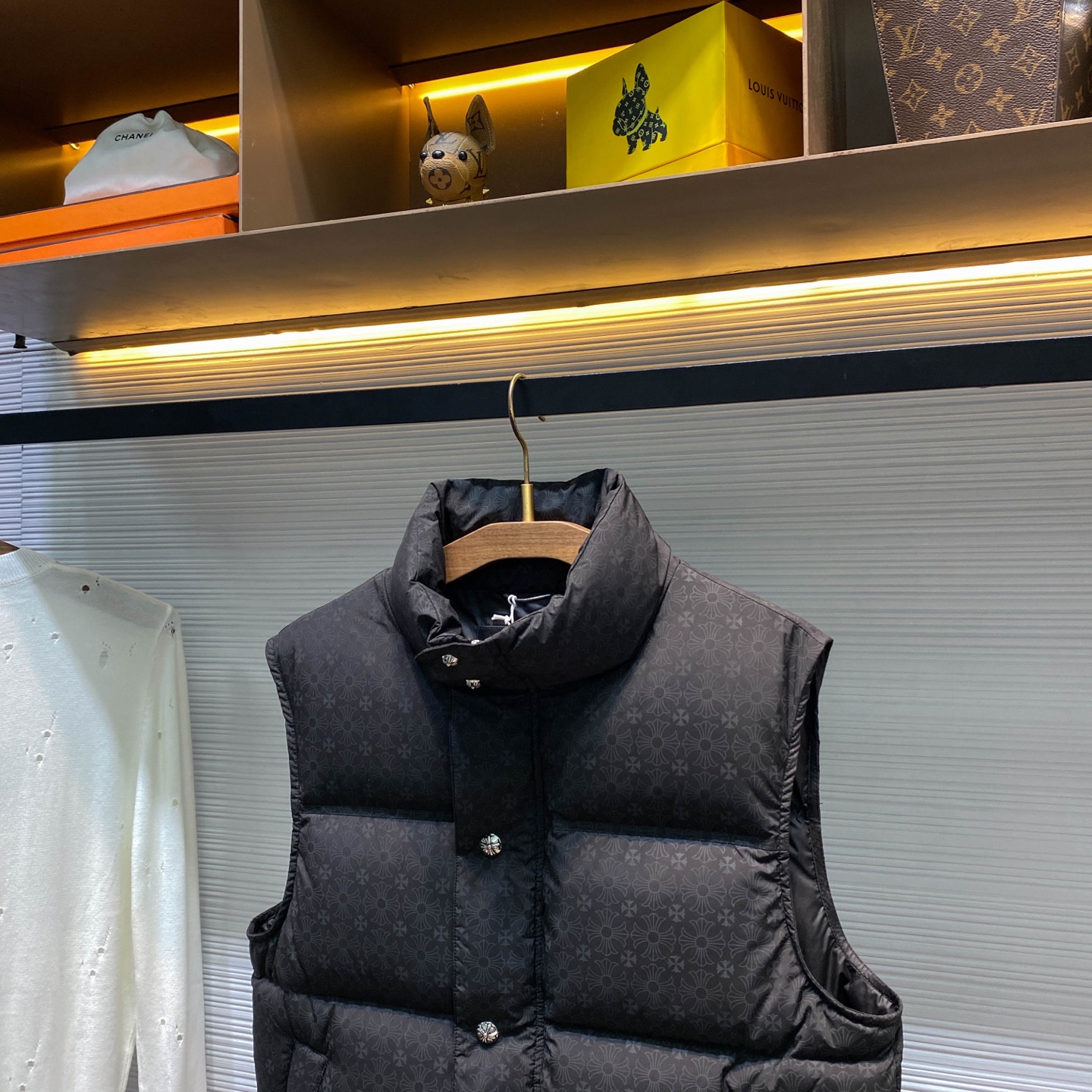 CH25FW autumn/winter unisex stand-up collar down vest. Made of water-resistant nylon with a subtle jacquard pattern and filled with 90% white duck down. Relaxed, loose fit. Available in sizes S-XL. Limited edition fashion item.-Big cat