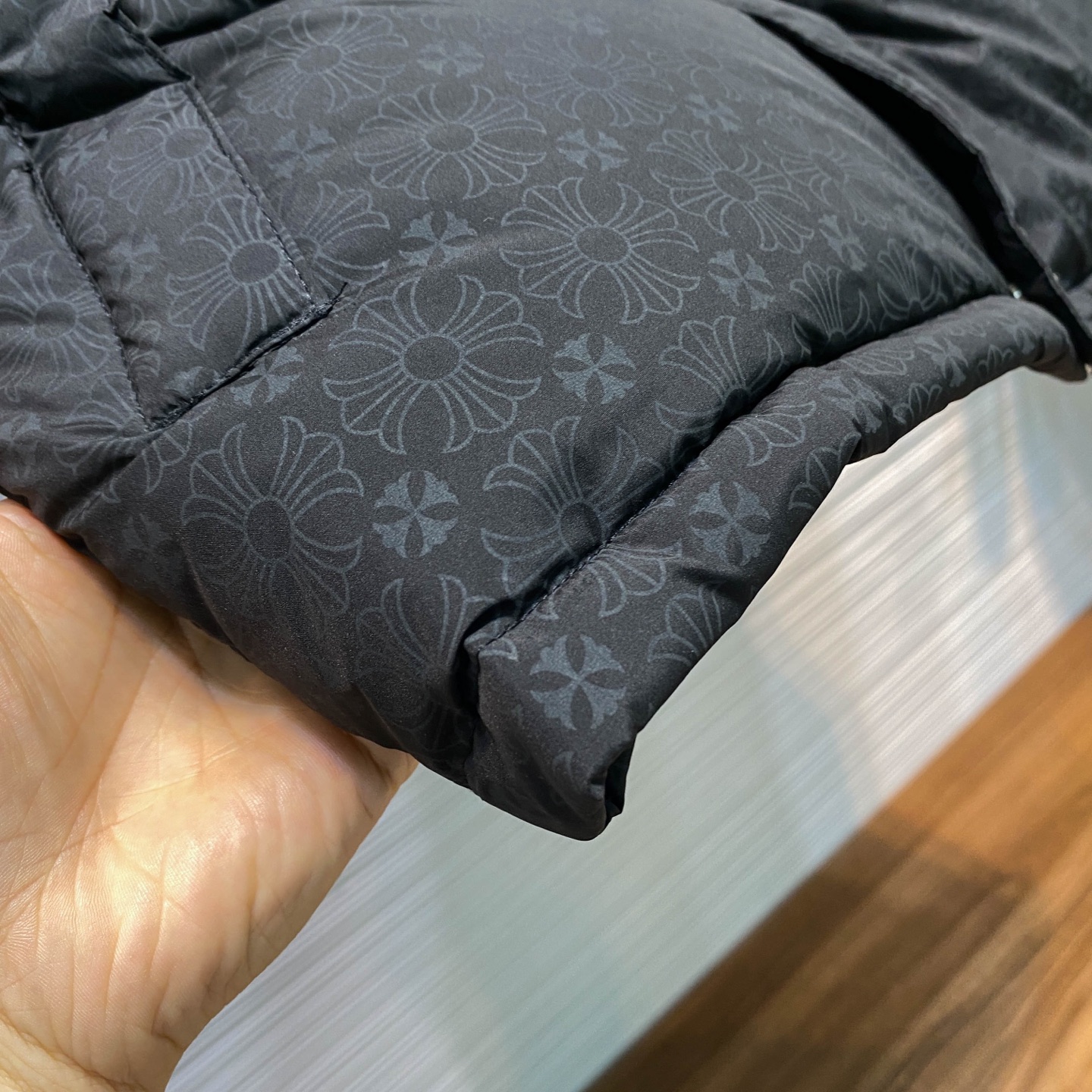 CH25FW autumn/winter unisex stand-up collar down vest. Made of water-resistant nylon with a subtle jacquard pattern and filled with 90% white duck down. Relaxed, loose fit. Available in sizes S-XL. Limited edition fashion item.-Big cat