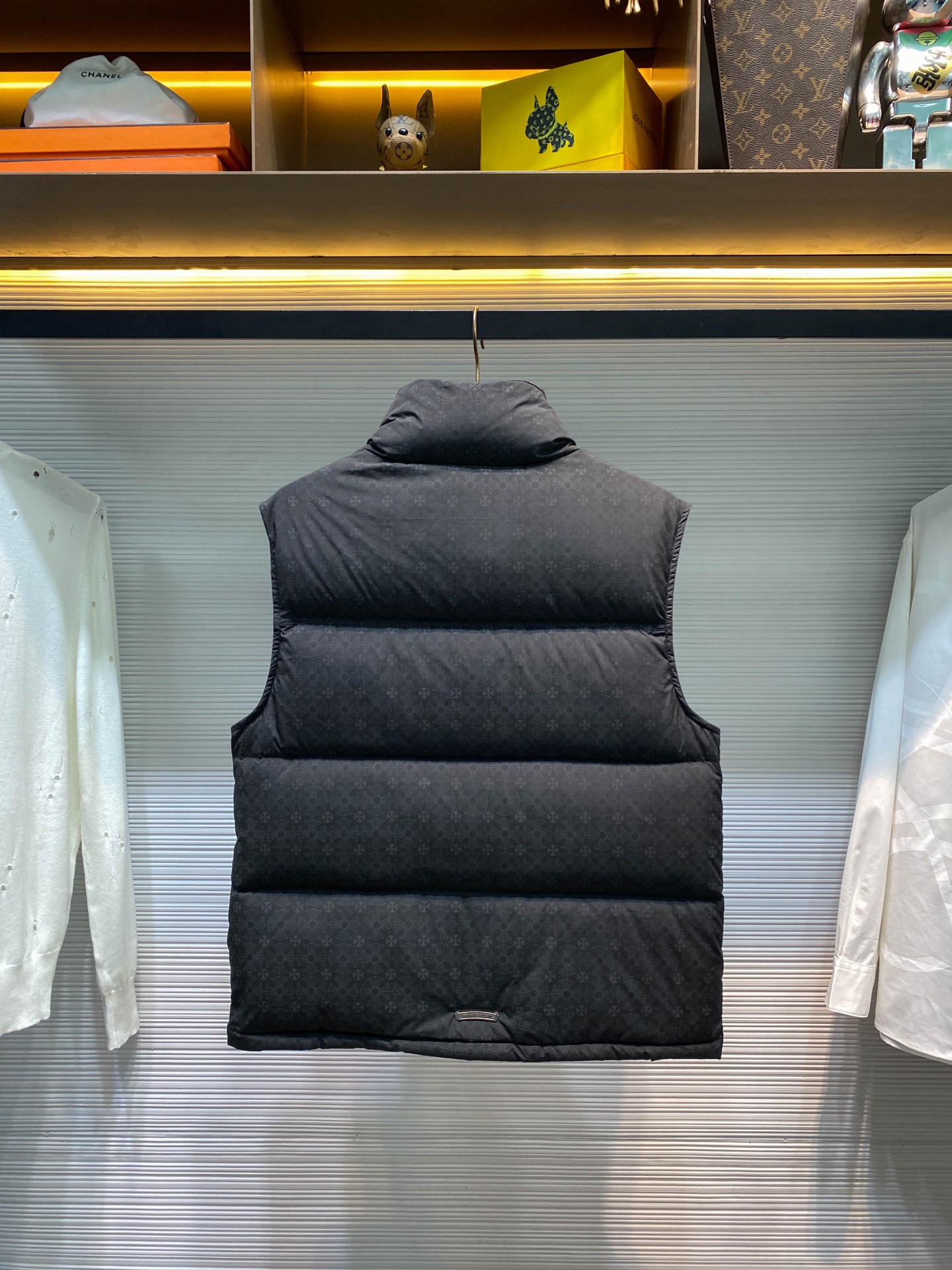 CH25FW autumn/winter unisex stand-up collar down vest. Made of water-resistant nylon with a subtle jacquard pattern and filled with 90% white duck down. Relaxed, loose fit. Available in sizes S-XL. Limited edition fashion item.-Big cat