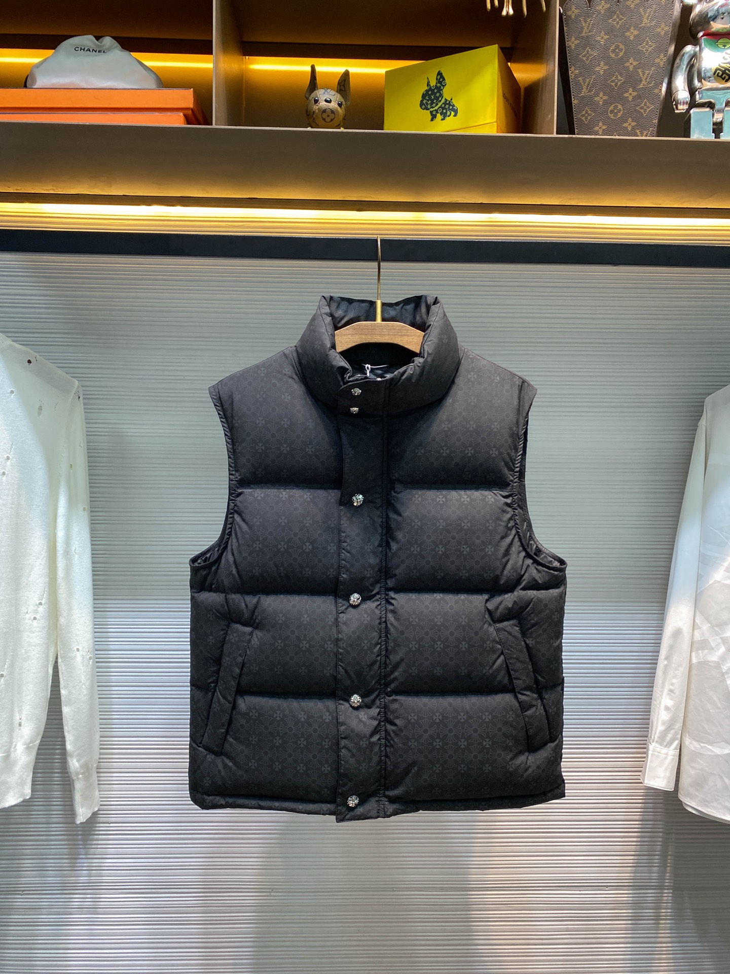 CH25FW autumn/winter unisex stand-up collar down vest. Made of water-resistant nylon with a subtle jacquard pattern and filled with 90% white duck down. Relaxed, loose fit. Available in sizes S-XL. Limited edition fashion item.-Big cat
