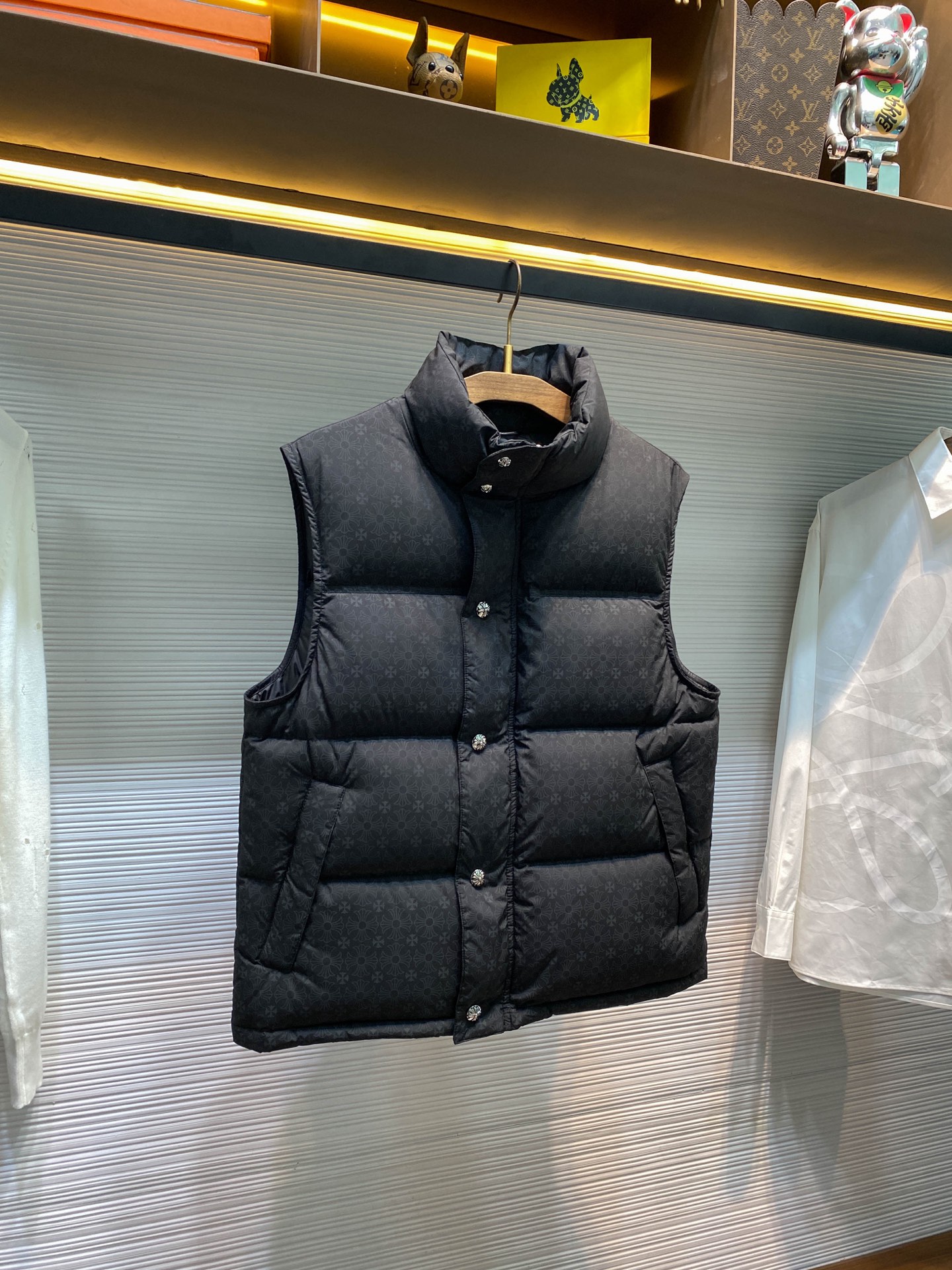 CH25FW autumn/winter unisex stand-up collar down vest. Made of water-resistant nylon with a subtle jacquard pattern and filled with 90% white duck down. Relaxed, loose fit. Available in sizes S-XL. Limited edition fashion item.-Big cat