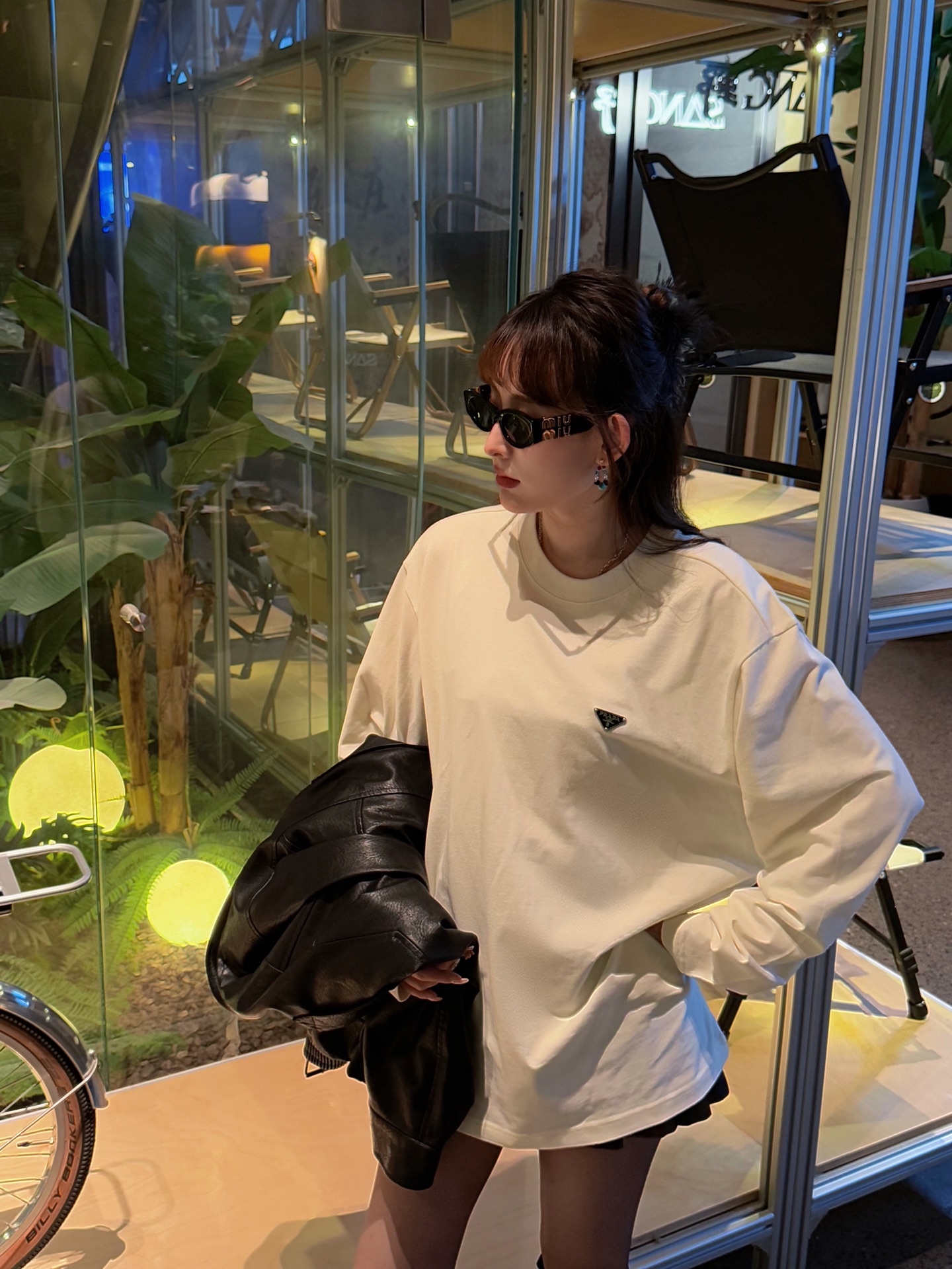 NO:572167,-PRA25FW autumn and winter new imported cotton material basic round neck long Tee, the same classic triangular logo badge basic casual long-sleeved T-shirt for men and women!  Trading company channels are rare and available on the official website simultaneously!  The P family’s essential basic base layer for commuting, the overall style is simple and high-end, a perfect fusion of fashion and comfort!  This base layer shirt is made of custom-made imported pure cotton. It feels soft and soft. When you wear it on your body and come into close contact with your skin, it feels like you are being gently wrapped by a layer of soft clouds. It is extremely comfortable against your skin!  Whether it's a cold winter or a cool spring and autumn, it can bring you just the right amount of warmth and care, making you feel unparalleled comfort in every moment!  The iconic triangle badge is inlaid on the chest, which is the soul symbol of the brand. It is simple yet high-end. It does not have too many decorations and cumbersome designs, but it can attract people's attention in the first place!  The loose fit is one of its highlights. It does not restrict the body like traditional tight-fitting bottoming shirts, but gives the body enough free space!  This loose design is not only suitable for people of all shapes and sizes, but also creates a casual and comfortable fashion atmosphere!  Black/white, two colors included!  Sizes S-L S size shoulder width 50cm - bust 116cm - dress length 70cm - sleeve length 61cm M size shoulder width 51cm - chest circumference 120cm - dress length 71cm - sleeve length 62cm L size shoulder width 52cm - bust 124cm - dress length 73cm - sleeve length 63cm Recommended size (loose fit) Height 174-140 pounds, try on size S!  Boys weighing less than 145 kilograms should choose S size, 145-165 kilograms should choose M size, and 165-185 kilograms should choose L size!  All girls can choose size S!  ,,prada,tees,t-shirt,alexander wang19860909-PRA25FW秋冬新款进口全棉材质基础圆领长Tee,男女同款经典三角标徽章基础休闲长袖T恤打底衫！贸易公司渠道稀出,同步官网发售！P家通勤必备款基础打底衫奉献,整体风格简约而高级,是时尚与舒适的完美融合！ 这款打底衫采用客供定制进口纯棉材质,触感软糯轻柔,当你把它穿在身上与肌肤亲密接触时,就像是被一层轻柔的云朵温柔地包裹着,贴肤舒适到了极致！无论是寒冷的冬日,还是凉爽的春秋,它都能为你带来恰到好处的温暖与呵护,让你在每一个瞬间都感受到无与伦比的舒适！胸前镶嵌着标志性的三角标徽章,是品牌的灵魂象征,简约而不失高级,它没有过多的装饰和繁琐的设计,却能在第一时间吸引人们的目光！宽松版型更是它的一大亮点,它不像传统的紧身打底衫那样束缚身体,而是给予了身体足够的自由空间！这种宽松的设计,不仅适合各种身材的人穿着,还能营造出一种随性、自在的时尚氛围！黑色/白色,两色入！尺码S-L S码肩宽50cm-胸围116cm-衣长70cm-袖长61cm M码肩宽51cm-胸围120cm-衣长71cm-袖长62cm L码肩宽52cm-胸围124cm-衣长73cm-袖长63cm 尺码推荐（宽松版型） 身高174-140斤,试穿S码合适！ 男生体重145斤以内选择S码,145-165斤选择M码,165-185斤选择L码！ 女生全部选择S码即可！,,prada,tees，t-shirt,alexander wang,Men's clothing