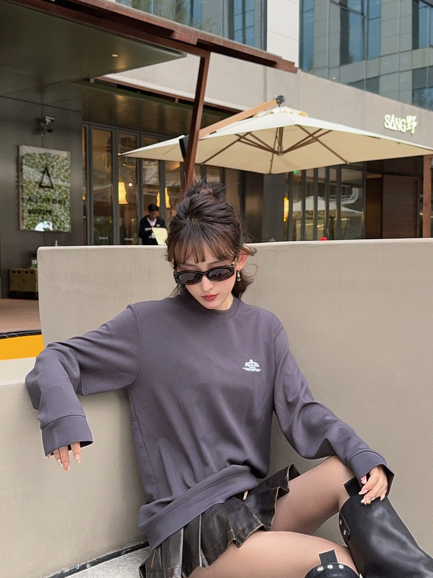 NO:572165,-PRA25FW new autumn and winter Lenzing modal blended round neck sweatshirt, same style for men and women with classic letter logo printed casual pullover sweatshirt!  Trading company channels are rare and available on the official website simultaneously!  An indispensable basic sweatshirt in autumn and winter. It does not have too many fancy decorations, but with its simple and elegant design, it exudes an innate sense of high-end, as if telling a legendary story about fashion and quality!  This sweatshirt is made of customized Lenzing Modal, milk silk and Modal gold blend. When milk silk and Modal are perfectly blended, it creates an unprecedented comfortable experience!  It is as soft and delicate as a baby's skin. With a gentle touch, you can feel the gentle care from nature!  The addition of modal further improves the elasticity and durability of the fabric, making this sweatshirt fit more closely to the body and move freely during wearing!  The classic letter logo print embellished in a minimalist style on the chest can always inadvertently highlight its extraordinary sense of luxury status!  The fitted version can perfectly outline the wearer's body curves, showing a healthy and confident beauty. Whether paired with jeans or sweatpants, it can easily create different fashion styles!  Dark gray/coffee, two colors available!  Sizes XS-L  Size recommendation (standard version) If you are 174-140 pounds tall, try on size S which is suitable!  Boys weighing less than 133 kilograms should choose XS size, 133-148 kilograms should choose S size, 148-163 kilograms should choose M size, and 163-180 kilograms should choose L size!  All girls can choose size XS!  ,,prada,hoodie,sweatshirts,jeans,gold,alexander wang19860909-PRA25FW秋冬新款兰精莫代尔混纺圆领卫衣,男女同款经典字母标识印花休闲套头卫衣衫！贸易公司渠道稀出,同步官网发售！秋冬季不可或缺的基础卫衣,它没有过多花哨的装饰,却凭借着简洁大方的设计,散发出一种与生俱来的高级感,仿佛在诉说着一个关于时尚与品质的传奇故事！ 该卫衣采用客供定制兰精莫代尔,牛奶丝和莫代尔黄金混纺,牛奶丝和莫代尔完美融合时,便创造出了一种前所未有的舒适体验！柔软细腻得如同婴儿的肌肤,轻轻触碰,便能感受到那股来自大自然的温柔呵护！而莫代尔的加入,则进一步提升了面料的弹性和耐用性,让这件卫衣在穿着过程中更加贴合身体,活动自如！胸前以极简风格点缀的经典字母Logo印花,总是能够在不经意间凸显其不凡的高奢身份感！合身版型能够完美地勾勒出穿着者的身材曲线,展现出一种健康而自信的美感,无论是搭配牛仔裤还是运动裤,都能轻松营造出不同的时尚风格！深灰/咖色,两色入！尺码XS-L XS码肩宽42cm-胸围104cm-衣长67cm-袖长62cm S码肩宽43cm-胸围108cm-衣长69cm-袖长63cm M码肩宽44cm-胸围112cm-衣长71cm-袖长64cm L码肩宽45cm-胸围116cm-衣长73cm-袖长65cm 尺码推荐（标准版型） 身高174-140斤,试穿S码合适！ 男生体重133斤以内选择XS码,133-148斤选择S码,148-163斤选择M码,163-180斤选择L码！ 女生全部选择XS码即可！,,prada,hoodie,sweatshirts,jeans,gold,alexander wang,Men's clothing