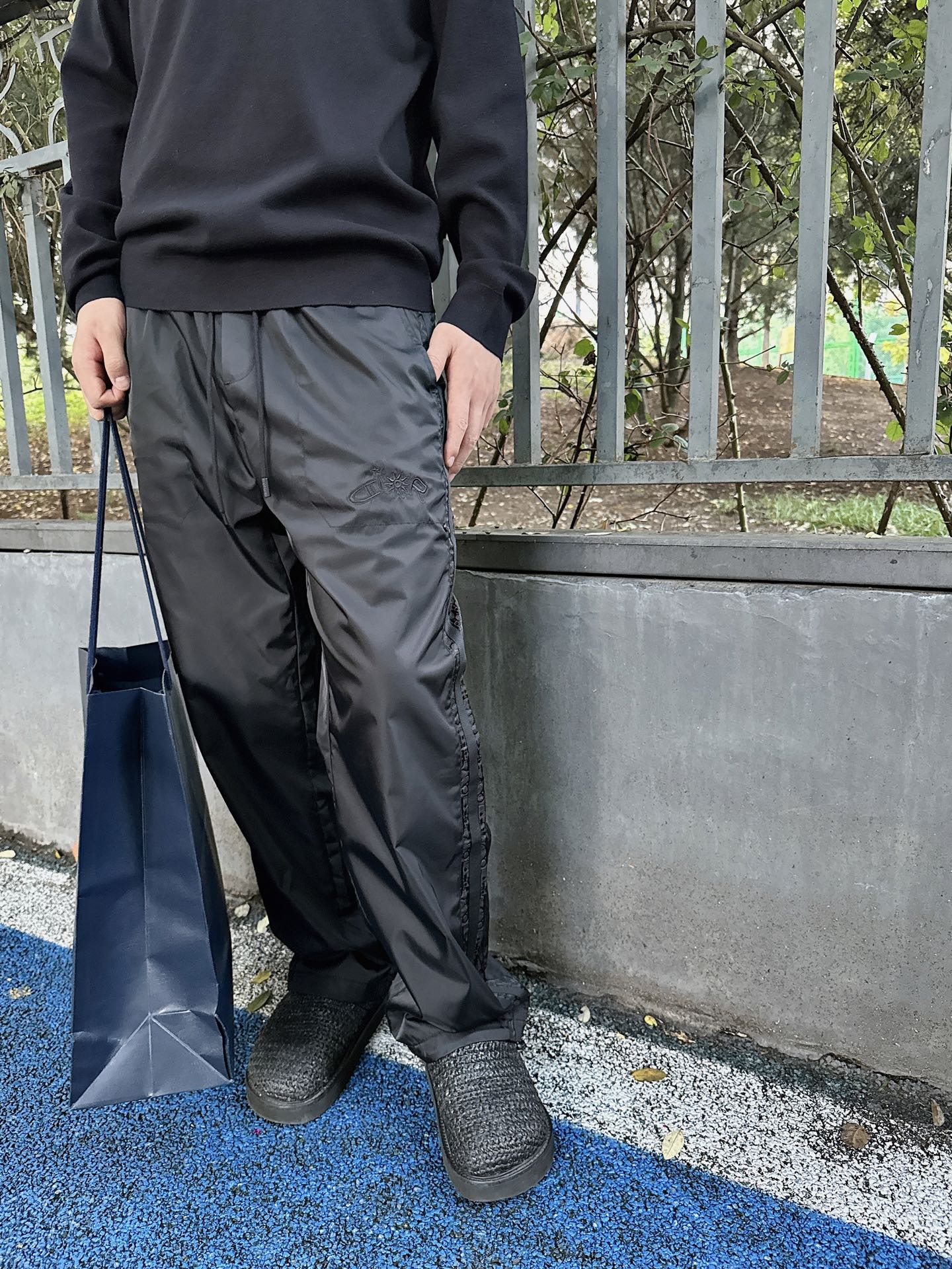 NO:572163,-CD25FW new autumn and winter black high-density nylon drawstring casual trousers, men's side jacquard fabric spliced ​​drawstring leg straight casual trousers!  Trading company channels are rare and available on the official website simultaneously!  D's new straight-leg casual pants have become a shining star in the fashion industry with their high-quality fabrics, unique designs and thoughtful styles!  It not only meets people's needs for comfortable wearing, but also satisfies people's pursuit of fashion and personality!  This casual pants is made of custom-made black high-density nylon material. When you touch it gently, you can feel its crisp and stylish texture. It not only has excellent wear resistance and can withstand various frictions and collisions in daily wear, but also has good wrinkle resistance. Even after long-term wearing and folding, it can still remain as flat as new, allowing you to maintain a neat and decent image at all times!  The super-soft fiber lining is like covering the skin of the legs with a layer of soft clouds, which is delicate and comfortable, improving the comfort and breathability of the pants!  The sides and back pockets of the trousers are designed with jacquard fabric splicing. This small detail adds infinite charm to the entire pair of trousers!  The delicate patterns on the jacquard fabric are like exquisite art paintings, which are particularly eye-catching against the black high-density nylon material!  It not only highlights the unique charm of the brand and allows the wearer to be recognized at a glance in the crowd, but also adds a rich sense of layering to the pants!  The co-branded logo embroidery on the front panel is exquisite in craftsmanship, and every stitch and thread is tight and even!  It allows the wearer to be closely connected with the trend and show his unique fashion taste!  The rubber nameplate embellishment on the side adds a sense of sophistication to the pants!  The design of the drawstring elastic waistband is very considerate and can adapt to people with different waist sizes!  The straight version gives people a simple and elegant feeling. It is not too tight and restricts your activities, nor is it too loose and looks procrastinating!  This version can modify the leg lines very well and make your legs look straighter and slender!  The design of the drawstring cuffs on the trouser legs is the finishing touch, it can be adjusted according to your preference and wearing scene!  When you want to show a casual style, you can loosen the drawstring and let the trousers hang down naturally!  When you want to add a sense of fashion and sportiness, you can tighten the drawstring to make the trousers cinch, as if they instantly turn into a pair of fashionable sweatpants!  Sizes XS-L M size waist 82/88cm - hip 118cm - front 33cm - thigh 72cm - trouser length 106cm - trouser leg 50cm L size waist 86/92cm - hip 122cm - front 33cm - thigh 74cm - trouser length 108cm - trouser leg 51cm Size recommendation (standard version) Height 174-140 catties, try on size S!  Boys weighing less than 130 kilograms should choose XS size, 130-145 kilograms should choose S size, 145-162 kilograms should choose M size, and 162-180 kilograms should choose L size!  ,,dior,alexander wang19860909-CD25FW秋冬新款黑色高密度尼龙抽绳休闲裤,男士侧提花面料拼接抽绳束脚直筒休闲长裤！贸易公司渠道稀出,同步官网发售！D家新款直筒休闲裤以其优质的面料、独特的设计和贴心的版型,成为了时尚界的一颗璀璨明星！它不仅满足了人们对舒适穿着的需求,更满足了人们对时尚和个性的追求！ 这款休闲裤采用了客供定制黑色高密度尼龙材质,当你轻轻抚摸便能感受到它那挺括有型的质感,不仅具有出色的耐磨性,能够经受住日常穿着中的各种摩擦与碰撞,还拥有良好的抗皱性,即使经过长时间的穿着和折叠,依然能保持平整如新,让你时刻保持整洁得体的形象！超柔软的纤维内衬就像是给腿部肌肤披上了一层轻柔的云朵,细腻而舒适,提升了裤子的舒适透气性！裤身两侧及后兜采用了提花面料拼接的设计,这一小小的细节却为整条裤子增添了无限的魅力！提花面料上精致的花纹,仿佛是一幅幅精美的艺术画卷,在黑色高密度尼龙材质的衬托下,显得格外醒目！不仅凸显了品牌的独特魅力,让穿着者在人群中一眼就能被识别出来,还为裤子增添了丰富的层次感！ 前幅的联名标识刺绣,工艺精湛、每一针每一线都紧密而均匀！它让穿着者能够与潮流紧密相连,展现出自己独特的时尚品味！而侧面的橡胶铭牌点缀,则为裤子增添了一份精致感！抽绳松紧裤腰的设计,这种设计非常贴心,能够适应不同腰围的人群！直筒版型则给人一种简洁大方的感觉,它不会过于紧身,限制你的活动,也不会过于宽松,显得拖沓！这种版型能够很好地修饰腿部线条,让你的双腿看起来更加笔直修长！而裤脚抽绳束口的设计更是点睛之笔,它可以根据你的喜好和穿着场景进行调节！当你想要展现一种休闲随性的风格时,可以将抽绳放松,让裤脚自然垂落！当你想要增加一些时尚感和运动感时,可以将抽绳拉紧,让裤脚呈现出束口的效果,仿佛瞬间变成了一条时尚的运动裤！尺码XS-L XS码腰围74/80cm-臀围110cm-前档32cm-大腿围68cm-裤长102cm-裤脚48cm S码腰围78/84cm-臀围114cm-前档32cm-大腿围70cm-裤长104cm-裤脚49cm M码腰围82/88cm-臀围118cm-前档33cm-大腿围72cm-裤长106cm-裤脚50cm L码腰围86/92cm-臀围122cm-前档33cm-大腿围74cm-裤长108cm-裤脚51cm 尺码推荐（标准版型） 身高174-140斤,试穿S码合适！ 男生体重130斤以内选择XS码,130-145斤选择S码,145-162斤选择M码,162-180斤选择L码！,,dior,alexander wang,Men's clothing
