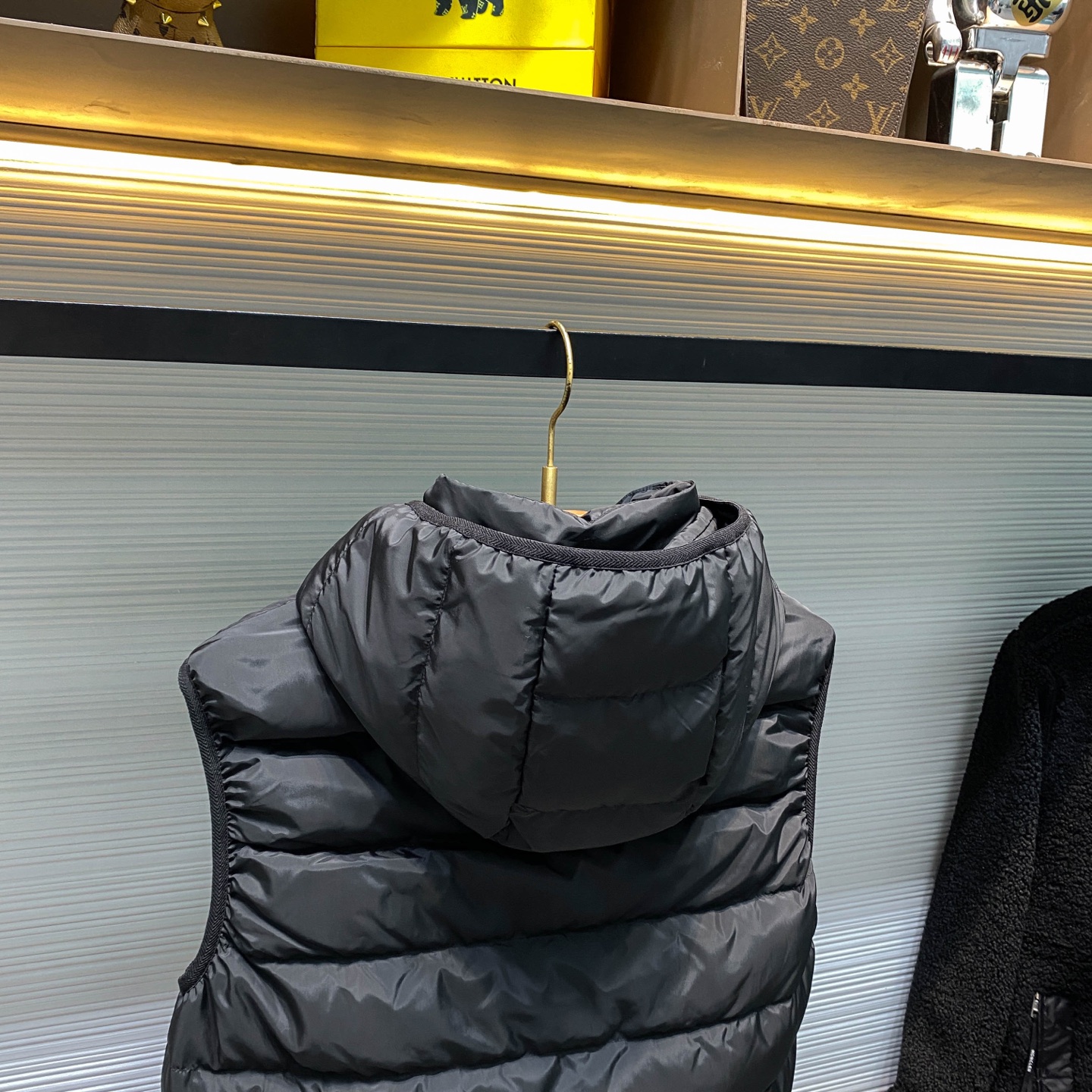 MOC25FW秋冬新款黑色哑光尼龙拉链羽绒马甲，男女同款门襟字母标识可拆卸连帽立领无袖羽绒服外套！贸易公